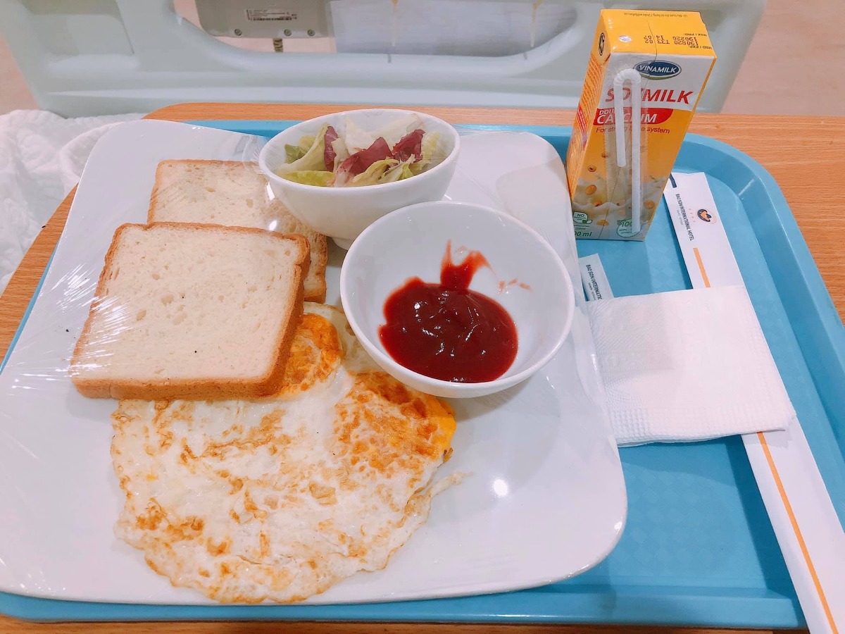 REVIEW ĐẺ TẠI BỆNH VIỆN BẢO SƠN

Vậy là đã 1 tháng trôi qua, kể từ ngày 2 mẹ con mình vượt cạn cùng các Y Bác Sỹ tại Bệnh viện Bảo Sơn.🌼
Khi vào nhóm chắc chắn cũng nhiều ng muốn tìm hiểu về dvu ở BS như e lúc đang tìm hiểu nên e sẽ chia sẻ chút vs mng.
 Hôm nay có time rảnh rỗi để ngồi viết chút review cho chị e tham khảo!
- Đứa đầu e chọn Phụ Sản HN vì tuyến đầu ngành cho yên tâm. E đẻ dịch vụ mà nghĩ đến h vẫn sợ, quá đông ạ, mở hết 10p r mà con e lại quậy quá nên bsy chỉ định mổ. Mổ xong 2 ngày thì về, chuyên môn khỏi phải bàn nhg dịch vụ thì chắc ai đi rồi sẽ hiểu.
- Đứa thứ 2 e quyết định mổ chủ động bvien tư. Vì đúng đợt dịch, phụ sản sẽ rất đông e cũng lo, mà cũng muốn vượt cạn dịch vụ tốt xíu. Sau khi tìm hiểu thì quyết định mổ lần 2 tại Bệnh Viện Đa Khoa Bảo Sơn.
👐🏻 Lần này, đi đẻ nhàn quá các bác ạ! E đến khám tuần thứ 36, thủ tục lm hồ sơ có nhân viên tư vấn lm hết, mih cũng k phải lz. Khám xét nghiệm trước sinh e thấy kỹ, nhiệt tình, có bạn tư vấn viên đưa đi khám từng khâu rất nhanh chóng, ko lo bỡ ngỡ. Khám xong sang ăn sáng tại Bảo Sơn Hotel rồi quay về lấy kết quả.
- Có những mức giá theo tuần đky tư lúc mới bầu cho tới lúc đẻ. E chọn gói 38w đẻ mổ lần 2. Đúng đợt này đang đc giảm giá. Đẻ xong lú quá e hay quên, mà cũng ck trả viện phí nên k nhớ chi tiết.
- Đi đẻ đúng nhàn tênh, các bác chỉ cần mang bộ quần áo của mẹ và bé hôm xuất viện thôi nhé. Đồ ở bệnh viện cbi cho đầy đủ hết rồi.
- Tiếp đến là hôm đi mổ chủ động. Cứ thế đi đến lên thẳng vào lm các bước trước mổ, xong xuôi chuyển vào phòng mổ. Lần này, cảm giác còn sợ hơn lần 1. Lần đầu đau đẻ e ko khóc đâu, bsy bảo mổ cái nước mắt chảy ròng ròng, cơ thể yếu ớt tn mổ xong tiếp xúc da với con xong ngất luôn nên thiếp đi khoảng 2,3 tiếng tỉnh dậy rồi mới đc chuyển về hậu phẫu. Nên mổ l2 e vẫn sợ lắm. Mà các bác sỹ, hộ sinh cứ cổ vũ, khích lệ tinh thần nên e cũng bớt lo. Nói chuyện đc vài câu thì thấy cu con oe oe ra chào mẹ roi. Lúc này cả ê kíp mổ lại tiếp tục nchuyen vs e rất vui và rôm rả. Lần mổ 2 này e ko ngất cơ mà cũng bị nôn 2 lần ở phòng hậu phẫu, xong phải tiêm chống nôn ms hết. Nchug cả 2 lần mổ e đều bị tác dụng của gây tê tuỷ sống.
- Chuyển về phòng thì e book phòng up lên phòng riêng là 1tr4/ngày. E ở viện 4 ngày.
Gói mình đky ở viện là phòng sẽ ở 2 sản phụ, e up lên thì ở 1 mình nên phát sinh thêm khoản này. Ở phòng thường thì có đủ 4 bữa cho sản phụ và 1 bữa sáng cho ng nhà sang khách sạn ăn. E up lên phòng dịch vụ thì cả ng nhà cũng đc mang 3 bữa tại phòng và phiếu ăn sáng bên khách sạn.
- Về phòng sau sinh, bác sỹ Cốc ( mổ chính) cho mình về hỏi han rất chu đáo và bác tiêm mũi giảm đau sau sinh cho mình cũng xuống hỏi han liên tục xem có đau ko, rồi kiểm tra ống giảm đau thg xuyên.
+ Đêm đầu tiên sau khi mổ xong các y bác sỹ vào hỏi han thường xuyên, cứ 1,2 tiếng lại có điều dưỡng vào ktra, thay dịch, tiêm kháng sinh. 
+ Hết giảm đau 48h lúc này e đau quá, thì mỗi ngày đc đặt 2 viên giảm đau nữa ko thì chắc xỉu qá.(mổ l2 đau hơn l1 gấp trăm lần ce ạ 🤣)
+ Tối có điều dưỡng trực phòng kế bên nếu cần gì cứ gọi họ sẽ thay bỉm, pha sữa,.... cho. Nhg mẹ vs ck e làm hết roi cũng ko gọi. Chỉ lúc nào e đau ms gọi, nhg tối họ cũng thi thoảng vào ktra rồi.
+ Bị tắc tia sữa lúc nửa đêm gọi điều dưỡng sang massage tay cho ko thì chắc hôm sau e là e bị nặng lun mất.
+ Dịch vụ tốt quá, nhiều sự quan tâm quá nên e ko nhớ hết mà kể chi tiết với mọi ng luôn. Nhiệt tình từ lao công vào dọn vệ sinh ngày 2 lần rất cẩn thận và niềm nở cho đến nhân viên bên khách sạn mang đồ ăn sang cũng rất nhiệt tình. 
+ Đồ ăn ngon, thay đổi menu mỗi ngày cho sản phụ lưah chọn đa dạng, ko bị ngán.
- Ngày nào bác sỹ cũng qua hỏi han. Hôm cuối xuất viện ra thanh toán thêm những khoản phát sinh và lấy giấy tờ rất nhanh.
- Bvien còn đặt thuốc đây dịch cho ra nhanh nên ve nhà e chỉ còn xíu dịch vài hôm là sạch, chứ ko như lần đầu về cả tháng ms sạch.
- Ngày nào cũng tiêm co dạ con nên sau mấy hôm ở viện về bụng e xẹp lép luôn, chứ ko như lần đầu về bung như cái rổ, da con co mấy tháng mới nhỏ lại.
- Chiếu tia laser giúp khô vết mổ nhanh. Tvia vết mổ đẹp lm ạ.
- Bệnh viện tặng quà sau sinh. Mẹ và bé sẽ đc care trong vòng 1 thánh sau sinh có vấn đề gì cứ xuống viện ktra ạ. Bsi Thắm nổi tiếng chữa tắc tia sữa tại bvien nói cứ tắc là xg gặp bác ko cần phải đi đâu chữa cả.
- À! Và khoản đo chỉ số BMI là e thích nhất. Bác Sỹ lên thực đơn bữa ăn dinh dưỡng đảm bảo sữa cho con mà mẹ lại về cân nặng lý tưởng với chiều cao.
+Trước bầu  e 53kg( vì đẻ đứa đầu xog khó giảm về dáng lúc con gái qá) lên bàn đẻ 69kg. 
Đẻ xong hôm về nhà cân là 62kg, Sau 10 ngày cân lại h còn 58kg. Đấy là e còn thèm quá nên ăn dư chỉ tiêu chút xíu, nếu ko chắc giảm nhanh nữa. Bác Sỹ đg lên chỉ tiêu cho e xg 48. Hy vọng thành công hihi 😋
- Bệnh viện còn tặng gói chụp ảnh newborn cho bé nữa ạ.
❤️❤️❤️ Nói chung e rất hài lòng về mọi dịch vụ ở bệnh viện. Tính ra e thấy rẻ chứ ko hề đắt chút nào so với chất lượng nhận đc.
Riêng tiền phòng ở chất lượng, thuốc thang chu đáo, mọi thứ bvien lo tất chi việc đi ng ko. Còn lần đầu e đi đẻ dịch vụ mà nghĩ thấy ngán thật sự.
💸Đợt này đang đc giảm giá khoảng 10triệu nên xong tất e hết khoảng 35tr.
Các chị cứ ib hỏi e khỏi phải lăn tăn ạ.
À mổ đắt hơn chứ đẻ thường thì rẻ 1 nửa đấy ạ. Đẻ thường còn ko phải mất 3trieu mũi giảm đau 48h sau mổ nữa.
👉🏻👉🏻👉🏻Đây là chút chia sẻ của e về quá trình đi đẻ, và chút review về Bệnh viện đa khoa Bảo Sơn cho chị e tham khảo ạ. Mong giúp ích đc cho chị e.
