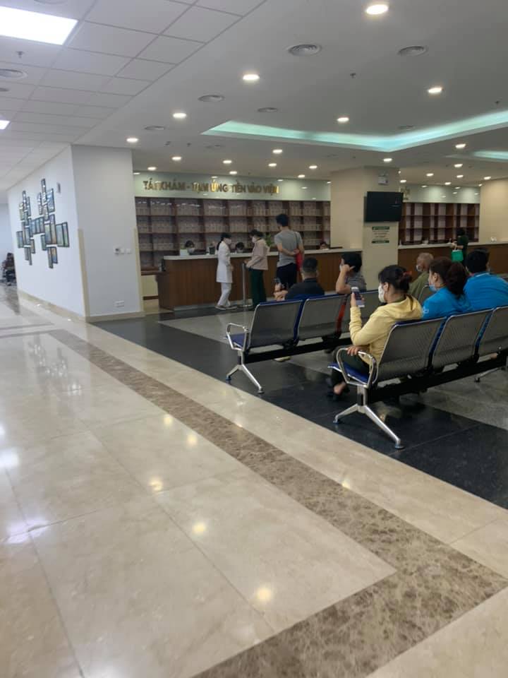 KHÁM MỐC 36W KHU TÁI KHÁM TẦNG 1 TOÀ 21 TẦNG VIỆN 108
- Chi phí: Tổng 1.662k (phiếu khám 100k + các xét ngiệm 1.562k)
- Thời gian: Khu tái khám 8h bắt đầu lv nên ko cần đi sớm, ko phải xếp hàng.
CHI TIẾT: 
- 8h: quầy tái khám đưa phiếu khám cũ, đóng 100k mua phiếu khám qua phòng 106 ngồi đợi stt: 4
- 8h17: điều dưỡng xuống, bsi chưa xuống. 
- 8h35: điều dưỡng gọi vào đo HA, tim thai, vòng bụng, ghi vào phiếu dks rồi nói ra ngoài đợi chờ bsi
- 8h45: bsi gọi vào khám, chỉ định 1 loạt xn máu, nước tiểu, điện tim, siêu âm. Đóng tiền 1.562k, ra quày lấy máu tầng 1 lấy 4 ống máu + 1 ống nước tiểu. Lên tầng 2 siêu âm + điện tim.
- Điện tim vắng hơn nộp phiếu vào đo luôn xong sang phòng SA 1-2-3... đối diện chờ gọi tên, lấy máu rồi nên mn tranh thủ ăn uống cho đỡ mệt. 
- 9h56: Siêu âm xong đi chơi, ăn uống cho thoải mái, xuống hầm b1 tham quan mua sắm ăn uống rất ok.
- Tất cả kết quả máu + điện tim sẽ trả về phòng 106 nên ngồi đó chờ có kết quả bsi sẽ tự gọi vào đọc kqua nhé
Chỉ dẫn chi tiết e để từng ảnh, chii em kéo ảnh đọc tham khảo nhé. Bên này giá chắc chắn cao hơn ngoài khu nhân dân rồi nhưng ko phải đi sớm, xếp hàng, các phòng khám, xét nghiệm sắp xếp stt tự động khoa học ko phải xếp hàng nhiều lần, đợi chờ lâu như khu ngoài, ít ngừoi biết nên khá vắng, nhà mới sạch sẽ rộng thoáng chuẩn 5 sao, bsi điều dưỡng nhân viên nhẹ nhàng tình cảm.