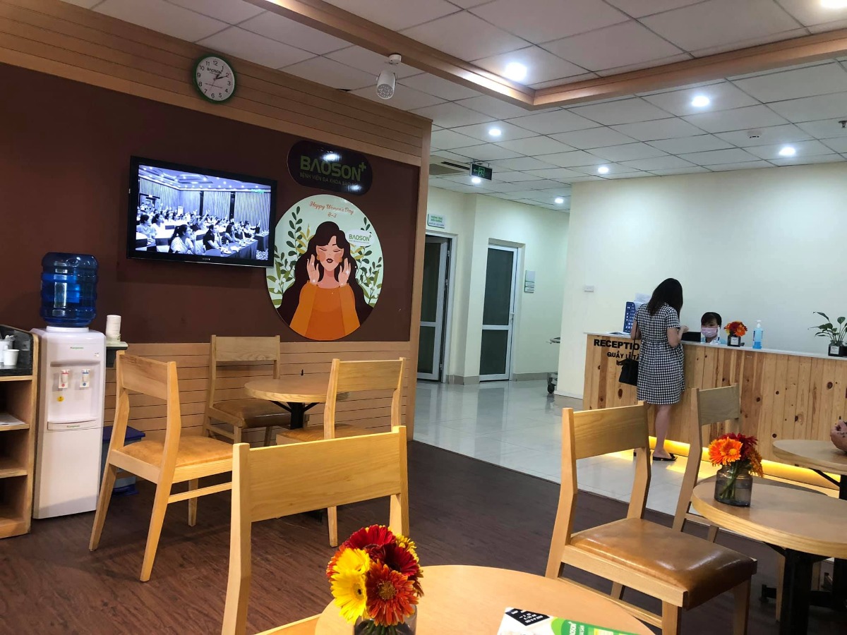 REVIEW ĐẺ TẠI BỆNH VIỆN BẢO SƠN

Vậy là đã 1 tháng trôi qua, kể từ ngày 2 mẹ con mình vượt cạn cùng các Y Bác Sỹ tại Bệnh viện Bảo Sơn.🌼
Khi vào nhóm chắc chắn cũng nhiều ng muốn tìm hiểu về dvu ở BS như e lúc đang tìm hiểu nên e sẽ chia sẻ chút vs mng.
 Hôm nay có time rảnh rỗi để ngồi viết chút review cho chị e tham khảo!
- Đứa đầu e chọn Phụ Sản HN vì tuyến đầu ngành cho yên tâm. E đẻ dịch vụ mà nghĩ đến h vẫn sợ, quá đông ạ, mở hết 10p r mà con e lại quậy quá nên bsy chỉ định mổ. Mổ xong 2 ngày thì về, chuyên môn khỏi phải bàn nhg dịch vụ thì chắc ai đi rồi sẽ hiểu.
- Đứa thứ 2 e quyết định mổ chủ động bvien tư. Vì đúng đợt dịch, phụ sản sẽ rất đông e cũng lo, mà cũng muốn vượt cạn dịch vụ tốt xíu. Sau khi tìm hiểu thì quyết định mổ lần 2 tại Bệnh Viện Đa Khoa Bảo Sơn.
👐🏻 Lần này, đi đẻ nhàn quá các bác ạ! E đến khám tuần thứ 36, thủ tục lm hồ sơ có nhân viên tư vấn lm hết, mih cũng k phải lz. Khám xét nghiệm trước sinh e thấy kỹ, nhiệt tình, có bạn tư vấn viên đưa đi khám từng khâu rất nhanh chóng, ko lo bỡ ngỡ. Khám xong sang ăn sáng tại Bảo Sơn Hotel rồi quay về lấy kết quả.
- Có những mức giá theo tuần đky tư lúc mới bầu cho tới lúc đẻ. E chọn gói 38w đẻ mổ lần 2. Đúng đợt này đang đc giảm giá. Đẻ xong lú quá e hay quên, mà cũng ck trả viện phí nên k nhớ chi tiết.
- Đi đẻ đúng nhàn tênh, các bác chỉ cần mang bộ quần áo của mẹ và bé hôm xuất viện thôi nhé. Đồ ở bệnh viện cbi cho đầy đủ hết rồi.
- Tiếp đến là hôm đi mổ chủ động. Cứ thế đi đến lên thẳng vào lm các bước trước mổ, xong xuôi chuyển vào phòng mổ. Lần này, cảm giác còn sợ hơn lần 1. Lần đầu đau đẻ e ko khóc đâu, bsy bảo mổ cái nước mắt chảy ròng ròng, cơ thể yếu ớt tn mổ xong tiếp xúc da với con xong ngất luôn nên thiếp đi khoảng 2,3 tiếng tỉnh dậy rồi mới đc chuyển về hậu phẫu. Nên mổ l2 e vẫn sợ lắm. Mà các bác sỹ, hộ sinh cứ cổ vũ, khích lệ tinh thần nên e cũng bớt lo. Nói chuyện đc vài câu thì thấy cu con oe oe ra chào mẹ roi. Lúc này cả ê kíp mổ lại tiếp tục nchuyen vs e rất vui và rôm rả. Lần mổ 2 này e ko ngất cơ mà cũng bị nôn 2 lần ở phòng hậu phẫu, xong phải tiêm chống nôn ms hết. Nchug cả 2 lần mổ e đều bị tác dụng của gây tê tuỷ sống.
- Chuyển về phòng thì e book phòng up lên phòng riêng là 1tr4/ngày. E ở viện 4 ngày.
Gói mình đky ở viện là phòng sẽ ở 2 sản phụ, e up lên thì ở 1 mình nên phát sinh thêm khoản này. Ở phòng thường thì có đủ 4 bữa cho sản phụ và 1 bữa sáng cho ng nhà sang khách sạn ăn. E up lên phòng dịch vụ thì cả ng nhà cũng đc mang 3 bữa tại phòng và phiếu ăn sáng bên khách sạn.
- Về phòng sau sinh, bác sỹ Cốc ( mổ chính) cho mình về hỏi han rất chu đáo và bác tiêm mũi giảm đau sau sinh cho mình cũng xuống hỏi han liên tục xem có đau ko, rồi kiểm tra ống giảm đau thg xuyên.
+ Đêm đầu tiên sau khi mổ xong các y bác sỹ vào hỏi han thường xuyên, cứ 1,2 tiếng lại có điều dưỡng vào ktra, thay dịch, tiêm kháng sinh. 
+ Hết giảm đau 48h lúc này e đau quá, thì mỗi ngày đc đặt 2 viên giảm đau nữa ko thì chắc xỉu qá.(mổ l2 đau hơn l1 gấp trăm lần ce ạ 🤣)
+ Tối có điều dưỡng trực phòng kế bên nếu cần gì cứ gọi họ sẽ thay bỉm, pha sữa,.... cho. Nhg mẹ vs ck e làm hết roi cũng ko gọi. Chỉ lúc nào e đau ms gọi, nhg tối họ cũng thi thoảng vào ktra rồi.
+ Bị tắc tia sữa lúc nửa đêm gọi điều dưỡng sang massage tay cho ko thì chắc hôm sau e là e bị nặng lun mất.
+ Dịch vụ tốt quá, nhiều sự quan tâm quá nên e ko nhớ hết mà kể chi tiết với mọi ng luôn. Nhiệt tình từ lao công vào dọn vệ sinh ngày 2 lần rất cẩn thận và niềm nở cho đến nhân viên bên khách sạn mang đồ ăn sang cũng rất nhiệt tình. 
+ Đồ ăn ngon, thay đổi menu mỗi ngày cho sản phụ lưah chọn đa dạng, ko bị ngán.
- Ngày nào bác sỹ cũng qua hỏi han. Hôm cuối xuất viện ra thanh toán thêm những khoản phát sinh và lấy giấy tờ rất nhanh.
- Bvien còn đặt thuốc đây dịch cho ra nhanh nên ve nhà e chỉ còn xíu dịch vài hôm là sạch, chứ ko như lần đầu về cả tháng ms sạch.
- Ngày nào cũng tiêm co dạ con nên sau mấy hôm ở viện về bụng e xẹp lép luôn, chứ ko như lần đầu về bung như cái rổ, da con co mấy tháng mới nhỏ lại.
- Chiếu tia laser giúp khô vết mổ nhanh. Tvia vết mổ đẹp lm ạ.
- Bệnh viện tặng quà sau sinh. Mẹ và bé sẽ đc care trong vòng 1 thánh sau sinh có vấn đề gì cứ xuống viện ktra ạ. Bsi Thắm nổi tiếng chữa tắc tia sữa tại bvien nói cứ tắc là xg gặp bác ko cần phải đi đâu chữa cả.
- À! Và khoản đo chỉ số BMI là e thích nhất. Bác Sỹ lên thực đơn bữa ăn dinh dưỡng đảm bảo sữa cho con mà mẹ lại về cân nặng lý tưởng với chiều cao.
+Trước bầu  e 53kg( vì đẻ đứa đầu xog khó giảm về dáng lúc con gái qá) lên bàn đẻ 69kg. 
Đẻ xong hôm về nhà cân là 62kg, Sau 10 ngày cân lại h còn 58kg. Đấy là e còn thèm quá nên ăn dư chỉ tiêu chút xíu, nếu ko chắc giảm nhanh nữa. Bác Sỹ đg lên chỉ tiêu cho e xg 48. Hy vọng thành công hihi 😋
- Bệnh viện còn tặng gói chụp ảnh newborn cho bé nữa ạ.
❤️❤️❤️ Nói chung e rất hài lòng về mọi dịch vụ ở bệnh viện. Tính ra e thấy rẻ chứ ko hề đắt chút nào so với chất lượng nhận đc.
Riêng tiền phòng ở chất lượng, thuốc thang chu đáo, mọi thứ bvien lo tất chi việc đi ng ko. Còn lần đầu e đi đẻ dịch vụ mà nghĩ thấy ngán thật sự.
💸Đợt này đang đc giảm giá khoảng 10triệu nên xong tất e hết khoảng 35tr.
Các chị cứ ib hỏi e khỏi phải lăn tăn ạ.
À mổ đắt hơn chứ đẻ thường thì rẻ 1 nửa đấy ạ. Đẻ thường còn ko phải mất 3trieu mũi giảm đau 48h sau mổ nữa.
👉🏻👉🏻👉🏻Đây là chút chia sẻ của e về quá trình đi đẻ, và chút review về Bệnh viện đa khoa Bảo Sơn cho chị e tham khảo ạ. Mong giúp ích đc cho chị e.