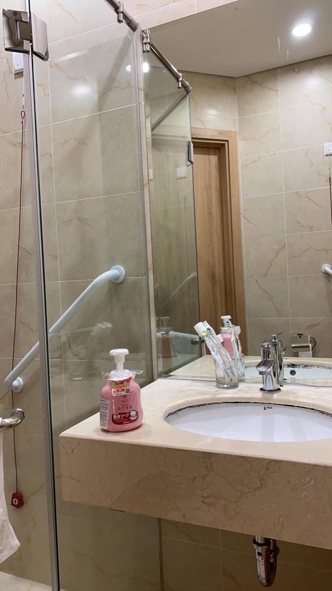 ▪Review về Vinmec Central Park. Thấy nhiều mom lăn tăn vs cả nghe chê nhưng e trải nghiệm thì cảm thấy 10 điểm cho dịch vụ. Mom nào có kinh tế tí thì lựa chọn bv này theo e là hợp lí nếu thai kì k có j qá nhìu bất thường.
▪E dự tính sinh ở vinmec ĐN nhưng có việc nên huỷ gói ở ĐN vào Sg mua lại gói từ tuần 36, ở ĐN thì rẻ hơn nhiều, e mua từ 12 tuần là 33tr, cơ sở vật chất hiện đại 3D 4D j có hết ( cái này ở SG k có ) , ph khám ở ĐN rất to và đẹp, SG cũng k to bằng. E vào SG ở tuần 36 và mua ở Vin gói 36 là 37200k cho đẻ thường ( gồm 4 lần khám , xét nghiệm , ... ) + chuyển dạ . 
▪Nếu k mua gói thì khám khá mắc, 1200k k đặt lịch vs tiền khám nữa thì mỗi lần khám tầm 2tr hơn, còn có đặt lịch thì giá 700k + tiền khám e nhớ v k nhớ chính xác lắm. Ph khám thì sạch sẽ yên tĩnh, bác sĩ nhẹ nhàng cực kì và tư vấn từng giai đoạn , vẫn khuyến khích sinh thường , k việc j phải mổ, trừ tr hợp nào lợi cho mẹ hơn thì làm 
✔️ Nói đi đẻ ở Vin k cần đem theo j là 9 xác 100% nha, có khi các mom k cần mua j sơ sinh luôn cũng có vì Bv cho e 2 xách đồ to trong đó có 8 bộ đồ áo qần ,tất ,chân ,tay ,mủ và cả khăn choàng luôn, bỉm merries đủ xài về tới nhà còn xài đc thêm tuần. Đồ mẹ thì miếng lót, bỉm mẹ, qần giấy, áo bv đem vào thay mỗi ngày. Bv cho cả sữa tắm e bé chai bự vs 3 bịch giấy ướt nhật , khăn sữa ,ncl k cần đem j ngoài đồ mag về của mẹ. Thích nhất là đồ xịn vl, tất cả là của NOUS , mềm mịn mát, khăn choàng thì đẹp dày. Tới h vẫn dư 4 bộ đồ 4 khăn choàng vì xài k hết còn y trong bọc 😂😂
▪️Hành trình đi sinh khá vui , e sinh trúng ngày cách li xã hội, sáng sớm ra nc ối 2vc e đi xe máy ung dung ngắm phố xá mát mẻ r tới bv bsi sau 2 lần khám thấy e nhìu cơn gò mà e k hề đau ( trômk vía e may mắn sao gò mà e k thấy đau ) bsi bảo vỡ ối nếu muốn sinh thường thì trong vòng 6t nữa sẽ sinh, nhưng tỉ lệ thành công chỉ 30% còn 70% là mổ, nghe v ck e đki mổ luôn. Gói mổ 36 tuần là 52xxx nha, thế là vào mổ. Ph ốc thì như ksan ấy, y tá phát đồ và hướng dẫn tắm dùng gạc chùi bụng cho sạch sẽ r lên giường đi mổ. 
Ph mổ to và hiện đại cực kì, luôn có y tá túc trực nc vs mình cho đỡ hoang mag. Rồi e gặp bsi gây mê, nc qa lại hỏi han zui zẻ xong e đc đưa vào ph mổ. Đầu tiên là gây tê màng cứng, k đau tí nào chỉ lạnh lạnh. Xong là quay ng e mổ luôn. Ekip mổ e nhớ gần 10 ng . 2 bsi nhi , 2 bsi chính , 2 gây tê , rồi vài y tá phụ. Lúc mổ e vs a bsi gây mê liên tục nc vui vẻ bt k sợ j cả, y tá bsi luôn hỏi han nên k sợ thật, rồi đang nc bsi bảo e bé ra rồi nha mẹ, lúc đó mới b là xong. Trong khj bsi may thì e bé đc khám ngay dưới máy sưởi trong ph có thể nhìn thấy. Nói chung e đi đẻ nó nhanh như cơn gió xong xuôi. Vết mổ may ai cũng khen đẹp
Xuống bàn mổ tới ph hồi sức, đọc trên mạng thấy lạnh rồi ghê sợ đủ thứ nhưng e thấy ở vin họ cho cả máy sưởi thổi vào mền nên k lạnh mấy ngoài hơi răng va vào nhau do tdung phụ của thuốc tê thôi 🤣 bsi luôn túc trực cần j có đó, à lúc này ng nhà đc vào r nha. E bé sau khi đc khám sàn lọc thì đc vào ph này vs mẹ luôn để gặp ng nhà. Xong xuôi khi nào về ph thì e bé đc về. À qên tr lúc về ph sẽ đc tiêm 2 mũi ở gần hông để giảm cơn đau gò tử cung, thế là chả đau gì luôn 🥰 xuống ph thì truyền giảm đau 1 ngày còn các ngày sau thì 8t đặt thuốc giảm đau 1 lần nên lúc này tranh thủ đứng dậy tập đi nha
▪️E chỉ thấy đau sau vết mổ là hơi thốn, cảm giác như đứt 10 ngón tay 1 lúc, rát rát v đó nói chung là vẫn trong giới hạn cho phép ( e là đứa nhát cấy sợ đau ) nằm 1 ngày là đứng dậy đi tắm đc r 🤪 ngày đầu chưa đứng dậy đc thì các cô vào vệ sinh 
▪️Sau 24h e bé đc các cô đẩy đi tắm và tắm mỗi ngày sau đó luôn. Ph đc dọn mỗi ngày, thay ga, gối, đồ của mẹ. Lau dọn sạch sẽ thơm tho. Đồ ăn thì đúng h đem vào, menu từng ngày các mẹ tuỳ chọn. Toàn đồ ăn xịn như cá hồi, thịt bò mỹ ola pla. Ngoài ra bữa xế bánh trái vs sữa thì phát mỗi ngày 3 lần 😂, do dịch k ra vào đc nên đồ ăn ng nhà 120k 1 suất ăn mỗi buổi, ngày 3 buổi nhân lên 🤣 cần j cứ bấm nút y tá chạy vào ngay lập tức
▪️Tới ngày cuối e bé mình có dấu hiệu vàng da nên nằm nôi đèn 3tr 1 ngày xịn xò. Tr khi ra viện đc lấy máu để sàn lọc nhóm máu vs các món bị dị ứng pla pla .... bsi thăm khám vết mổ mỗi ngày, bsi nhi cũng vậy. Ở đây đầy đủ mọi thứ, ngay cả khi chưa có sữa thì cũng có máy pha sữa công thức, máy hâm sữa, y tá sẽ làm giúp bạn hết
▪️ ra viện đóng thêm gần 6tr phát sinh là nằm nôi đèn vs tiền ăn j j đó thôi
✔️ Tóm laii nếu có lần 2 thì e cũng chọn Vin. Tr khi đẻ đọc thấy ghê qá nhưng trải nghiệm ở Vin về thì e k sợ lần 2 nữa đâu ạ 😂 sau đây là vài hình ảnh minh hoạ . À e có tham khảo hạnh phúc nhưng xa qá ở tận bình dương, AIH nghe bảo cũng đẹp nhưng chưa qa , còn SIH thì e có ghé khám lần đầu tiên khi tới Sg thông qa lời rw các mom trên đây, khám xong k đợi kq e bỏ về luôn vì thấy ph khám bé hẹp lại tối, vs cả ngày đó e đi gặp trúng mấy bác k ân cần nên ấn tượng k tốt j hết, cá nhân e thấy máy móc cơ sở vật chất khá tệ 😢 khá làm tiền nữa, bắt e mua gần 1tr tiền thuốc tới h còn y, ở vinmec hỏi e ún thuốc bầu j, e tloi prenatal thì bác bảo v đủ r viên đó đầy đủ ( giống bsi bên mỹ, ng nhà e ở bênh đó cũng bảo chỉ cần ún 1v này là đủ )