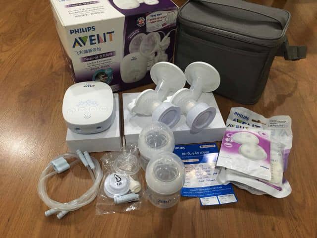 ••• [ REVIEW ] Đánh giá Avent hoa anh đào và các máy hút sữa hot nhất 2020 •••
Bài viết này em xin được review máy hút sữa Avent hoa anh đào, Medela, CM- Bear và một số máy khác. Các mẹ đừng tiếc tiền đầu tư một chiếc máy hút sữa xịn xò nhé. Vì nó sẽ theo mẹ cả quá trình dài, quyết định lượng sữa và cả tinh thần của mẹ nữa. Đừng tiếc tiền mua máy rẻ rồi mua về không hút được, hút đau quá , đâm sợ lại bỏ bê hút sữa. Rốt cục chả có sữa nên con phải ăn sữa công thức thì quá tội
Rồi nhiều mẹ bảo với em là không biết có sữa không, sợ ko có mua về phí. Càng nghĩ vậy thì càng không bao giờ có sữa vì càng ít sữa lại càng cần làm bạn với máy hút.
Các mẹ nên nhớ những giai đoạn đầu sau sinh là giai đoạn vàng. Nếu con chưa bú đc mẹ thì nhất định phải có máy hút sữa. Đừng để mãi mới hút rồi hỏi sao sữa ít thế, kích kiểu gì hả em?…thì em cũng xin chịu. Hãy luôn chuẩn bị những điều tốt đẹp nhất cho con yêu
🦜Review máy hút sữa Avent hoa tuyết (Avent Snow)
Ưu điểm
Ấn tượng đầu tiên là: Ôi đẹp lắm ấy, nhỏ gọn với thiết kế màu trắng trông rất sang chảnh luôn
Về lực hút: Máy hút sữa Avent Snow hút sâu và cạn sữa, nhẹ nhàng kinh khủng. Thậm chí nhẹ hơn lực mút của bé nhà em nữa ý, ko hề cảm giác đau luôn.
Đệm massage hình cánh hoa, không hề kéo hay hằn như medela pump nhưng vẫn hơi đau ạ
Màn hình sáng thuận tiện, hút ban đêm không cần bật điện hay phải rọi đèn. Có cả hiển thị phút hút, tạm dừng, hút/massage chỉnh tuỳ ý.
Dây hút được bịt 2 đầu ko lo bụi bẩn như dòng Medela
Nhược điểm
Vệ sinh em này theo mình là quá lỉnh kỉnh. Vì mỗi lần mình hút sữa xong cữ nào lại lách cách đi rửa và tiệt trùng đôi lúc phát ngại lên í
Bình sữa hơi bé, mỗi bình hút được 125ml.  Mỗi cữ em hút mỗi bên khoảng 150-160ml nếu bình to xíu thì hoàn hảo luôn ấy vì mua bình to quá cũng bất tiện. Hút cứ phải vừa hút vừa đổ ra túi
Phễu hút hơi to, mỗi lần sử dùng với áo hút sữa rảnh tay có phần bất tiện, không ôm sát, khó sử dụng. Nhiều khi hút xong đặt bình xuống phễu nặng quá đổ bình đổ cả sữa ra ngoài.
Nếu đầu ti hơi to thì không nên dùng em này vì sẽ bị chật ních. Em cũng thuộc dạng nhỏ mà còn thấy vừa khít
Sau 2 ngày dùng em này. Em đã cảm nhận quá là nản vì quá mệt mõi, nhiều phụ kiện lắt nhắt
🦜 Review máy hút sữa Medela Pump
Dòng Medela quá hot và thân quen rồi ạ. Tuổi đời siêu lâu trong làng hút sữa.
Ưu điểm
Giá thành của máy hút sữa Medela Pump ổn hơn Avent, phù hợp với nhiều mẹ.
Lực hút của Medela Pump mạnh, mẹ nào ti không nhạy cảm, ưa bạo lực thì dùng em này hợp lí.
Dòng này nổi về việc kích sữa, tăng lượng sữa
Máy cũng có chế độ massage và 7 cấp độ lực hút tuỳ chỉnh
Vệ sinh đồ hút siêu dễ, không lỉnh kỉnh mất thời gian
Có nhiều size phễu cho các mẹ lựa chọn, phù hợp với mẹ nào đầu ti to
Nhược điểm
Nếu mẹ nào ti nhạy cảm như em thì dùng máy hút sữa Medela Pump sẽ thấy cực đau và rát và dễ gây viêm tắc tuyến sữa
Chế độ massage chỉ 2p tự đổi sang chế độ hút. Ví dụ như mình ti nhạy cảm chỉ hút mức 1 thì thích dùng nấc massage hơn nhưng cứ được 2 phút nó lại nhảy sang chế độ hút.
Về độ ồn của máy thì em thấy ồn kinh khủng cũng đỡ hơn Hoa Tuyết tí thôi
🦜 Review máy hút sữa CMBEAR KICHILACHI REAL BUBEE
Ưu điểm
Giá thành rẻ, tầm 550k-850k tuỳ nơi
Lực hút mạnh
Nhỏ gọn xinh xắn
Dây sạc có đầu USB có thể cắm vào sạc dự phòng hoặc máy tính để sử dụng
Chạy êm, rung nhẹ không ồn lắm. Em dùng đợt nằm viện bị áp xe, kì cạch vắt liên tục chỉ sợ máy nào kêu to mọi người xung quanh không ngủ được.
Nhược điểm
Vệ sinh lỉnh kỉnh ngang máy hút sữa Avent, mỗi lần hút xong đi rửa là một cực hình. Em ở trong viện còn không có máy sấy đồ. Rửa xong ngồi lau lau cũng đủ hết ngày, lại còn phải hút liên tục.
Quảng cáo dành cho người hay bị tắc sữa mà mình thấy hút xong vẫn cảm giác như chưa kiệt hết ý. Nằm viện tắc sữa, chớm áp xe 1 tuần dùng máy này hút cả ngày cả đêm liên tục. Lúc nào bác sĩ kiểm tra cũng bắt hút tiếp vì ngực vẫn cứng. Cuối cùng lại phải xách máy khác vào hút, 2 hôm sau cục sưng giảm rõ rệt => ra viện
Đệm massage mình ko biết do có phải mình đang quen dùng Medela từ đầu không. Nhưng lắp vào thì vướng khó hút, bỏ ra thì ko hút được mấy
Không có màn hình led hay gì để nhìn cấp độ hút. Nhiều khi mình hút mình đang dùng chế độ gì, cấp độ nào mình cũng ko biết luôn.
Mạnh nhưng gây ĐAU đầu ti và KHÔNG KIỆT
🦜 Review máy hút sữa Cimilre
Đây là máy hút sữa hiện tại em đang dùng và rất rất hài lòng
Ưu điểm
Thân máy nhỏ gọn,
Tiếng máy khi hút là KHÔNG CÓ ĐỘ ỒN, nhẹ nhàng hơn Avent nhiều luôn. Đặt 2 máy cạnh nhau bật lên mà em giật mình vì độ rung nhẹ nhàng của em ý mọi người ạ. Ngồi trong chăn hút thoải mái mà không sợ bé tỉnh giấc
Mỗi lần sạc dùng được khoảng 3-4 lần hút (2 tiếng). Tiện lợi lắm luôn, em vừa hút vừa tha khắp nhà
Máy có thể nói nhịp hút êm như Avent nên nếu mẹ chọn để kích hút sữa thì quá ổn.
Nhịp hút như em bé ti, máy thiên về massage nên lượng sữa tiết ra rất nhanh, kiệt sữa hoàn toàn và không làm đầu ti bị bong rát hay đau, sướng cực (Điểm này cực giống Avent)
Là chiếc máy duy nhất hiện nay sử dụng 2 động cơ riêng biệt trong 1 chiếc máy. Các mẹ có thể sử dụng 2 chế độ khác nhau cho 2 bên ngực, 1 chiếc máy mà dùng như 2 máy bình thường lun ạ tiện lợi vô cùng. Thích hợp cho những mẹ lượng sữa 2 bên không đều
Em đã đo lực hút, Cimilre hút mạnh hơn cả Avent và Medela luôn. Avent và Medela chỉ tầm 200-250mmHg thôi. Cimilre tận 320-350mmHg cơ
Phụ kiện ít, mỗi lần vệ sinh rất nhẹ nhàng thoải mái. Mình mỗi lần hút chỉ cần tháo phễu, van trắng và bình đi rửa là ok, sướng
Vì phụ kiện nhẹ nên áo rảnh tay có thể hoàn thành tốt nhiệm vụ, ko cần giữ mỏi tay như Avent, vừa hút vừa làm việc vẫn ok
Đệm massage lắp vào hút nhẹ như không, tháo ra vẫn hút rất kiệt luôn nhé
Máy auto 30p là tự ngắn, không sợ các mẹ quên mà hút quá lâu gây tổn thương đầu ti.
Nhược điểm
Phễu chỉ có 1size duy nhất là size 28mm trong bộ máy (Thật ra em lấy máy chuẩn công ty nên nhân viên vẫn chăm sóc tận chân răng lấy nhỏ nhất là sz 24 của bộ đời đầu cho em). Nhưng các mẹ có vòng 1 khiêm tốn không lo nhé vì như e là dùng size 19 của medela nên phễu to lắp đệm massage là vừa khít hút đã lắm luôn. Tháo ra cũng vô tư hút không sợ đau đâu ạ
Máy nhỏ gọn nhưng vẫn không bỏ túi được nên vẫn phải cầm. Mẹ nào muốn vừa hút vừa quét nhà, nấu cơm thì vẫn phải cầm tay hoặc có máy hút sữa Cimilre F1 lực hút tương tự, cực nhỏ gọn chỉ có không hút 2 bên 2 chế độ riêng được thôi.
Van trắng phải rửa cẩn thận không sẽ bị rách
Tạm thời chỉ có vậy vì thực sự ưng lắm nên không biết chê gì cả
🦜 Review máy hút sữa Avent hoa anh đào
Ưu điểm
Về thiết kế: Máy hút sữa Avent hoa anh đào đẹp lắm lắm lắm các mẹ ơi, vẫn giữ nguyên thiết kế sang chảnh của máy hút sữa Avent Hoa Tuyết nhưng thay vào đó là màu hồng bánh bèo siêu cưng.
Về lực hút: Máy hút sữa Avent Snow hút sâu và nhưng vẫn có hiện tượng không kiệt sữa nhưng với Avent Hoa Đào lực hút khoẻ hơn, sâu hơn mà vẫn nhẹ nhàng kinh khủng. Thậm chí nhẹ hơn lực mút của Avent Hoa Tuyết nhưng vẫn siêu kiệt
Đệm massage máy hút sữa Avent hoa anh đào thiết kế đặc biệt, đệm dày nên hút cực êm, hút như không hút , không hề kéo hay hằn, không đau đầu ti như Avent Hoa Tuyết đâu ạ
Màn hình thiết kế y hệt Avent Hoa Tuyết, ánh sáng thuận tiện hút ban đêm không cần bật điện hay phải rọi đèn. Có cả hiển thị phút hút, tạm dừng, hút/massage chỉnh tuỳ ý
Dây hút được bịt 2 đầu không lo bụi bẩn hay nước vào máy như dòng Medela.
Vệ sinh dễ hơn máy hút sữa Avent Hoa Tuyết nhiều ạ, phễu Hoa Đào cổ ngắn nên vệ sinh dễ dàng hơn rất nhiều, số lượng phụ kiện thì vẫn như Hoa Tuyết nhưng rửa dễ hơn nên cũng đỡ mệt hơn ạ.
Phễu hút cổ ngắn hơn nên dễ sử dụng với áo hút sữa rảnh tay hơn Hoa Tuyết. Khi hút xong đặt bình xuống cũng KHÔNG bị đổ bình và sữa ra ngoài như Hoa Tuyết. MỘT SỰ CẢI TIẾN QUÁ TUYỆT VỜI
Nếu đầu ti hơi to không dùng được phiên bản Hoa Tuyết thì với Hoa Anh Đào THOẢI MÁI BON CHEN nhé các mẹ
ĐẶC BIỆT, CÓ THỂ NẰM NGẢ HÚT SỮA cực thoải mái, phụ hợp cho những mẹ sinh mổ hay bị đau lưng ạ. Ước mơ nằm hút đã trở thành hiện thực các mẹ ơi
Tiếng kêu của Avent Hoa Anh Đào cũng nhẹ nhành hơn Avent Hoa Tuyết nhiều đó ạ
Nhược điểm
Bình sữa vẫn giữ nguyên bình cũ 125ml như Hoa Tuyết nên vẫn hơi nhỏ, mỗi cữ em hút mỗi bên khoảng 150-160ml nên bình to xíu thì hoàn hảo luôn ạ. Điểm này khắc phục được nhé các mẹ, có thể thay bằng bình 260ml là ok tha hồ hút ạ
Giá thành HƠI chát, đắt gấp đôi so với Avent Hoa Tuyết đó ạ
Mong rằng chút ít kinh nghiệm chia sẻ sẽ giúp ích các mẹ trong vấn đề chọn máy hút sữa ạ
Nguồn : #mẹbắpcải