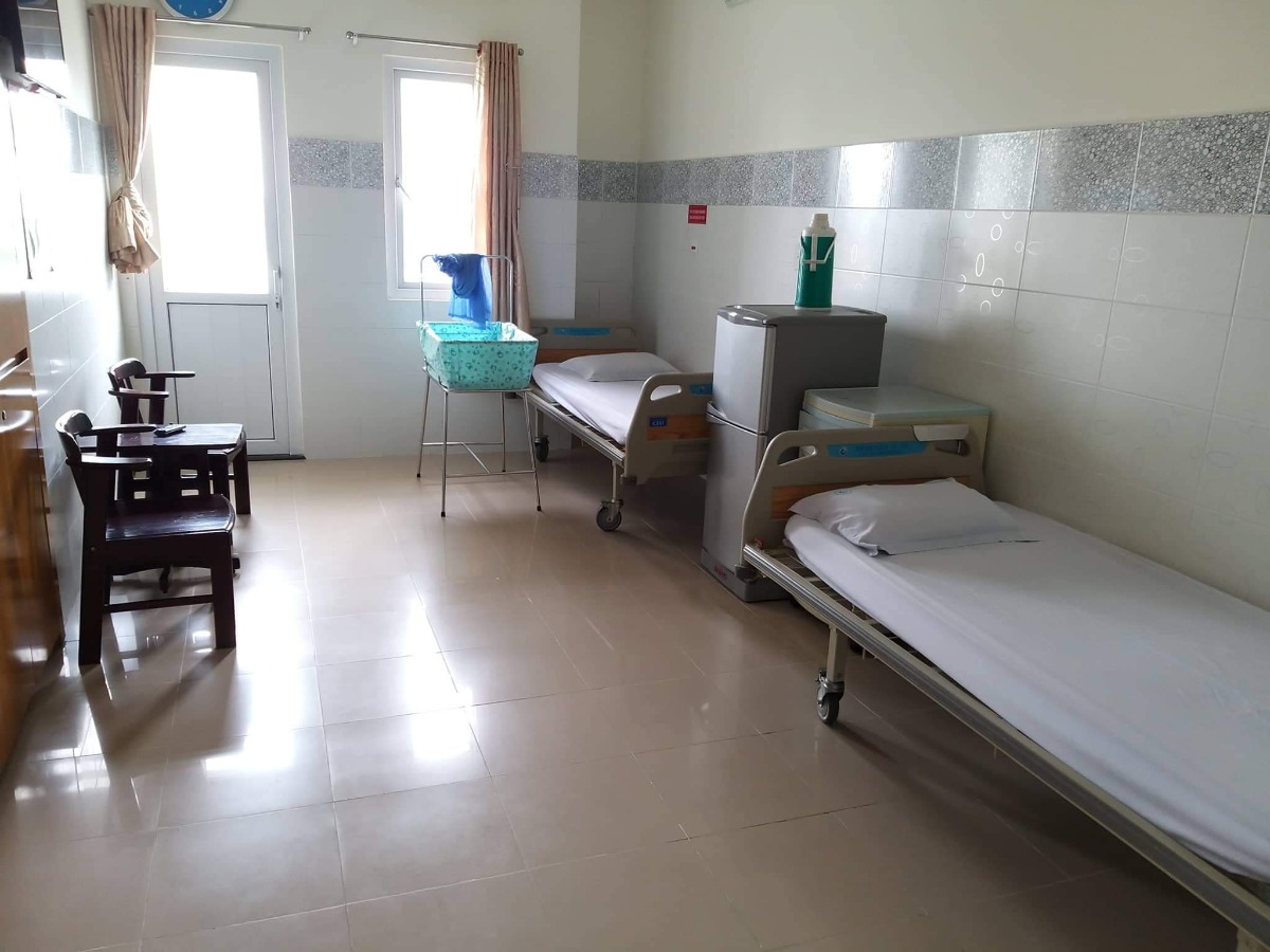 Review nhẹ chi phí sanh ngã âm đạo dịch vụ ở bệnh viện Từ Dũ. (Ko mắc bệnh lý j hết).
Phòng sanh dịch vụ 2 sản phụ.
Chọn bác sĩ đỡ sanh.
Chích gây tê màn cứng (đẻ ko đau)
Giác hút sản khoa (rặn ko nổi phải vừa hút vừa rặn)
Phòng dịch vụ 1 giường sản phụ và 1 giường người thân.
Các chi phí ngoài hóa đơn.
Có bảo hiểm y tế bắt buộc và nhập viện cấp cứu nên được trả 1 phần theo trách nhiệm của bảo hiểm.
Tổng phải trả cho bệnh viện gần 10 triệu (trên hóa đơn này và mấy hóa đơn linh tinh khác)
Chưa tính ăn uống j nha các mẹ bầu.
Cảm nhận cá nhân: lần đầu đẻ và cũng là lần đầu tiên nhập viện, bị truyền nước, bị gắn tùm lum các thiết bị đo tim thai, đo cơn gò, gây tê màn cứng với dây ống lum la lên người... Chưa trãi nghiệm sanh đẻ ở 1 nơi khác. Nên 5 thấy mọi thứ ổn. Chi phí dịch vụ cho 1 bệnh viện phụ sản công lớn như Từ Dũ như vậy là 5 thấy hợp lý. Nếu các mẹ đăng ký sanh thường theo bảo hiểm y tế bắt buộc thì còn rẻ hơn nhiều. Các mẹ sanh thường nên đăng ký luôn khâu thẩm mỹ tầng sinh môn (nếu sau này muốn khâu thẩm mỹ thì lại chịu đau thêm lần nữa nên thôi khâu luôn). Vì bác sĩ của 5 ổng chuyên khâu thẩm mỹ rồi, nên ổng khâu đẹp luôn mà ko phải trả thêm phí (sau khi xuất viện hết thuốc giảm đau thì có đau hơn bình thường vì có nhiều chỉ khâu hơn khâu thường đó, như 5 lếch hơn 10 ngày, chị y tá đến khám nói bác sĩ khâu đẹp ko sao hết).

Nguồn: Minhthao Nguyen
