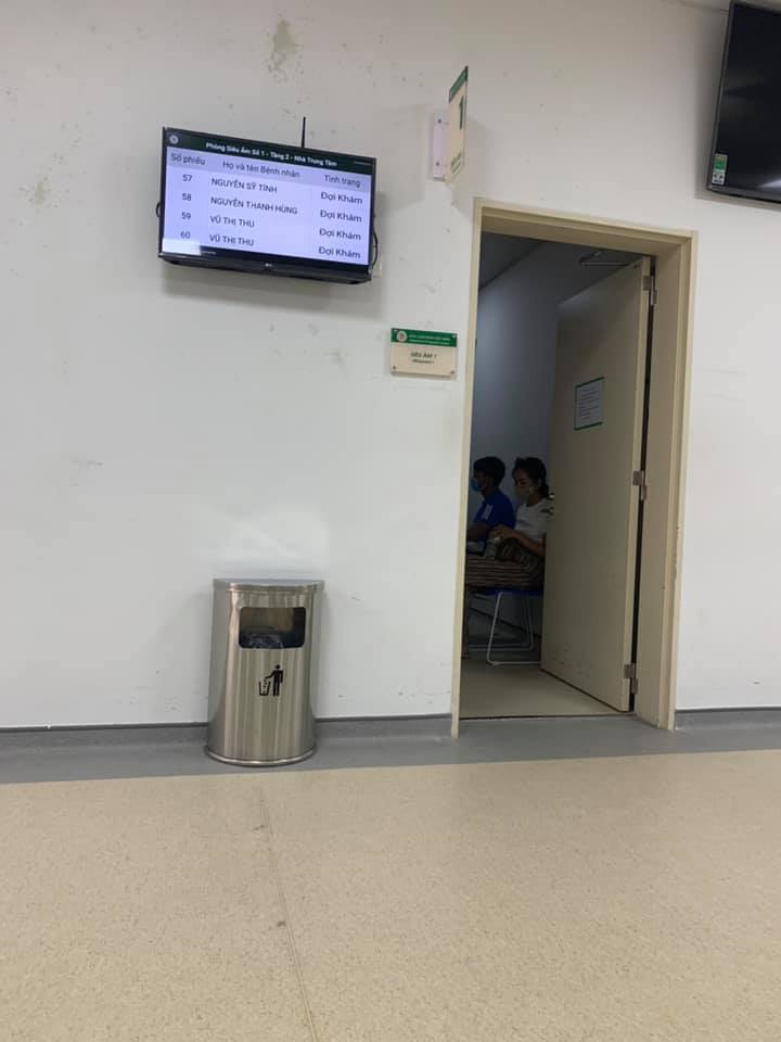KHÁM MỐC 36W KHU TÁI KHÁM TẦNG 1 TOÀ 21 TẦNG VIỆN 108
- Chi phí: Tổng 1.662k (phiếu khám 100k + các xét ngiệm 1.562k)
- Thời gian: Khu tái khám 8h bắt đầu lv nên ko cần đi sớm, ko phải xếp hàng.
CHI TIẾT: 
- 8h: quầy tái khám đưa phiếu khám cũ, đóng 100k mua phiếu khám qua phòng 106 ngồi đợi stt: 4
- 8h17: điều dưỡng xuống, bsi chưa xuống. 
- 8h35: điều dưỡng gọi vào đo HA, tim thai, vòng bụng, ghi vào phiếu dks rồi nói ra ngoài đợi chờ bsi
- 8h45: bsi gọi vào khám, chỉ định 1 loạt xn máu, nước tiểu, điện tim, siêu âm. Đóng tiền 1.562k, ra quày lấy máu tầng 1 lấy 4 ống máu + 1 ống nước tiểu. Lên tầng 2 siêu âm + điện tim.
- Điện tim vắng hơn nộp phiếu vào đo luôn xong sang phòng SA 1-2-3... đối diện chờ gọi tên, lấy máu rồi nên mn tranh thủ ăn uống cho đỡ mệt. 
- 9h56: Siêu âm xong đi chơi, ăn uống cho thoải mái, xuống hầm b1 tham quan mua sắm ăn uống rất ok.
- Tất cả kết quả máu + điện tim sẽ trả về phòng 106 nên ngồi đó chờ có kết quả bsi sẽ tự gọi vào đọc kqua nhé
Chỉ dẫn chi tiết e để từng ảnh, chii em kéo ảnh đọc tham khảo nhé. Bên này giá chắc chắn cao hơn ngoài khu nhân dân rồi nhưng ko phải đi sớm, xếp hàng, các phòng khám, xét nghiệm sắp xếp stt tự động khoa học ko phải xếp hàng nhiều lần, đợi chờ lâu như khu ngoài, ít ngừoi biết nên khá vắng, nhà mới sạch sẽ rộng thoáng chuẩn 5 sao, bsi điều dưỡng nhân viên nhẹ nhàng tình cảm.
