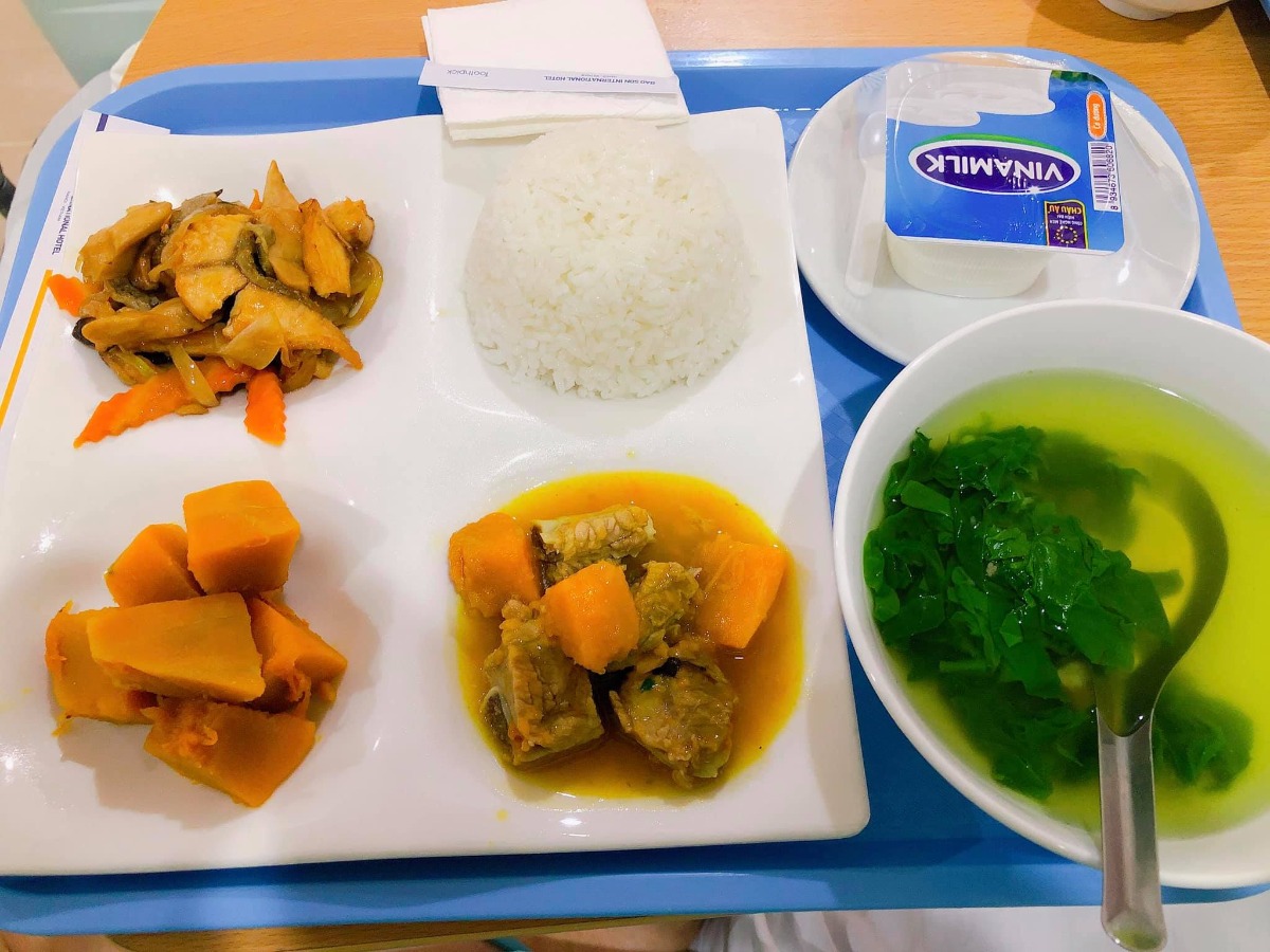 REVIEW ĐẺ TẠI BỆNH VIỆN BẢO SƠN

Vậy là đã 1 tháng trôi qua, kể từ ngày 2 mẹ con mình vượt cạn cùng các Y Bác Sỹ tại Bệnh viện Bảo Sơn.🌼
Khi vào nhóm chắc chắn cũng nhiều ng muốn tìm hiểu về dvu ở BS như e lúc đang tìm hiểu nên e sẽ chia sẻ chút vs mng.
 Hôm nay có time rảnh rỗi để ngồi viết chút review cho chị e tham khảo!
- Đứa đầu e chọn Phụ Sản HN vì tuyến đầu ngành cho yên tâm. E đẻ dịch vụ mà nghĩ đến h vẫn sợ, quá đông ạ, mở hết 10p r mà con e lại quậy quá nên bsy chỉ định mổ. Mổ xong 2 ngày thì về, chuyên môn khỏi phải bàn nhg dịch vụ thì chắc ai đi rồi sẽ hiểu.
- Đứa thứ 2 e quyết định mổ chủ động bvien tư. Vì đúng đợt dịch, phụ sản sẽ rất đông e cũng lo, mà cũng muốn vượt cạn dịch vụ tốt xíu. Sau khi tìm hiểu thì quyết định mổ lần 2 tại Bệnh Viện Đa Khoa Bảo Sơn.
👐🏻 Lần này, đi đẻ nhàn quá các bác ạ! E đến khám tuần thứ 36, thủ tục lm hồ sơ có nhân viên tư vấn lm hết, mih cũng k phải lz. Khám xét nghiệm trước sinh e thấy kỹ, nhiệt tình, có bạn tư vấn viên đưa đi khám từng khâu rất nhanh chóng, ko lo bỡ ngỡ. Khám xong sang ăn sáng tại Bảo Sơn Hotel rồi quay về lấy kết quả.
- Có những mức giá theo tuần đky tư lúc mới bầu cho tới lúc đẻ. E chọn gói 38w đẻ mổ lần 2. Đúng đợt này đang đc giảm giá. Đẻ xong lú quá e hay quên, mà cũng ck trả viện phí nên k nhớ chi tiết.
- Đi đẻ đúng nhàn tênh, các bác chỉ cần mang bộ quần áo của mẹ và bé hôm xuất viện thôi nhé. Đồ ở bệnh viện cbi cho đầy đủ hết rồi.
- Tiếp đến là hôm đi mổ chủ động. Cứ thế đi đến lên thẳng vào lm các bước trước mổ, xong xuôi chuyển vào phòng mổ. Lần này, cảm giác còn sợ hơn lần 1. Lần đầu đau đẻ e ko khóc đâu, bsy bảo mổ cái nước mắt chảy ròng ròng, cơ thể yếu ớt tn mổ xong tiếp xúc da với con xong ngất luôn nên thiếp đi khoảng 2,3 tiếng tỉnh dậy rồi mới đc chuyển về hậu phẫu. Nên mổ l2 e vẫn sợ lắm. Mà các bác sỹ, hộ sinh cứ cổ vũ, khích lệ tinh thần nên e cũng bớt lo. Nói chuyện đc vài câu thì thấy cu con oe oe ra chào mẹ roi. Lúc này cả ê kíp mổ lại tiếp tục nchuyen vs e rất vui và rôm rả. Lần mổ 2 này e ko ngất cơ mà cũng bị nôn 2 lần ở phòng hậu phẫu, xong phải tiêm chống nôn ms hết. Nchug cả 2 lần mổ e đều bị tác dụng của gây tê tuỷ sống.
- Chuyển về phòng thì e book phòng up lên phòng riêng là 1tr4/ngày. E ở viện 4 ngày.
Gói mình đky ở viện là phòng sẽ ở 2 sản phụ, e up lên thì ở 1 mình nên phát sinh thêm khoản này. Ở phòng thường thì có đủ 4 bữa cho sản phụ và 1 bữa sáng cho ng nhà sang khách sạn ăn. E up lên phòng dịch vụ thì cả ng nhà cũng đc mang 3 bữa tại phòng và phiếu ăn sáng bên khách sạn.
- Về phòng sau sinh, bác sỹ Cốc ( mổ chính) cho mình về hỏi han rất chu đáo và bác tiêm mũi giảm đau sau sinh cho mình cũng xuống hỏi han liên tục xem có đau ko, rồi kiểm tra ống giảm đau thg xuyên.
+ Đêm đầu tiên sau khi mổ xong các y bác sỹ vào hỏi han thường xuyên, cứ 1,2 tiếng lại có điều dưỡng vào ktra, thay dịch, tiêm kháng sinh. 
+ Hết giảm đau 48h lúc này e đau quá, thì mỗi ngày đc đặt 2 viên giảm đau nữa ko thì chắc xỉu qá.(mổ l2 đau hơn l1 gấp trăm lần ce ạ 🤣)
+ Tối có điều dưỡng trực phòng kế bên nếu cần gì cứ gọi họ sẽ thay bỉm, pha sữa,.... cho. Nhg mẹ vs ck e làm hết roi cũng ko gọi. Chỉ lúc nào e đau ms gọi, nhg tối họ cũng thi thoảng vào ktra rồi.
+ Bị tắc tia sữa lúc nửa đêm gọi điều dưỡng sang massage tay cho ko thì chắc hôm sau e là e bị nặng lun mất.
+ Dịch vụ tốt quá, nhiều sự quan tâm quá nên e ko nhớ hết mà kể chi tiết với mọi ng luôn. Nhiệt tình từ lao công vào dọn vệ sinh ngày 2 lần rất cẩn thận và niềm nở cho đến nhân viên bên khách sạn mang đồ ăn sang cũng rất nhiệt tình. 
+ Đồ ăn ngon, thay đổi menu mỗi ngày cho sản phụ lưah chọn đa dạng, ko bị ngán.
- Ngày nào bác sỹ cũng qua hỏi han. Hôm cuối xuất viện ra thanh toán thêm những khoản phát sinh và lấy giấy tờ rất nhanh.
- Bvien còn đặt thuốc đây dịch cho ra nhanh nên ve nhà e chỉ còn xíu dịch vài hôm là sạch, chứ ko như lần đầu về cả tháng ms sạch.
- Ngày nào cũng tiêm co dạ con nên sau mấy hôm ở viện về bụng e xẹp lép luôn, chứ ko như lần đầu về bung như cái rổ, da con co mấy tháng mới nhỏ lại.
- Chiếu tia laser giúp khô vết mổ nhanh. Tvia vết mổ đẹp lm ạ.
- Bệnh viện tặng quà sau sinh. Mẹ và bé sẽ đc care trong vòng 1 thánh sau sinh có vấn đề gì cứ xuống viện ktra ạ. Bsi Thắm nổi tiếng chữa tắc tia sữa tại bvien nói cứ tắc là xg gặp bác ko cần phải đi đâu chữa cả.
- À! Và khoản đo chỉ số BMI là e thích nhất. Bác Sỹ lên thực đơn bữa ăn dinh dưỡng đảm bảo sữa cho con mà mẹ lại về cân nặng lý tưởng với chiều cao.
+Trước bầu  e 53kg( vì đẻ đứa đầu xog khó giảm về dáng lúc con gái qá) lên bàn đẻ 69kg. 
Đẻ xong hôm về nhà cân là 62kg, Sau 10 ngày cân lại h còn 58kg. Đấy là e còn thèm quá nên ăn dư chỉ tiêu chút xíu, nếu ko chắc giảm nhanh nữa. Bác Sỹ đg lên chỉ tiêu cho e xg 48. Hy vọng thành công hihi 😋
- Bệnh viện còn tặng gói chụp ảnh newborn cho bé nữa ạ.
❤️❤️❤️ Nói chung e rất hài lòng về mọi dịch vụ ở bệnh viện. Tính ra e thấy rẻ chứ ko hề đắt chút nào so với chất lượng nhận đc.
Riêng tiền phòng ở chất lượng, thuốc thang chu đáo, mọi thứ bvien lo tất chi việc đi ng ko. Còn lần đầu e đi đẻ dịch vụ mà nghĩ thấy ngán thật sự.
💸Đợt này đang đc giảm giá khoảng 10triệu nên xong tất e hết khoảng 35tr.
Các chị cứ ib hỏi e khỏi phải lăn tăn ạ.
À mổ đắt hơn chứ đẻ thường thì rẻ 1 nửa đấy ạ. Đẻ thường còn ko phải mất 3trieu mũi giảm đau 48h sau mổ nữa.
👉🏻👉🏻👉🏻Đây là chút chia sẻ của e về quá trình đi đẻ, và chút review về Bệnh viện đa khoa Bảo Sơn cho chị e tham khảo ạ. Mong giúp ích đc cho chị e.
