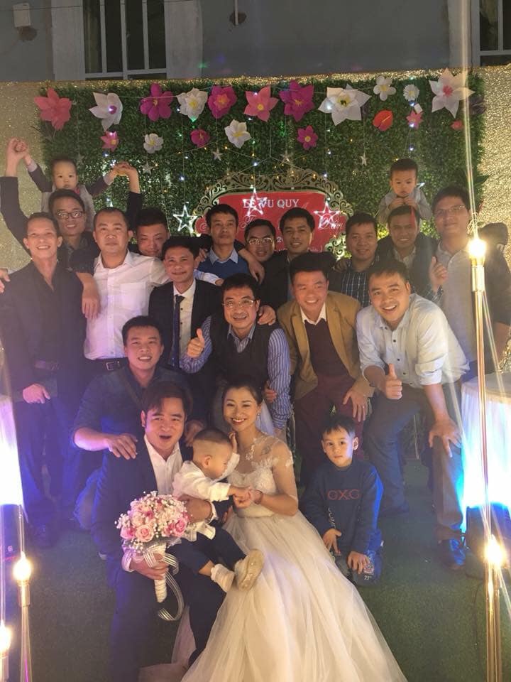 Nay đi chơi. Gặp con em đang bầu. 
Nó kêu "em bầu xấu quá.."
Xời.! Làm sao mà xấu bằng chị mày lúc bầu hả e.?
Cho nó xem ảnh. Nó tí ngất :(((
May mà đẻ xong đứa đầu nó trở về hình dạng ban đầu :))). Mới tự tin để cưới các mày ạ. 
Khoe với các mày hành trình từ lúc bầu tập 1 - cưới - bầu tập 2 - hp gia đình 4 ng - để các mày tự tin hơn khi bầu bí nhé.!!!
Edit 1 : nhiều người thắc mắc là sao đẻ xong mới cưới. Đơn giản là vì cả 2 vợ chồng tao đều ko muốn ba mẹ phải lo cho đám cưới. Nên 2vc tự tích cóp tiền mua nhà, mua xe rồi mới làm đám cưới. Đám cưới của mình mà, dùng tiền của mình nó mới thoải mái. Heee
Edit 2 : Cái ảnh gia đình tao đi con đờ rem. Các mày chê là tao dùng như phá - ý là chê chồng tao tã hả.?? Làm lão buồn, khóc mấy chậu nước mắt. Nên xin phép bổ sung thêm ảnh lão lúc bình thường nhé. Ảnh kia là nhà tao đi xuyên việt tận 26 ngày nên ko cắt tóc cắt tai gì, lại gió biển thổi nên nhìn hơi kinh tí thôi :))))

Nguồn: Trang Phạm