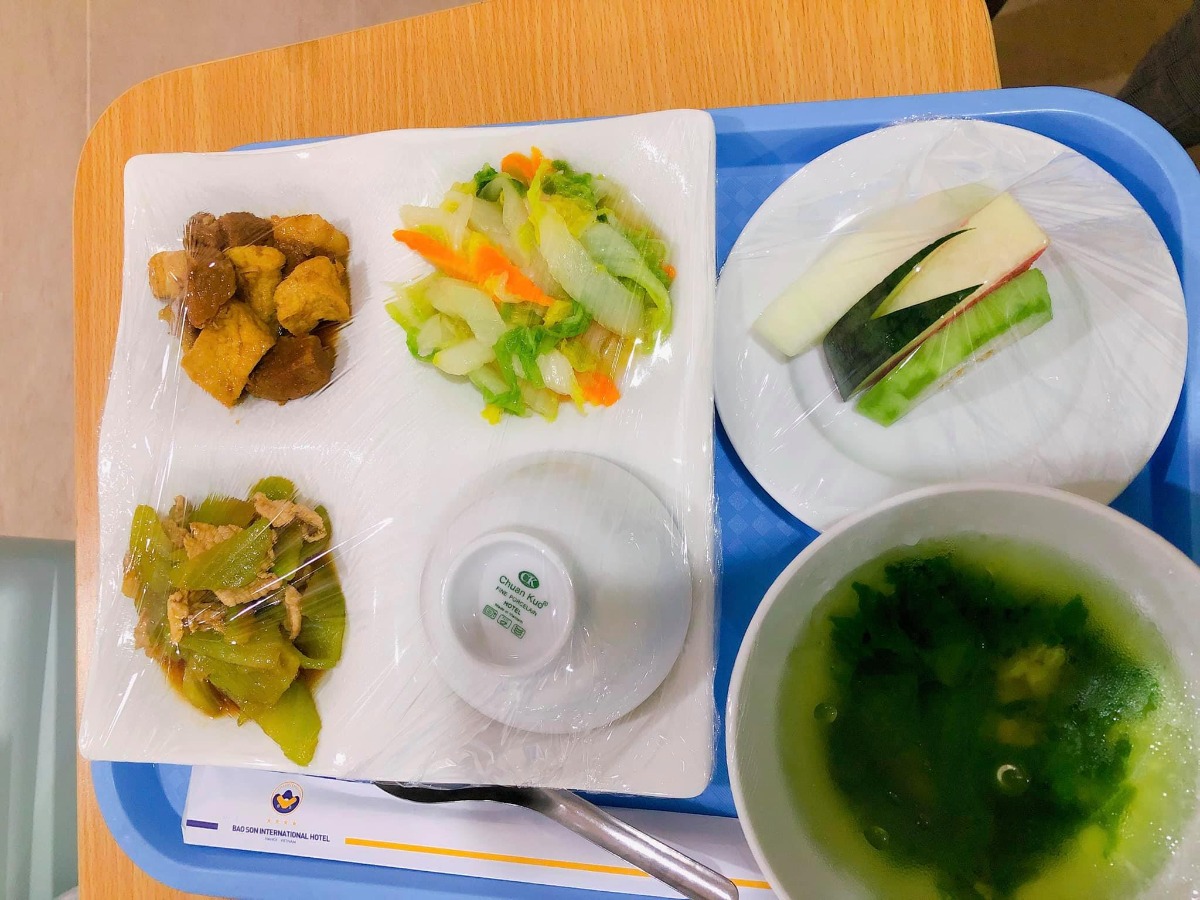 REVIEW ĐẺ TẠI BỆNH VIỆN BẢO SƠN

Vậy là đã 1 tháng trôi qua, kể từ ngày 2 mẹ con mình vượt cạn cùng các Y Bác Sỹ tại Bệnh viện Bảo Sơn.🌼
Khi vào nhóm chắc chắn cũng nhiều ng muốn tìm hiểu về dvu ở BS như e lúc đang tìm hiểu nên e sẽ chia sẻ chút vs mng.
 Hôm nay có time rảnh rỗi để ngồi viết chút review cho chị e tham khảo!
- Đứa đầu e chọn Phụ Sản HN vì tuyến đầu ngành cho yên tâm. E đẻ dịch vụ mà nghĩ đến h vẫn sợ, quá đông ạ, mở hết 10p r mà con e lại quậy quá nên bsy chỉ định mổ. Mổ xong 2 ngày thì về, chuyên môn khỏi phải bàn nhg dịch vụ thì chắc ai đi rồi sẽ hiểu.
- Đứa thứ 2 e quyết định mổ chủ động bvien tư. Vì đúng đợt dịch, phụ sản sẽ rất đông e cũng lo, mà cũng muốn vượt cạn dịch vụ tốt xíu. Sau khi tìm hiểu thì quyết định mổ lần 2 tại Bệnh Viện Đa Khoa Bảo Sơn.
👐🏻 Lần này, đi đẻ nhàn quá các bác ạ! E đến khám tuần thứ 36, thủ tục lm hồ sơ có nhân viên tư vấn lm hết, mih cũng k phải lz. Khám xét nghiệm trước sinh e thấy kỹ, nhiệt tình, có bạn tư vấn viên đưa đi khám từng khâu rất nhanh chóng, ko lo bỡ ngỡ. Khám xong sang ăn sáng tại Bảo Sơn Hotel rồi quay về lấy kết quả.
- Có những mức giá theo tuần đky tư lúc mới bầu cho tới lúc đẻ. E chọn gói 38w đẻ mổ lần 2. Đúng đợt này đang đc giảm giá. Đẻ xong lú quá e hay quên, mà cũng ck trả viện phí nên k nhớ chi tiết.
- Đi đẻ đúng nhàn tênh, các bác chỉ cần mang bộ quần áo của mẹ và bé hôm xuất viện thôi nhé. Đồ ở bệnh viện cbi cho đầy đủ hết rồi.
- Tiếp đến là hôm đi mổ chủ động. Cứ thế đi đến lên thẳng vào lm các bước trước mổ, xong xuôi chuyển vào phòng mổ. Lần này, cảm giác còn sợ hơn lần 1. Lần đầu đau đẻ e ko khóc đâu, bsy bảo mổ cái nước mắt chảy ròng ròng, cơ thể yếu ớt tn mổ xong tiếp xúc da với con xong ngất luôn nên thiếp đi khoảng 2,3 tiếng tỉnh dậy rồi mới đc chuyển về hậu phẫu. Nên mổ l2 e vẫn sợ lắm. Mà các bác sỹ, hộ sinh cứ cổ vũ, khích lệ tinh thần nên e cũng bớt lo. Nói chuyện đc vài câu thì thấy cu con oe oe ra chào mẹ roi. Lúc này cả ê kíp mổ lại tiếp tục nchuyen vs e rất vui và rôm rả. Lần mổ 2 này e ko ngất cơ mà cũng bị nôn 2 lần ở phòng hậu phẫu, xong phải tiêm chống nôn ms hết. Nchug cả 2 lần mổ e đều bị tác dụng của gây tê tuỷ sống.
- Chuyển về phòng thì e book phòng up lên phòng riêng là 1tr4/ngày. E ở viện 4 ngày.
Gói mình đky ở viện là phòng sẽ ở 2 sản phụ, e up lên thì ở 1 mình nên phát sinh thêm khoản này. Ở phòng thường thì có đủ 4 bữa cho sản phụ và 1 bữa sáng cho ng nhà sang khách sạn ăn. E up lên phòng dịch vụ thì cả ng nhà cũng đc mang 3 bữa tại phòng và phiếu ăn sáng bên khách sạn.
- Về phòng sau sinh, bác sỹ Cốc ( mổ chính) cho mình về hỏi han rất chu đáo và bác tiêm mũi giảm đau sau sinh cho mình cũng xuống hỏi han liên tục xem có đau ko, rồi kiểm tra ống giảm đau thg xuyên.
+ Đêm đầu tiên sau khi mổ xong các y bác sỹ vào hỏi han thường xuyên, cứ 1,2 tiếng lại có điều dưỡng vào ktra, thay dịch, tiêm kháng sinh. 
+ Hết giảm đau 48h lúc này e đau quá, thì mỗi ngày đc đặt 2 viên giảm đau nữa ko thì chắc xỉu qá.(mổ l2 đau hơn l1 gấp trăm lần ce ạ 🤣)
+ Tối có điều dưỡng trực phòng kế bên nếu cần gì cứ gọi họ sẽ thay bỉm, pha sữa,.... cho. Nhg mẹ vs ck e làm hết roi cũng ko gọi. Chỉ lúc nào e đau ms gọi, nhg tối họ cũng thi thoảng vào ktra rồi.
+ Bị tắc tia sữa lúc nửa đêm gọi điều dưỡng sang massage tay cho ko thì chắc hôm sau e là e bị nặng lun mất.
+ Dịch vụ tốt quá, nhiều sự quan tâm quá nên e ko nhớ hết mà kể chi tiết với mọi ng luôn. Nhiệt tình từ lao công vào dọn vệ sinh ngày 2 lần rất cẩn thận và niềm nở cho đến nhân viên bên khách sạn mang đồ ăn sang cũng rất nhiệt tình. 
+ Đồ ăn ngon, thay đổi menu mỗi ngày cho sản phụ lưah chọn đa dạng, ko bị ngán.
- Ngày nào bác sỹ cũng qua hỏi han. Hôm cuối xuất viện ra thanh toán thêm những khoản phát sinh và lấy giấy tờ rất nhanh.
- Bvien còn đặt thuốc đây dịch cho ra nhanh nên ve nhà e chỉ còn xíu dịch vài hôm là sạch, chứ ko như lần đầu về cả tháng ms sạch.
- Ngày nào cũng tiêm co dạ con nên sau mấy hôm ở viện về bụng e xẹp lép luôn, chứ ko như lần đầu về bung như cái rổ, da con co mấy tháng mới nhỏ lại.
- Chiếu tia laser giúp khô vết mổ nhanh. Tvia vết mổ đẹp lm ạ.
- Bệnh viện tặng quà sau sinh. Mẹ và bé sẽ đc care trong vòng 1 thánh sau sinh có vấn đề gì cứ xuống viện ktra ạ. Bsi Thắm nổi tiếng chữa tắc tia sữa tại bvien nói cứ tắc là xg gặp bác ko cần phải đi đâu chữa cả.
- À! Và khoản đo chỉ số BMI là e thích nhất. Bác Sỹ lên thực đơn bữa ăn dinh dưỡng đảm bảo sữa cho con mà mẹ lại về cân nặng lý tưởng với chiều cao.
+Trước bầu  e 53kg( vì đẻ đứa đầu xog khó giảm về dáng lúc con gái qá) lên bàn đẻ 69kg. 
Đẻ xong hôm về nhà cân là 62kg, Sau 10 ngày cân lại h còn 58kg. Đấy là e còn thèm quá nên ăn dư chỉ tiêu chút xíu, nếu ko chắc giảm nhanh nữa. Bác Sỹ đg lên chỉ tiêu cho e xg 48. Hy vọng thành công hihi 😋
- Bệnh viện còn tặng gói chụp ảnh newborn cho bé nữa ạ.
❤️❤️❤️ Nói chung e rất hài lòng về mọi dịch vụ ở bệnh viện. Tính ra e thấy rẻ chứ ko hề đắt chút nào so với chất lượng nhận đc.
Riêng tiền phòng ở chất lượng, thuốc thang chu đáo, mọi thứ bvien lo tất chi việc đi ng ko. Còn lần đầu e đi đẻ dịch vụ mà nghĩ thấy ngán thật sự.
💸Đợt này đang đc giảm giá khoảng 10triệu nên xong tất e hết khoảng 35tr.
Các chị cứ ib hỏi e khỏi phải lăn tăn ạ.
À mổ đắt hơn chứ đẻ thường thì rẻ 1 nửa đấy ạ. Đẻ thường còn ko phải mất 3trieu mũi giảm đau 48h sau mổ nữa.
👉🏻👉🏻👉🏻Đây là chút chia sẻ của e về quá trình đi đẻ, và chút review về Bệnh viện đa khoa Bảo Sơn cho chị e tham khảo ạ. Mong giúp ích đc cho chị e.