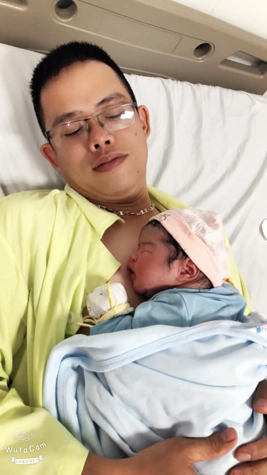 MẸ CÓ BIẾT LỢI ÍCH CỦA PHƯƠNG PHÁP DA KỀ DA ❓❓
Các mon sinh sinh thường 100% được da kề da.
Các mẹ sinh mổ đã có những đức ông chồng làm việc này ạ🥰🥰👌
🌵Theo khuyến cáo của Tổ chức Y Tế Thế Giới, ngay sau khi chào đời, bé cần được tiếp xúc “ da kề da” với ngực hoặc bụng mẹ trong vòng ít nhất 1 giờ.
🌵Biện pháp này mang lại rất nhiều lợi ích, giúp tăng tỷ lệ nuôi con bằng sữa mẹ và kéo dài thời gian mẹ cho con bú.
=====================
1️⃣👍Ổn định thân nhiệt, nhịp tim, nhịp thở và đường huyết bé: bé vừa di chuyển từ môi trường ấm áp trong tử cung ra bên ngoài lạnh lẽo, cộng thêm làn da ẩm ướt khiến bé dễ nhiễm lạnh. Ngực của mẹ ấm hơn nhiều so với các vùng khác của cơ thể. Chỉ trong vòng vài phút khi tiếp xúc “ da kề da” ngực mẹ sẽ tự điều chỉnh làm ấm bé. Như vậy sẽ giúp bé tự điều chỉnh giữ ổn định các chỉ số cơ thể .
2️⃣👍👍Giảm khóc và giảm căng thẳng: “ da kề da” trong vòng 20 phút giúp làm giảm nồng độ cortisol hormom gây stress trong cơ thể bé. Thật kỳ diệu phải không các mẹ?
3️⃣👍👍👍Tạo điều kiện cho sự phát triển tối ưu não của bé: tiếp xúc da kề da là một trải nghiệm đòi hỏi sự tham gia của nhiều cơ quan cảm giác, giúp phát triển các đường dẫn truyền thần kinh - điều đặc biệt cần thiết cho sự trưởng thành của não.
4️⃣👍👍👍👍Kích thích tiêu hoá và giúp bé tăng cân: chỉ sau 1 thời gian tiếp xúc da kề da, hệ tiêu hoá của bé được phục hồi về trạng thái cân bằng tối ưu, tạo điều kiện cho bé hấp thu và tiêu hoá thức ăn tốt hơn.
5️⃣👍👍👍👍👍Tăng cường hệ miễn dịch: da kề da giúp bé thu nạp các vi khuẩn quen thuộc từ làn da của mẹ. Cơ thể mẹ sẽ sản xuất ra các kháng thể chống lại vi khuẩn có trong môi trường của mẹ và bé. Các kháng thể này được truyền sang bé thông qua sữa, giúp bảo vệ bé khỏi các bệnh nhiễm trùng.
6️⃣👍👍👍👍👍👍Tăng tỷ lệ mẹ cho con bú và thời gian cho con bú: da kề da giúp khởi động hành vi tìm bú bản năng của trẻ. Bé càng bú nhiều thì oxytocin tiết ra càng nhiều - hormon này có nhiều lợi ích cho mẹ sau sinh như giảm huyết áp, giảm trầm cảm, tử cung co tốt hơn và sữa về nhiều.
( ST)