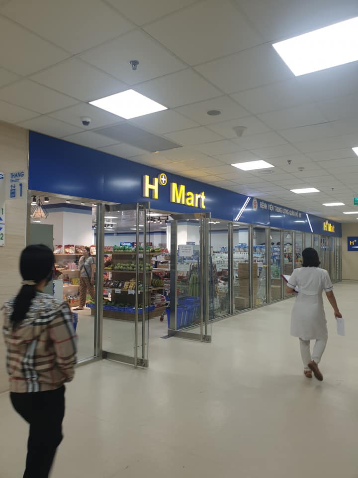 KHÁM MỐC 36W KHU TÁI KHÁM TẦNG 1 TOÀ 21 TẦNG VIỆN 108
- Chi phí: Tổng 1.662k (phiếu khám 100k + các xét ngiệm 1.562k)
- Thời gian: Khu tái khám 8h bắt đầu lv nên ko cần đi sớm, ko phải xếp hàng.
CHI TIẾT: 
- 8h: quầy tái khám đưa phiếu khám cũ, đóng 100k mua phiếu khám qua phòng 106 ngồi đợi stt: 4
- 8h17: điều dưỡng xuống, bsi chưa xuống. 
- 8h35: điều dưỡng gọi vào đo HA, tim thai, vòng bụng, ghi vào phiếu dks rồi nói ra ngoài đợi chờ bsi
- 8h45: bsi gọi vào khám, chỉ định 1 loạt xn máu, nước tiểu, điện tim, siêu âm. Đóng tiền 1.562k, ra quày lấy máu tầng 1 lấy 4 ống máu + 1 ống nước tiểu. Lên tầng 2 siêu âm + điện tim.
- Điện tim vắng hơn nộp phiếu vào đo luôn xong sang phòng SA 1-2-3... đối diện chờ gọi tên, lấy máu rồi nên mn tranh thủ ăn uống cho đỡ mệt. 
- 9h56: Siêu âm xong đi chơi, ăn uống cho thoải mái, xuống hầm b1 tham quan mua sắm ăn uống rất ok.
- Tất cả kết quả máu + điện tim sẽ trả về phòng 106 nên ngồi đó chờ có kết quả bsi sẽ tự gọi vào đọc kqua nhé
Chỉ dẫn chi tiết e để từng ảnh, chii em kéo ảnh đọc tham khảo nhé. Bên này giá chắc chắn cao hơn ngoài khu nhân dân rồi nhưng ko phải đi sớm, xếp hàng, các phòng khám, xét nghiệm sắp xếp stt tự động khoa học ko phải xếp hàng nhiều lần, đợi chờ lâu như khu ngoài, ít ngừoi biết nên khá vắng, nhà mới sạch sẽ rộng thoáng chuẩn 5 sao, bsi điều dưỡng nhân viên nhẹ nhàng tình cảm.