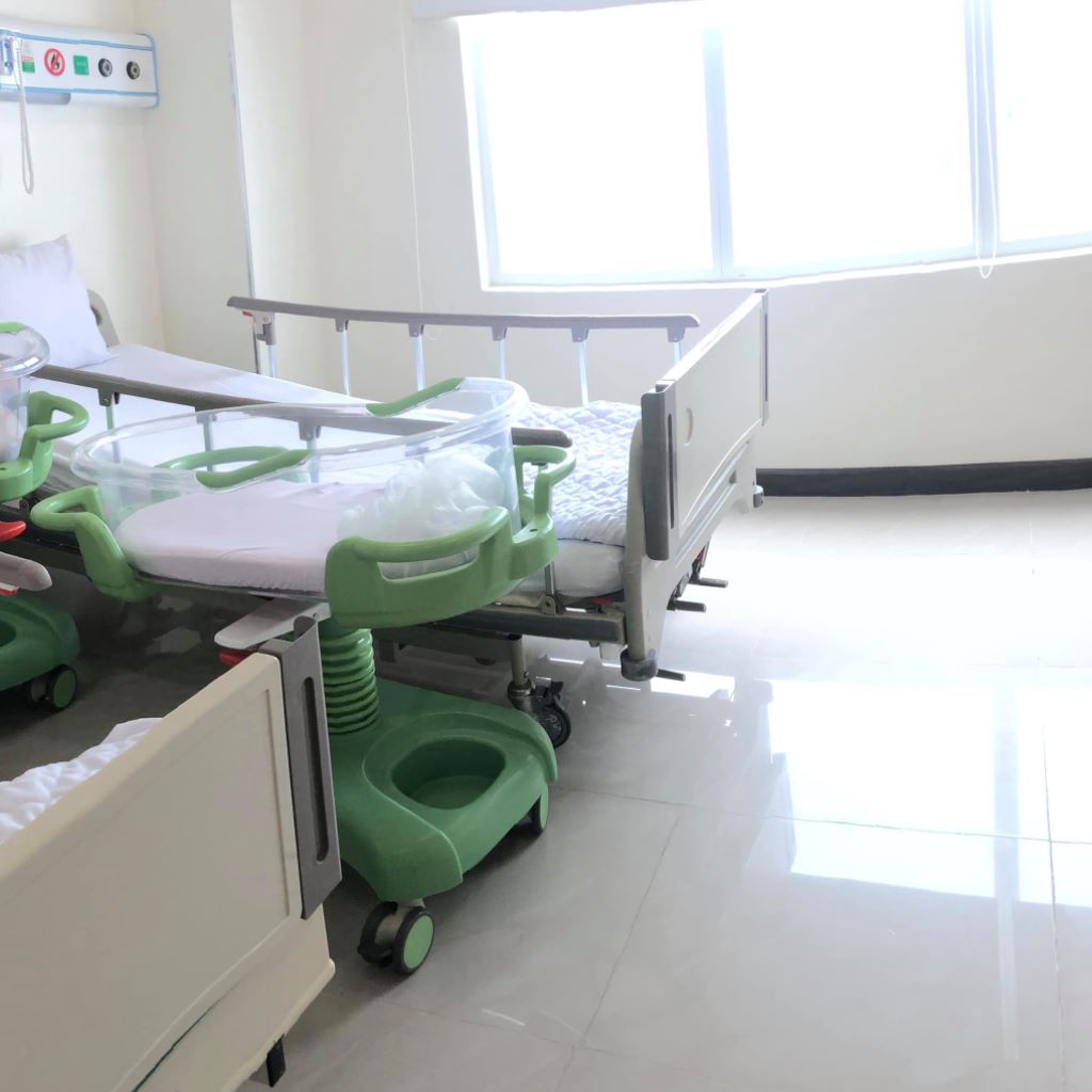 Review đi đẻ THU CÚC cho các mẹ đang lăn tăn nhé ạ
Trước khi chọn TC mình cũng phân vân nhiều nơi. Loại trừ Vin vs cả VP ra vì chi phí cao quá thì còn lại Hồng Ngọc, Thu Cúc, Bảo Sơn, Phương Đông... Nhìn chung cũng nhiều các bệnh viện TSTG tầm 30-40 trẹo, và bệnh viện nào cũng có Feeback tốt lẫn xấu cả, vì là kiểu gì cũng sẽ có người này người kia vì thế nên là chủ yếu mình thích đâu thì mình đăng kia đó thui.
Sau khi tham khảo các gói thì mình quyết định đăng kí TSTG từ 36w, đẻ mổ lần 2. Được khuyến mãi 35% mùa dịch khi đóng hết 1 cục còn 25.610K
Gói 36w gồm những gì?
- Gồm 3 lần khám thai (36w, 38w, trước sinh- cái này do mình chủ động lịch, nếu khám lần thứ 4 sẽ phát sinh theo giá của bệnh viện)
- Mổ lấy thai, gây tê cột sống, tiền lưu viện 72h (phòng cơ bản 2 giường vs mức giá 1,6tr/ngày)
- CP bỉm mẹ, bỉm con khi lưu viện
- Tắm bé, khám sơ sinh, khám mẹ trong quá trình lưu viện
- Vật tư y tế thuốc thang, quần áo, các chai truyền trong quá trình lưu viện
Chi phí có thể phát sinh ngoài gói bao gồm
1. Giảm đau 48h sau sinh (3,5triệu)
2. Up phòng vip 1 giường 2,4tr. Phòng vip 2 giường 2,9 triệu
3. Chọn bác sĩ 3-5triệu
4. Chọn giờ sinh 3-5tr (3tr đối vs giờ hành chính, 5tr đối vs giờ ngoài giờ hành chính)
5. Tiền xét nghiệm sàng lọc máu gót chân cho bé ( có gói 3 bệnh 600 vs gói 60 bệnh 3,6tr)
6. Tiền chiếu plasma vết mổ 250k/ lần
Về dịch vụ khám trc sinh
Đợt này dịch nên có vẻ các mẹ đổ về Thu Cúc khá nhiều, nên Rất Đông. Thời gian chờ đợi hơi nhiều nên khá mệt mỏi. Siêu âm tuỳ bác sĩ mà kĩ hay ko kĩ. Mình siêu âm lần đầu bác sĩ nào đó khá trẻ chỉ nói qua qua, 2 lần sau đều bác nghị SÂ mình thấy hài lòng. Siêu âm cân nặng chuẩn. Bác siêu âm 3080g, thì đẻ bạn Sumi 3000g. Nhiều ng bảo siêu âm cân nặng ko chuẩn thì mình cũng ko biết giải thích sao, nhưng mn p biết 1 điều là sâ lúc nào cũng có sai số
Đi đẻ
Mình đki mổ chủ động lúc 38w hơn (dựa theo dự kiến sinh 12w đầu mình siêu âm chỗ khác) 
Đki chọn giờ 3h30-4h30 chiều ngày 4/5. Thì đến khám và đki hoàn thiện hồ sơ ngày 3/5. Các y tá, bác sĩ nhiệt tình, nhẹ nhàng, được nâng như nâng trứng, hứng như hứng hoa. Các bạn lễ tân thì 1 câu dạ, hai câu vâng, nchung là cảm giác được làm thượng đế ce ạ. Khác hẳn vs cách phục vụ ở các viện công, kể cả khoa dịch vụ sản HN
 Chiều ngày 4/5 hai vk ck dắt díu nhau đi đẻ. Bệnh viện hẹn đến trc 2h để vệ sinh vs làm các thủ tục trc sinh mà 2 vk ck hóng quá đi trc hẳn 3,5h nên chờ hơi lâu. Đến nơi thì mình sẽ hoàn thiện 1 số cái 
-Bảo hiểm y tế
-Bảo hiểm bảo lãnh
-Thụt
- Tắm rửa sạch sẽ, nằm khô ráo nước
- Sát trùng khu vực mổ trc sinh lần 1( phòng chờ)
- Sát trùng khu vực mổ trc sinh lần 2 ( phòng mổ)
- Chờ được gọi vào phòng mổ
- Gây tê và mổ lấy thai
Trong quá trình mổ lấy thai, nhất cử nhất động của bác sĩ sẽ được y tá/ hộ lý nói lại vs mình. Các chị tươi như hoa như ngọc, thái độ cử chỉ nhẹ nhàng sẽ khiến các mẹ bớt sợ hãi và thoải mái hơn. Mình ko chọn bác sĩ vì mình nghĩ bv sẽ p chủ động sx người mổ phù hợp do lỡ có chuyện gì xảy ra, phía bv là ng bị ảnh hưởng đầu tiên. Vs cả mình tin tưởng các bsi =))) cuối cùng mình đc bsi Hằng phó khoa mổ cho, vết mổ rất đẹp. Kíp mổ đông lắm, có bsi gây tê, bsi mổ r y tá, hộ lý, cả ekip chụp ảnh chắc p hơn chục người. Ai cũng nhã nhặn lịch sự cả.
Con sinh ra sẽ được áp da mẹ, nếu ko vđ gì thì sau khi áp da mẹ sẽ được đi áp cả da bố
Bác sĩ lấy thai xong, y tá sẽ lau e bé, mặc quần áo và đi cân r thông báo cân nặng cho mẹ
Sau khi mổ xong các mẹ đc đưa về phòng hồi sức, chờ hết thuốc tê ( khoảng 2-3h tuỳ người)
Trong tg này cứ khoảng 15’ y tá lại đến đo huyết áp và kiểm tra vết mổ cho mẹ cẩn thận
Sau đó được chuyển về phòng lưu viện, lúc này sẽ được gặp người nhà và em bé ( nếu em bé bthg, ko gặp vấn đề gì)
Phòng lưu viện sạch sẽ, và khá đẹp, gọn gàng, tuy nhiên mình thấy hơi chật nếu để 2 sản phụ cùng ng nhà nằm. Bài trí cũng ko hợp lý cho lắm.
Mỗi ngày có 3-5 lượt vào thăm khám, truyền/ tiêm thuốc, vệ sinh cho mẹ
Trong phòng đầu giường mỗi sản phụ có 1 cái bấm chuông. Chỉ cần bấm 1 cái là các y tá, nữ hộ sinh xuất hiện ngay và luôn. Mẹ đau hay em bé tè, ị, khóc, đói chỉ cần bấm 1 cái tầm 30s sau các cô có mặt hỗ trợ r nên là bố mẹ nhàn lắm ko phải làm gì cả. Ck mình đi chăm vk ngủ tít mù lun
Lưu viện thì cơm ăn ngày 3 bữa, bữa sáng của sản phụ chủ yếu là cháo. Cháo trắng ăn ngay khi mổ về phòng, cháo thịt băm, cháo gà, cháo chân giò, cháo tim. Mình khuyên mn nên ăn chân giò vs tim vì các món còn lại ko ngon, mỗi hai món kia ngon thôi ạ
Cơm trưa, tối thì có sườn, tôm, bò, cá, thịt kho tàu ..... khá nhiều món khác nhau. Từ kinh nghiệm ăn thử của mình thấy có tôm, bò kho, vs sườn chua ngọt là ngon hơn cả, còn lại thì bình thường đến không ngon.
Cơm của sản phụ thì free, còn ng nhà thì giao động từ 65-95k ( mn nên chọn cho sản phụ món đắt và chọn cho ng nhà món rẻ để tiết kiệm chi phí ạ)
Ở viện 4 ngày 3 đêm thì xuất viện. Sẽ có y tá/ nữ hộ sinh đẩy mẹ và con xuống tầng 1. Bố xách đồ theo thôi. 
Ai có bhiem bảo lãnh, hoặc bhyt thì sẽ được lấy lại tiền ngay tại quầy luôn, rất tiện
Bệnh viện tặng mẹ bé 1 túi quà gồm 2 bộ quần áo, bỉm của moony, và 1 hộp lót sữa nhỏ của moony.
Đó, nchung là mình khá hài lòng. Các mẹ có thể update thêm TC như 1 đc đi đẻ hợp lí và sướng nhé ạ ^^

Nguồn: Mẹ Phạm Phương