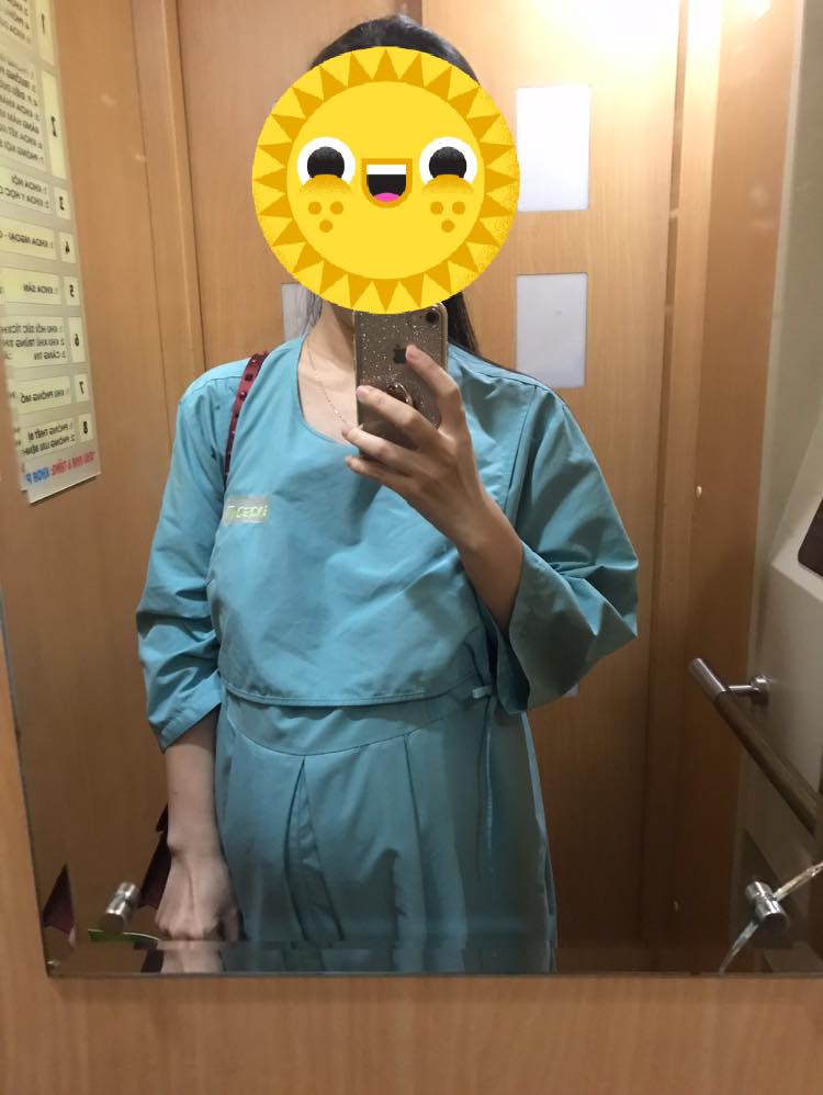 Nhật ký sinh thường bv bảo sơn!
Lúc 30w e đã lục nát review đẻ thường vài group bảo sơn, thu cúc, pshn rồi, cứ bảo đẻ xong viết review cho các mẹ đi sau tham khảo mà lười. Dạo này dịch, nhà đông người trông con hộ mới thực hiện, từ từ e kể hết chuyện đi đẻ của e nhé:)
Tầm 32w e đi tham khảo bv bảo sơn và thu cúc (pshn loại do tập 1 e sinh ở đây ấn tượng ko tốt lắm, và bạn e mới đẻ xong kêu vô cùng đông, nó đẻ dịch vụ mà phải ở phòng kiểu tăng cường, wc chung, nói chung là kêu chán, với đọc review 1 chị làm hss d3 xong lúc đẻ cấp cứu vào đêm full phòng phải sang đẻ thường phòng 8 hay 16 người nên e hãi quá). 
Ấn tượng ban đầu:
- bs: Thang máy cho khách quá nhỏ, xe ô tô ko vào tận cửa viện được. E đến lúc 1 rưỡi viện siêu vắng, các bạn tư vấn dẫn đi tham quan phòng ốc sạch đẹp tiện nghi. Nhưng e với chồng băn khoăn vì bv vắng quá, lúc vc e đến tầng 3 ko có 1 khách nào@@
- thu cúc: trời ơi sang đến tc e sốc vì đông và quá đông. Thang máy to hơn nhưng chờ siêu lâu, 2-3 lượt mới lên được, bầu cũng ko được nhường đâu vì mọi người chờ đông lắm. Lên tầng 5 hay tầng 7 e quên rồi, đông đến ko còn ghế ngồi, bí bức quá. Cũng có bạn tư vấn dẫn đi xem phòng, phòng ổn sạch sẽ nhưng lúc đó đang xây thêm mở rộng bv ở bên cạnh nên ồn. Lúc về lại chờ thang máy mỏi mòn. Vào thấy đông nghịt và ở giữa là 1 c mới chắc mới đẻ xong về hay đi khám gì thấy, ngồi xe y tá đẩy bế con mà e còn thấy ko thở nổi nói gì e bé và chị ý. Nói chung là ấn tượng là đông và ồn, e bảo chồng đau đẻ vào chờ thang máy lên để lên được có khi e đẻ giữa đường mất. 
Giá cả lúc đó 2bv same same nhau ko chênh đáng kể, rẻ hơn d3 pshn. E đọc tc nhiều review mọi người khen nhiều, nhưng trải nghiệm hơi hãi nên e chạy mất dép, lại thấy cái yên tĩnh vắng vẻ ở bs lúc nãy sợ giờ lại thành điểm cộng. Lại gần nhà e nhất nên e chốt.
Sau e tham gia 1 buổi học về chăm sóc mẹ sau sinh ở bs, xong đk luôn đc tặng 2 lần chiếu plasma giảm giá gói chuyển dạ tổng còn 14,4tr (gói chuyển dạ ở bs đã bao gồm làm hss, còn chuyển dạ ở thu cúc thì ko, phải thêm 2tr làm hss)
36w e đến làm hss (các bạn gọi điện nhắc và hẹn lịch), 8 rưỡi e đến 10 rưỡi xong, đo huyết áp cân nặng vòng bụng các kiểu, lấy máu nước tiểu, điện tim, siêu âm, bs cốc tư vấn... e ko nhớ hết. có phiếu ăn sáng bên ks bs, 1 bữa siêu no và đầy đủ. Bs siêu âm nhanh, nhưng lúc e kể bạn nhà e khó tính, sa 3d chưa nhìn được mặt do bạn ý quay đi vs che măt, siêu âm lại mấy lần cũng ko được thì bs chuyển từ sa 2d trong gói sang sa 3d cho e nhìn mặt con😊
Nói chung e còn đến khám 2-3 lần nữa từ lúc làm hss đến lúc đẻ (khám ngoài gói), bv cũng đông hơn hôm e đến tham quan nhiều nhưng ko đến mức làm e khó chịu, chờ ko lâu, bs khám sa nhanh nhưng mình hỏi thì giải đáp hết nên e cũng thấy ok. E ko đk luxury do đẻ thường ko chọn bs chọn giờ được e thấy phí, chỉ đk phòng riêng thôi.
39w có hôm gần sáng e đau bụng, ko ra máu hay gì, nhưng đau nhiều nên sáng e vào khám, các bạn bảo e lên tầng 5, bs hỏi han, y tá đưa vào phòng chờ sinh đo monitor chán chê ko có cơn co nên e lại về, lần này các bạn bảo tính vào theo dõi trước sinh 12h free nên ko mất tiền.
Đến ngày dự sinh 1/1 sa đo mo lại bình thường e lại về:) bs bảo cứ theo dõi có dấu hiệu bất thường mới phải mổ, ko thì cứ khám hàng ngày chờ con muốn ra thì đẻ.
4/1 e sốt ruột lắm rồi, nghỉ ở nhà cả tuần rồi chưa sinh, nên tối dụ chồng ấy ấy cho vào, sáng hôm sau ra máu báo:) vào viện từ 10h bs bảo mở 2 phân, nằm phòng chờ sinh đo mo theo dõi chán chê đến 3h vẫn 3 phân, ko đau mấy. E cứ sợ lại đẻ đêm hôm như tập 1 thì bs cốc hết ca trực, với kéo dài mệt mỏi, bà c e bày cho vê đầu ti, đau bụng lại thôi, xong lại vê. Đến 3 rưỡi làm cốc nước dứa nữa. Thế là bắt đầu đau nhiều😞 10’ 2 cơn, bs bảo phải tầm 10’ 3 cơn mới săp đẻ, nhưng 5h e đau quá đòi khám trong thì mở 5p, e đòi tiêm kích đẻ, gây tê màng cứng, bs cốc cứ bảo từ từ. Thề lúc đấy e bực lắm, vì đau quá, xong cô hộ sinh bảo thôi6h kém rồi để đi ăn xong cô xin bs cho. Ai ngờ về phòng được 10’ e vỡ ối:( bs y tá bỏ hết cả cơm đưa vào phòng đẻ. Nói thật là qua rồi e vẫn thấy sợ, vì vỡ ối nên ko kịp gây tê màng cứng, chỉ tiêm giảm đau vào đùi, may mà con e ra nhanh, từ lúc vào đến lúc đẻ 10’ nên dù đau lắm lắm ý nhưng vẫn chịu được, đẻ xong bs bảo đấy đẻ tự nhiên chẳng tốt hơn à, cứ đòi kích với gtmc làm gì ko tốt, lại tiết kiệm được mấy triệu😂
Con ra là hết đau, y tá lau qua rồi ấp con lên người mẹ để làm vs, khâu tsm tầm 1h30’ là xong. Con ở trên người e cả quá trình trừ lúc cân, được kẹp rốn chậm, về phòng cùng e.
Dịch vụ sau sinh thì e thấy bình thường, e ưng nhất lúc mới về phòng bs nhi vào khám đúng lúc con e khóc (lúc đẻ xong nằm trên ng mẹ ko khóc tí nào), ông bà cứ bảo nó đói cho ti hay pha sữa đi, bs bảo e bé đẻ đủ cân ko có vấn đề gì ko đói đâu, mẹ có sữa cứ chịu khó cho con ti, y tá bế dỗ hộ và hướng dẫn cho bé bú, con e được sữa mẹ hoàn toàn. Nhưng e ko ưng đoạn 8h e về phòng nhưng đêm ko ai vào vs thay bỉm cho mẹ, e lọc cọc vào wc tự xử, sáng hôm sau các b mới vào vs thay bỉm ý, e mà chờ thì để bỉm 12h mới thay à, hay phải gọi nhỉ@@
À e đẻ xong các bạn có đưa cháo và sữa cho, đêm 10h lại có cháo. Các bữa sau các bạn đều hỏi trước mình ăn gì, đồ ăn ngon nhiều, người nhà ko phải mang cơm nước, ng ở cùng do e đk phòng riêng nên cũng có suất ăn luôn.
Y tá hôm sau cũng ổn nhưng e thấy sẽ ko giúp mình chăm con bế con thay bỉm như các mẹ trước review đâu, vì cũng ít y tá hay tại e có người nhà nên họ ko giúp. E có 2 lần chiếu plasma mà cứ phải nhắc mãi mới chiếu, họ quên suốt ý, lúc 8h vào vs kêu tí họ đi hết các phòng xong chiếu, nhưng 10h ko thấy e lại nhắc thì bảo trưa, trước lúc ăn trưa e lại hỏi thì sau khi ăn trưa mới chiếu. Chiều hẹn 3h thì đúng hẹn. 
E hẹn 5h ra viện, vào check đồ ok xong lúc nhà e ra mới hỏi có đơn thuốc chưa, xong cả nhà đứng đấy chờ kê đơn cho e với bé trong khi họ có thể làm trước. Với phòng e ở sàn hơi kêu, sàn gỗ bước cứ kẽo kẹt ý. 
Khám sau sinh là khám vết khâu, sa; chụp ảnh cho bé bình thường.
Phòng ở 2 giường thêm giươngf gấp cho ng nhà, sạch đẹp tiện nghi trừ giường hạ bằng cách quay thủ công ko phải ấn nút.
Đồ e mang thêm quần lót giấy, bỉm của mẹ do e thay nhiều, quần áo cho mẹ và bé, khăn cuốn, khăn ướt, sạc đt (bv cho bỉm của bé vừa đủ, bỉm mẹ, khăn ướt gói nhỏ, bàn chải, nước muối, betadin, khăn mặt khăn tắm dép...) 
Quà tặng sau sinh có 1 gói bỉm nhỏ của moony, 1 bộ body mũ bao tay chân nous, 1 hộp sữa hip, 1 khăn quấn, e ko nhớ còn gì nữa ko:)
Được cái sau sinh e tự thấy so với tập 1 đẻ pshn gây tê màng cứng (lúc đẻ ko đau, nhưng lúc khâu rất đau, về phòng e đau ko ngủ được cả đêm, về nhà vẫn đau lâu) thì lần này e khoẻ hơn, nhanh khoẻ lại, sau sinh về phòng e đã tự lo được rồi, về nhà e cứ phăm phăm đi lại ko giống tập 1 làm gì cũng đau:( vết khâu cũng nhanh lành đẹp hơn tập 1.
Nói tóm lại do sinh đẻ thuận lợi, con khoẻ mạnh nên e thấy hài lòng, có điểm ko ưng cũng ko đến mức khó chịu. Với mức tiền bỏ ra 15,6tr (thêm tiền phòng riêng với xét nghiệm mâu gót chân, đã trừ bhyt gần 1tr) thì e thấy ok. 
E mới nhớ được đến thế, có gì cần các mẹ cứ hỏi thêm để chọn nơi sinh phù hợp nhất với mình nhé.
Chúc các mẹ mẹ tròn con vuông!
