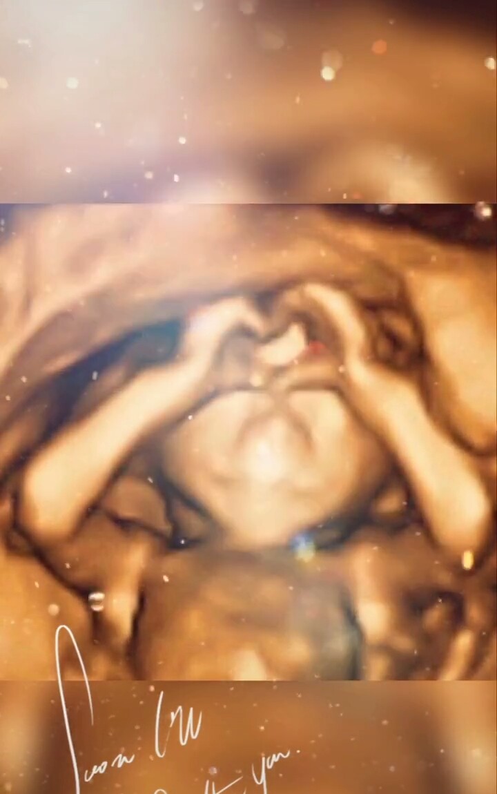 Các mẹ ơi, nhìn con xem con đang làm gì nè, các mẹ có yêu con không, yêu con thì con thả tim cho nè hihi ❤