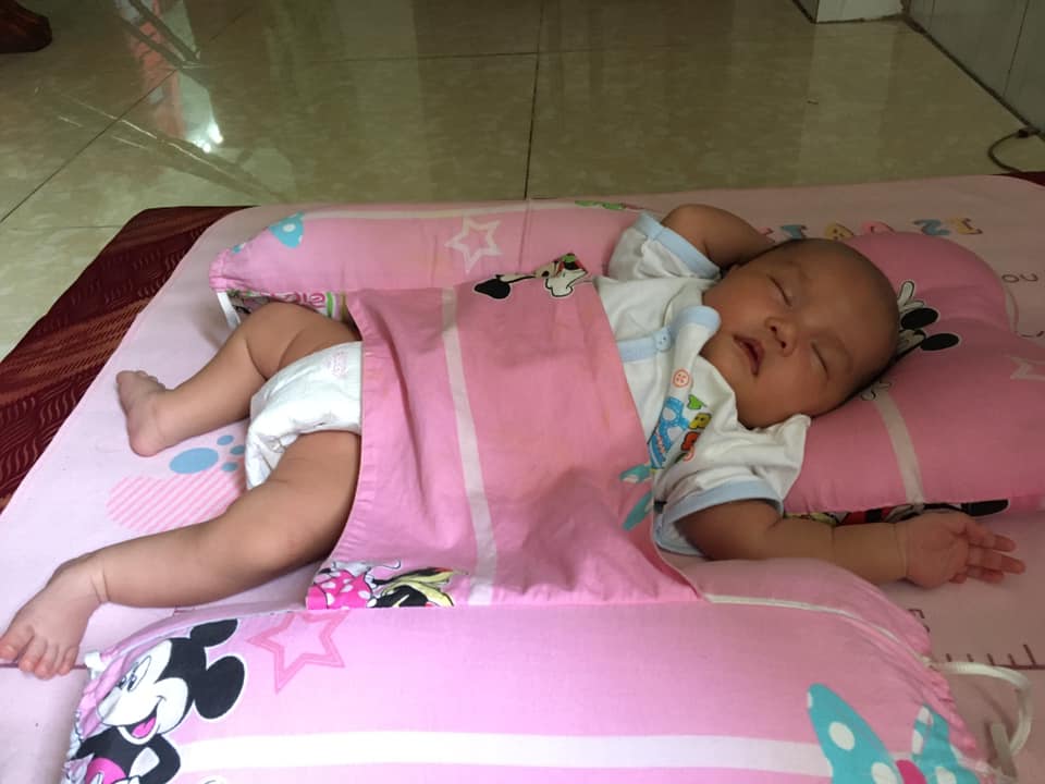 Hnay chuột nhà mình vừa tròn 1m. Mình xin chia sẻ chút trải nghiệm của mình đi đẻ tại BV Từ Dũ

1. Hành trình về sự có mặt của con
- 3m mình mới bik sự hiện diện của con và trước đó, mình còn bị té xe bụng đập xuống đường, té sàn nhà,... nhưng may mắn con mạnh khoẻ. Tình cờ bik mình đang mang trong mình 1 thiên thần nhỏ và nghĩ mình thật may mắn vì con mình vẫn khoẻ mạnh sau bao nhiêu cú té ngã.

2. Hành trình mang thai
- suốt quá trình mang thai, thai rất khoẻ nhưng 32w rồi 34w con vẫn không quay đầu và xác định là ăn dao. Và Từ Dũ thì cần giấy giới thiệu của Bs mới dk mổ chủ động nhưng mình không lo vì mình theo bs Ngô Thị Trinh ở q8 suốt thai kỳ nên mình rất yên tâm. Bác rất vui vẻ và luôn đặt cái Tâm vs nghề. 
- Mình dự sanh 23/04 và ngày tái khám cuối trước khi lên bàn mổ là 14/04. Mình có dấu hiệu cơn gò nhiều và hẹn 17/04 mổ. Nhưng chuột nhà mình muốn ra sớm và ăn mừng ngày toàn xã hội hết cách ly hay sao á. Thế là rạng sáng 15/04, bụng cứ đau lâm râm mãi tới sáng tưởng hết đau rồi mừng. Bùng 1 phát nghe và cảm nhận được bàn chân của con đạp, vỡ túi ối thế là khăn gối lên đường.

3. Hành trình đi đẻ
- 15/04 vẫn còn cách ly mà nhà mình khu vực gần long an nên hok có xe nên phải gọi xe cấp cứu. 
- vỡ ối lúc 7h15 vào tới bệnh viện 7h55. Hok đau liên tục nhưng nước ối ra nhiều. Viết giấy tờ các kiểu rồi bs khám trong nở 8p đẩy đi mổ gấp. 8h15 mổ và 8h30 con chào đời 3,3kg. Do mình mổ gấp chưa làm xét nghiệm gì hết nên phải mổ gây mê dù mình ko có tiền sử bệnh, mổ hay dị ứng các kiểu. Haizzz
- đau đẻ đến lúc đẻ nhanh như 1 cơn gió. Chưa kịp cảm nhận mọi thứ. 

4. Hành trình nằm viện
- mình bị chụp mê. Ngủ phát thức dậy là 10h10. Mình bị cột tay chân ở phòng hồi sức (kiểu sợ mình bị tác dụng phụ của thuốc). Gần 12h tháo ra. Mình nhớ cảm giác đau nhói đó lắm nha! Đau kiểu muốn co 2 chân lên mà hok dám co. Sợ co lên váy tuột lên hok kéo xuống dk nó lạnh chân. 
- mình đau mà nhớ y tá dặn: đau đừng cố động đậy sẽ càng đau nên hít thở sâu nó sẽ dễ chịu hơn. Và mình cứ thế cựa quậy như kiểu kiến cắn mà hok bắt dk nó mỗi khi đau vết mổ.
- 14h10 mình ký giấy để ng nhà dk phòng.
- 14h50 mình ký giấy nhận con và đk đưa về phòng.
- về phòng mình gáng lăn ng sang trái, phải để không bị dính ruột sau mổ dù rất đau và tập ngồi dậy trên giường. Nó thốn má ơi luôn!
- ngày t2 mình gáng ngồi dậy tập đi cho mau khoẻ để dk ẳm con nhưng ngồi dậy là 1 vấn đề còn đứng lên nó bủng rủng đau ngay ngã ba ko tả nổi và lại nằm xuống. Lát sau, y tá cho viên nhét hậu môn. Má ơi! Phải nói tiên dược luôn. 30p sau mình ngồi dậy và tập đi dk dù còn đau nhưng mức độ mình cảm thấy ok không đến nổi. Thế là dk ẳm con, nhìn con cảm giác nó sung sướng khó tả. Tất cả vì con là dk hết.
- ngày t4 là hết dk phát viên tiên dược đó nên hơi đau nhưng chịu được.
- ngày t5 (19/04) mình xuất viện, xong hơi vùng kín 3l, nằm khu H - phòng 2 giường, 600k/ giường rất ok. Khi làm xong thủ tục xuất viện, mình dk c hộ lý đẩy xe xuống ký giấy chứng sinh cho con, c còn dk taxi chở mình về  giùm do chưa hết dịch các phương tiện công cộng chưa dk hoạt động lại nhưng hỗ trợ bệnh nhân nội thành (Mai linh)
⭐️⭐️ ban đầu, mình định sanh đh y dược nhưng khi bik con ko quay đầu và bắt buộc ăn dao thì mình lại chọn từ dũ. Vì tham khảo ý kiến nhiều ng nhiều mẹ trong hội đây là bệnh viện đầu ngành, mọi vđ xảy ra các bv dù là quốc tế đều đưa về Từ Dũ. Và mình rất vui vì đã quyết định đúng.

5. Tiền viện phí
- mình bhyt trái tuyến. Mổ cấp cứu hưởng 80%. Mình có post ảnh phía dưới, các m tham khảo nhé!
- con mình ngôi mông nên cần khám vật lý trị liệu chân (miễn phí).
💥🌈 con mình trộm vía khoẻ mạnh, sanh 3,3kg chưa dk 1m mà dk 5kg. 
Chúc các m vượt cạn thành công và khoẻ mạnh!!!