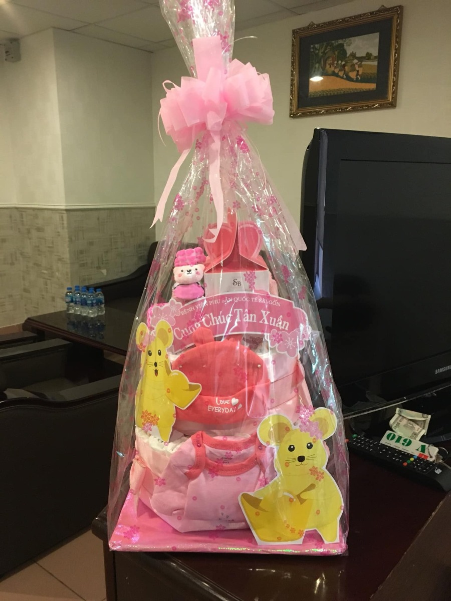 Review bv Quốc tế Sài gòn SIH - #reviewSIH
Chào các mẹ, hnay mình review về gói sinh mổ tại SIH cho các mẹ nào cần qtam nha. 
- Mình theo bs Nga, tới 39w2d thì nhập viện (khuya 8/2/2020), tới sáng 9/2 thì bs hội chẩn bảo bé to phải sinh mổ (mặc dù hôm trước tái khám bs ko báo j 😂). Dạo này bác Nga hot quá hay sao mà ngay lúc mình sinh thì bác cũng có 2 ca yêu cầu đỡ đẻ, làm mình nằm trên bàn mổ đợi bác tới 2 tiếng (rất là lạnh 😰). Trộm vía e nhà mình dc 3.7kg (luc siêu âm có 3.4kg à), y tá sẽ hỏi mình có muốn kề da e bé ko thì cho mình kề da ngay lúc đó. Quy trình mổ thì rất nhanh, gây tê tuỷ sống cũng nhẹ lắm. Chỉ lúc vào phòng hồi sức (nằm 6 tiếng)rất là lạnh nha do tác dụng of thuoc gây tê (mặc dù đc chiếu đèn sưởi, đắp mền). 2 tiếng sau thuốc tê tan dần thì bắt đầu đau vết mổ (đau lắm lun đó 🤢).  Sau đó chuyển về phòng, mình đau vết mổ cả đêm ko làm j dc nên mình fai gửi e bé phòng dưỡng nhi nửa ngày, sáng hôm sau mình mới tập đi dc. Ai nói đẻ mổ ko đau chứ mình đau mất 3-4 ngày (kinh khủng 🤮🤮). Trong gói dc chiếu plasma lành vết mổ 3 lần, dc khám sau sinh cho bé, tiêm ngừa lao, siêu vi B, sàng lọc sau sinh,.... tái khám mẹ & bé sau 1 tháng.
- Về dịch vụ: Mình thấy rất ok, thái độ - cử chỉ của tất cả nv từ bs tới nữ hộ sinh, tạp vụ,bve... rất nhẹ nhàng, ân cần. Thăm khám thường xuyên sau sinh, mỗi ngày: dc lam vệ sinh 3l, bsi  khám 1 lần, đo huyet áp,đặt thuốc giảm đau, rồi y tá thường xuyên vào hỏi thăm, dặn dò mình đi vệ sinh, đi tiểu dc chưa, tắm bé, chỉ cách cho bé bú, .... rất chu đáo & ân cần. 
- Về chi phí: Mình chọn gói sinh thường , sau đó chuyển sang gói sinh mổ 24,5trieu. Ban đầu mình đổi phòng VIP1- 2,2tr nhưng do hết phòng nên chuyển sang VIP2 giá 2.6tr/ngày (bù thêm 1.6tr/ngày) . Phòng to, sạch sẽ, có giường riêng cho người nhà, có khu tiếp khách, đặc biệt phần cơm ở đây rất ngon & nhiều (2 người ăn mới hết). Mình ăn rất ngon miệng trong 5 ngày ở đây. Tổng chi phí là hơn 38 triệu (bao gồm cả 2.5tr yêu cầu bsi, xét nghiệm trước khi sinh 3,2tr, đổi phòng VIP, thuốc sau xuất viện,...). Mình có bảo hiểm nên dc claim lại 33tr 🙂
- 1 vài chiếc ảnh cho các mẹ tham khảo nhé 😀