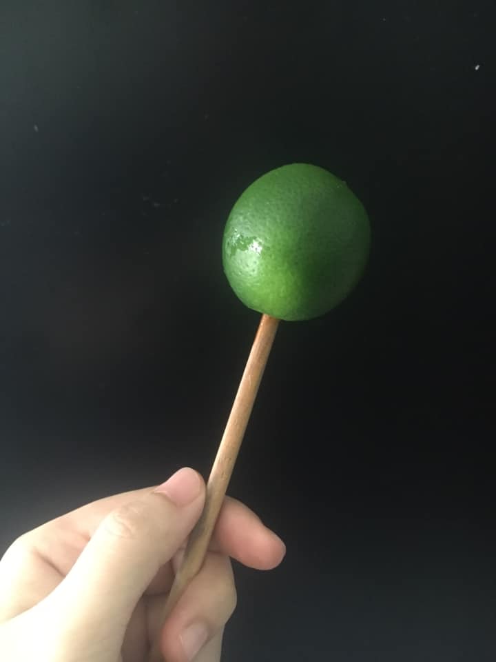 Chồng mình mới hôm qua khều khều mình bảo !
E ạ ! Dạo này anh thấy e thay đổi quá!
dạo này em đẹp ra , ra đường thì mướt mát
Hazzz vợ đẹp cũng là điều đáng lo chứ ko phải đùa!

Ổng bảo thế! Nhưng các mẹ ko biết đâu , thời gian m sinh con rất gian nan, bụng một rổ, tóc thì rụng lả chã
Nhất là lúc gội , ướt thì kiểu gì vuốt cũng phải một búi
Chỗ nào trong nhà cũng tóc , biết sẽ mọc lại nhưng các bạn biết đó đợi tóc mọc dài đẹp như ngày xưa m phải mất vài năm xuân xanh chứ chả chơi !
Buồn chả thiết tha gì?
Vậy rồi , bà ngoại mình ,tức cố của con m ở quê lên chơi
Bà bày mình cách nấu nước gội trị rụng tóc sau sinh ,
Cả cách giảm được mỡ bụng hiệu quả từ thời xưa , m đã làm theo bà như thế này

Bồ kết 5 quả
Mần trầu ( cỏ dại sau vườn các b sợt gu gồ là ra )
Vỏ bưởi hoặc cam quýt đều dc
Lá ổi
Chanh vắt vào nửa quả
Xả một té
Gừng một củ nhỏ
Tất cả chúng ta đun sôi tầm 15 đến 20p để ấm thì bóp nát cho ra chất r gội
M xin giải thích nguyên liệu quan trọng để chống hoặc trị rụng tóc đó là mần trầu , lá ổi
Bồ kết làm sạch tạo bọt , gừng trị gàu trị ngứa , còn lại là giúp thơm và mượt tóc nên nếu thiếu cũng ko sao
Thời gian m gội nước này thực sự da đầu ko hề bị ngứa , bạn nào o cữ ít được gội đầu thì chuẩn bị đi nhé!
Gội rồi như m nói , ko hề muốn gội những loại khác.

Đối với mỡ bụng sau sinh thể dục là ko thể
Vì mình một tay chăm con
Ngoài việc bỉm , tã , sữa còn phải nấu cơm giặt giũ các thứ
Các b đẻ có nhàn ko ? Riêng m thì nhiều lúc đã thề ko bao h đẻ tiếp luôn đấy ạ
Bà em đã chỉ rằng ngày xưa các bà đẻ chỉ có úp muối rang v mà bụng phẳng lì chả có tí mỡ nào
Tụi bây bây chừ ! Lười chẩy cả thây ra !

Bà bày:
Đầu tiên các bạn dùng muối biển
Giã cùng ngải cứu , gừng , nghệ đỏ, đinh hương hoặc thảo quả đều được
Giã Nguyễn đem xao khô trên bếp
Đến khi nguyên liệu khô nóng ran thì cho vào túi vải , cái này vì con quấy lại không có thời gian m làm theo bà 1 thời gian thì mua chỗ họ rang sẵn 45 k 1 túi dùng đc 1 tuần
Mỗi ngày lúc nào con ngủ m đặt lên bụng cũng tranh thủ chườm , nếu buồn ngủ thì để ấm r đi quấn đi ngủ luôn
Bao giờ tỉnh giấc thì tháo ra, m thấy cũng rất tiện. Mình giảm được 6 cm eo , kéo vừa khuy quần lúc chưa bầu , lâu lâu chạy ra quán vẫn có người bảo
Ô! Cái con kia mới đẻ mà tướng ngon thế!

Chuờm muối Cảm giác cũng rất là khoan khoái vì mùi hương rất dễ chịu
Ngoài mục đích giảm mỡ còn giúp m giảm căng thẳng và ngủ ngon hơn
Nếu b nào sinh thường thì úp bụng lên túi muối , còn mổ thì mình sẽ chườm lên bụng tránh chỗ mổ ra
Giảm sẽ nhanh hơn !

Sau sinh thường hay sưng mắt, mắt bụp , mỏi mắt, thâm quần vì thức khuya ,
Bà bày m hơ chanh , chanh chọn quả căng mọng xiên qua que hoặc chiết đũa
Các bạn hơ trên than hoặc lò vi sóng khi chanh ấm nóng sờ vừa tay thì lăn lên mắt
Các bạn làm đi , bất ngờ trong lần đầu luôn Đây là cách m thấy hữu hiệu nhất từ đó giờ .

Ngoài ra để da đẹp lúc bầu tranh thủ ngâm rượu gừng nghệ hạt gấc để bôi người
Rượu nghệ gấc để bôi mặt
Rượu nên đến tận lò nấu mà mua nhé! Và đừng mua loại độ quá nặng ko tốt cho da.
Sinh xong lột xác toàn tập vì tác dụng dưỡng da rất là hiệu quả của nó
Vì cơ thể phụ nữ sau khi mang thai thay đổi nội tiết , tăng cân,
Sẽ kéo theo nhiều vấn đề như rạn, thâm nách , nám và có người thì xì mụn khắp người
Trong thời gian đó có kì hay làm ntn cũng ko khỏi thâm và bôi gì cũng ko khỏi nám
Nhưng cứ đẻ xong bôi rượu sẽ hết
Mình cũng từng buồn vì trông những chỗ ấy như ở bẩn ,
Mặc dù mỗi ngày vẫn kì cọ , bôi rượu một thời gian thì vết thâm rạn bay đi hết
Hồi đó da mặt mình nám nặng kinh khủng
Bôi rượu cũng bay đi sạch
Ngày xưa ông bà m làm gì có nhiều tiền xài đồ cao cấp
Mà da ai ai cũng đẹp , đến già vẫn đẹp
Chúng ta bây h hiện đại mỹ phẩm cao cấp dù ntn cũng có chất làm trắng
Da nhanh lão hoá cũng vì thế
Nên nếu được ! Chúng ta hãy chọn cây nhà lá vườn để bảo toàn da dẻ cũng như sức khỏe được bền lâu hơn
Chồng mình bảo cũng thích vẻ đẹp tự nhiên của mình vì lẽ đó giữa một đống đứa con gái đã cảm thấy yêu và chọn m làm vợ
Dù là mình sinh con nhưng thi thoảng vẫn hít hà tóc mình rồi xoa xoa đầu bảo
Em đừng đổi dầu gội khác mà cũng đừng có bôi trát kem phấn gì lên người nhé !
Cứ như thế này anh thích!

Vậy đó các bạn! Có vô vạn kiến thức làm đẹp nhưng m vẫn ưu tiên thiên nhiên để chăm sóc cho bản thân của mình còn các bạn thì sao?