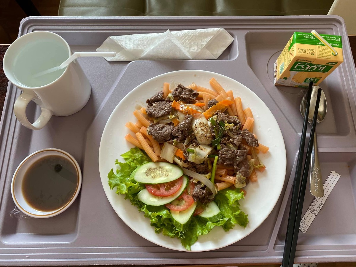 REVIEW SINH TẠI QUỐC TẾ CITY

Dạo này thấy có nhiều mom hỏi Cih nên mình cũng xin phép được review sơ sơ chuyến đi đẻ của mình.
Mình khám thai định kỳ ở Sih và tính sinh ở Sih luôn (m đã có 1 bài review khá dài về khám thai ở Sih), nhưng vì một số lý do mà vào phút gần chót 2vc quyết lại sẽ chọn Cih để đẻ.
38w mình khám thử tại Cih thì được hỏi luôn có sinh ở đây không để họ làm hồ sơ sinh, chi phí khám và siêu âm tầm 1tr + làm các xét nghiệm trước sinh hơn 4tr, tổng thiệt hại hơn 5tr.
39w mình tái khám theo lịch và hẹn bác sĩ ngày giờ mổ, được nhiều người mách bác Xuyến trưởng khoa nên m cũng theo bác. Bác rất nhẹ nhàng, dễ thương, nhiệt tình lắm ạ. M muốn mổ vào 15h bác ok ngay và dặn dò m sáng 7h ăn sáng, 8h nhập viện từ đó không được ăn uống gì.
39w4d mình vào viện làm các thủ tục, phòng ở đây tính tiền từ 12h trưa nhưng bv cho m nhận phòng luôn không phải đợi tới 12h, làm thủ tục nhập viện xong m được điều dưỡng cho đo tim thai rồi dẫn lên nhận phòng tầm 9h hơn. Sau đó các cô hộ lý vào phát đồ, hướng dẫn sử dụng phòng ốc, cần gì bấm chuông gọi, trong toilet cũng có chuông nếu chóng mặt chỉ cần bấm là có người vô đỡ. Bv có cho 1 bịch bỉm nhỏ Bobby, 1 bịch bvs Mama, 1 túi quần lót giấy, mấy mom có thể chuẩn bị thêm nếu sợ thiếu nhất là bỉm không đủ đâu nhé! Có bình thuỷ đựng nước nóng để cho mẹ uống, mỗi ngày phát 1c nước khoáng 1L nếu uống không đủ có chỗ hứng nước thêm vô. Đặc biệt cho đăng ký được 2 người ở lại dù mình đẻ phải mùa dịch cao điểm các bv khác đều được chỉ 1 người chăm mà mình có mẹ và bà vú. Phòng m đăng ký là phòng đơn tiêu chuẩn giá 2tr6/ngày (nếu ai không ăn là 2tr3). Bình sữa của bé thì phải gửi ở phòng các cô điều dưỡng tiệt trùng và pha chứ họ không cho m pha ạ. Nên đem theo vài cái bình để phòng các cô chưa tiệt trùng kịp mà em bé đòi ăn thì còn có mà pha ngay. Như bé nhà mình đẻ ra đã háu ăn, chưa có sữa kịp là nó gào lên rất kinh.
Kể tiếp chuyện đi đẻ, sau khi được phát đồ, hướng dẫn phòng ốc...thì m được kêu đi tắm được cạo vùng kín rồi đặt đường truyền nước, đo cơn gò tim thai em bé và nằm chờ tới 14h30 sẽ được đẩy đi mổ.
Ở Cih mổ được cho người nhà vào nhưng chồng mình sợ cảnh mổ xẻ không dám vào 🤣. 
14h30 mình được đẩy đi, xà quần tới 15h17 mới chính thức vô phòng mổ, lúc này bác Xuyến chưa tới, ekip mổ chuẩn bị mọi thứ sẵn sàng, rất đông các bạn trẻ trẻ không à, nam nữ có đủ, có 1 bạn phụ trách nhiệm vụ giải thích hay sao á lúc nào cũng đứng trước đầu mình giải thích các bước nói chuyện rất nhẹ nhàng dễ thương, là 1 bạn nam. 
Tới khúc gây tê cũng không đáng sợ mấy, như tiêm ngừa bình thường thôi, tiêm xong tê tê khá là nhanh, cái màn che căng lên, ở dưới mần gì không biết luôn 🤣, hai tay dạng ra 2 bên, thuốc tê càng ngấm m bị tác dụng phụ là run, không lạnh lắm mà run cầm cập luôn các mom à, các bạn ekip cứ hỏi m có lạnh không, có máy sưởi thổi vô trong lúc mổ nhưng m chỉ thấy run, bạn nam đứng trên đầu mình kêu mình hít sâu thở đều, hỏi hang m liên tục. 
Tiêm được chút xíu bác Xuyến vô mổ cho m, chỉ thấy cái bụng bị lắc qua lắc lại, không cảm nhận được gì, bạn ekip nam đứng trên đầu vẫn liên tục trấn an, giải thích, hướng dẫn hít thở thấy cưng lắm. 
Được chút xíu xiu nghe bác sĩ nói ra rồi ra rồi m mới biết là mổ rồi chứ trong lúc mổ chỉ thấy bụng bị lắc qua lại. Em bé ra mà chưa nghe khóc luôn, m mới hỏi "sao chưa nghe em bé khóc", bác sĩ kêu "khóc không nên lời luôn", rồi nghe bác sĩ nói thêm "khóc đi, khóc đi", sau đó là tiếng oe oe của con vang lên, nước mắt mình cũng chảy theo, bạn ekip nam trên đầu m lại tiếp tục động viên, kêu m không được khóc, nói chuyện nhẹ nhàng dễ thương lắm luôn. (M không biết mấy bạn trong ekip mổ phụ bác sĩ gọi bằng danh xưng gì nên tạm gọi vậy nha)
Em bé bắt ra xong được kề da với mẹ, ẻm khóc oe oe mà đặt lên người mẹ cái nằm im ru, cảm xúc thiên liêng lắm luôn chắc mấy mom trải qua rồi ai cũng hiểu. 
Kề da được chừng 5-10ph gì à, em bé được mang đi, lúc này thì mẹ được khâu vết mổ, chuyện em bé nghe ba nó kể tiếp. Ẻm được đem ra người nhà chỉ được cho ba đi theo xem, ẻm được đo nhịp tim rồi để vô cái máy làm ấm... nghe ba ẻm kể sơ sơ vậy thôi, xong kiểm tra một lúc thì em bé đưa về phòng trước trong khi mẹ nằm hồi sức. 
Quay lại kể chiện mẹ nằm hồi sức, khâu và lau chùi xong xui người ta mới bỏ cái màn che ra thành thử từ lúc gây tê xong ai mần gì mần mẹ không hay biết chi tới lúc xong hết. Mẹ được đẩy ra bên ngoài nằm hồi sức theo dõi tầm 2 tiếng. Tác dụng phụ của thuốc gây tê vẫn làm mình run cầm cập mà cơ địa m không bị lạnh nha, rồi đột nhiên cơn buồn nôn ập tới, sau khi nôn mấy phát không ra được gì thì hết run cũng hết buồn nôn luôn, lúc nôn có người cầm thau kê vô kế bên cho m nôn ạ. Thuốc tê dần dần tan, người m cũng càng lúc càng nóng lên, m phải đẩy mền xuống một nửa chỉ đắp cái áo bệnh viện, m còn nói nóng quá mấy bạn điều dưỡng phải giải thích máy lạnh trung tâm hông chỉnh cho m mát thêm được 🤣. Cái này là do cơ địa nha vì m nằm được lúc có một mom khác cũng mổ ra nằm hồi sức kế bên lạnh cầm cập phải chạy máy sưởi. 
Xong 2 tiếng m được đẩy về phòng với em bé, không được nằm cao đầu tới sáng nên hơi khó chịu tí, vết mổ đau nhưng vẫn trong sức chịu đựng của m được, ráng nằm nghiêng qua cho em bé bú sữa non đầu đời. Nghe nói ẻm khóc nãy giờ đòi bú, bú được tí sữa non ẻm phê phê im ru, may sao ở đây mổ hồi sức có 2 tiếng à, chứ bên Sih tư vấn m hồi sức 6 tiếng lận nè.
Tối đó đau vết mổ nhưng m vẫn nghiêng qua lại cho bé bú mỗi lần bé e e lên. Sáng hôm sau m được rút ống thông tiểu và được dặn dò tập đi, mọi thứ thấy cũng trong sức chịu đựng được, không đau thấu trời xanh như nhiều mom diễn tả đẻ mổ, với thuốc giảm đau nhét ngày 2v nên thấy cũng êm ái ạ. 
Nằm viện 4 ngày mỗi ngày đều có bác sĩ sản vào thăm khám mẹ và vết mổ, bác sĩ nhi thăm khám bé, điều dưỡng đo huyết áp, phát thuốc, đặt thuốc, đo nhiệt độ mẹ, bé... Mỗi sáng em bé được đẩy đi tắm. Ga giường thay mỗi ngày, dọn rác 2 lần/ngày, mẹ được phát 1 nắp thảo dược người Dao đỏ để pha lau mình. Vết mổ ở đây dán keo sinh học, thẩm mĩ, sạch sẽ, đẹp đẽ luôn ạ.
Sáng hôm xuất viện mẹ đi siêu âm lại có hộ lý đẩy từ phòng bệnh lầu 9 tới phòng siêu âm lầu 2. Xuất viện có xe chất hành lý, mẹ cũng được hộ lý đẩy xe đi từ phòng bệnh ra tới cổng xe đón, còn hướng dẫn người nào phụ trách bồng em bé lên xe, hộ lý chuyển em bé cho, mẹ và bé lên xe hết mới hết nhiệm vụ. 
Lúc gần xuất viện có nhân viên quản lý vào hỏi ý kiến chất lượng, góp ý, rồi hỏi có ai thái độ hay có ý muốn bồi dưỡng không. 
Tổng thiệt hại chuyến đi đẻ phòng đơn tiêu chuẩn 2tr6 thêm 2 người ở lại của mình hết 43tr + 5tr xét nghiệm trước sinh. Mình không lấy thuốc bổ sau sinh của bệnh viện và bé mình ổn nên không phát sinh thêm nhiều chi phí như nằm lồng kính hay chiếu đèn vàng da...
Điểm trừ nhẹ là thủ tục xuất viện làm hơi lâu, 11h báo m chuẩn bị mà mãi tới 2h chiều mới xong cho m, với cơm không ngon lắm. Còn lại mọi thứ đều hài lòng. Đời có mấy lần đẻ nên ráng đi đẻ thoải mái tí ạ chứ m sợ cảnh y tá nạt nộ sản phụ lắm!
Tóm lại đẻ mổ với mình không đáng sợ như nhiều mom nói đâu ạ! 
Mom nào còn thắc mắc gì m chia sẽ được thì cmt hoặc inbox cho m nhé!
Edit: thêm 1 điểm trừ nhẹ là bv không có danh sách đồ mang theo cho mẹ và bé như bên sih có in ra danh sách tư vấn kĩ lắm nè, bên này nói miệng sơ sơ à làm ox m ngày nào cũng phải tiếp tế đồ linh tinh, mấy bạn ở tỉnh ở xa sẽ hơi bất tiện nhưng bù lại đối diện là Aeon mall to đùng, qua mua đồ cũng đỡ.
Ví dụ như phát 1 nắp thuốc người Dao đỏ để lau người mà không có cái thau để pha mẹ m phải chạy qua siêu thị để mua nè.
Rồi m có chuẩn bị khăn tắm to để lau người và quấn bé với khăn sữa nhỏ để tắm mà mấy cô tắm đòi tắm khăn trung nên mẹ m phải qua siêu thị mua nữa.
Mấy này đáng ra phải có danh sách để chuẩn bị trước chứ.
Nên đem theo vài cái móc để đôi khi cần phơi khăn sữa, khăn tắm bé nhất là đẻ mổ nằm viện lâu như m.

Nguồn: Từ Ngọc Ánh