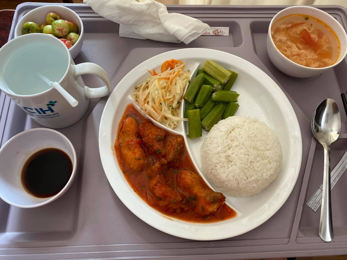 REVIEW SINH TẠI QUỐC TẾ CITY

Dạo này thấy có nhiều mom hỏi Cih nên mình cũng xin phép được review sơ sơ chuyến đi đẻ của mình.
Mình khám thai định kỳ ở Sih và tính sinh ở Sih luôn (m đã có 1 bài review khá dài về khám thai ở Sih), nhưng vì một số lý do mà vào phút gần chót 2vc quyết lại sẽ chọn Cih để đẻ.
38w mình khám thử tại Cih thì được hỏi luôn có sinh ở đây không để họ làm hồ sơ sinh, chi phí khám và siêu âm tầm 1tr + làm các xét nghiệm trước sinh hơn 4tr, tổng thiệt hại hơn 5tr.
39w mình tái khám theo lịch và hẹn bác sĩ ngày giờ mổ, được nhiều người mách bác Xuyến trưởng khoa nên m cũng theo bác. Bác rất nhẹ nhàng, dễ thương, nhiệt tình lắm ạ. M muốn mổ vào 15h bác ok ngay và dặn dò m sáng 7h ăn sáng, 8h nhập viện từ đó không được ăn uống gì.
39w4d mình vào viện làm các thủ tục, phòng ở đây tính tiền từ 12h trưa nhưng bv cho m nhận phòng luôn không phải đợi tới 12h, làm thủ tục nhập viện xong m được điều dưỡng cho đo tim thai rồi dẫn lên nhận phòng tầm 9h hơn. Sau đó các cô hộ lý vào phát đồ, hướng dẫn sử dụng phòng ốc, cần gì bấm chuông gọi, trong toilet cũng có chuông nếu chóng mặt chỉ cần bấm là có người vô đỡ. Bv có cho 1 bịch bỉm nhỏ Bobby, 1 bịch bvs Mama, 1 túi quần lót giấy, mấy mom có thể chuẩn bị thêm nếu sợ thiếu nhất là bỉm không đủ đâu nhé! Có bình thuỷ đựng nước nóng để cho mẹ uống, mỗi ngày phát 1c nước khoáng 1L nếu uống không đủ có chỗ hứng nước thêm vô. Đặc biệt cho đăng ký được 2 người ở lại dù mình đẻ phải mùa dịch cao điểm các bv khác đều được chỉ 1 người chăm mà mình có mẹ và bà vú. Phòng m đăng ký là phòng đơn tiêu chuẩn giá 2tr6/ngày (nếu ai không ăn là 2tr3). Bình sữa của bé thì phải gửi ở phòng các cô điều dưỡng tiệt trùng và pha chứ họ không cho m pha ạ. Nên đem theo vài cái bình để phòng các cô chưa tiệt trùng kịp mà em bé đòi ăn thì còn có mà pha ngay. Như bé nhà mình đẻ ra đã háu ăn, chưa có sữa kịp là nó gào lên rất kinh.
Kể tiếp chuyện đi đẻ, sau khi được phát đồ, hướng dẫn phòng ốc...thì m được kêu đi tắm được cạo vùng kín rồi đặt đường truyền nước, đo cơn gò tim thai em bé và nằm chờ tới 14h30 sẽ được đẩy đi mổ.
Ở Cih mổ được cho người nhà vào nhưng chồng mình sợ cảnh mổ xẻ không dám vào 🤣. 
14h30 mình được đẩy đi, xà quần tới 15h17 mới chính thức vô phòng mổ, lúc này bác Xuyến chưa tới, ekip mổ chuẩn bị mọi thứ sẵn sàng, rất đông các bạn trẻ trẻ không à, nam nữ có đủ, có 1 bạn phụ trách nhiệm vụ giải thích hay sao á lúc nào cũng đứng trước đầu mình giải thích các bước nói chuyện rất nhẹ nhàng dễ thương, là 1 bạn nam. 
Tới khúc gây tê cũng không đáng sợ mấy, như tiêm ngừa bình thường thôi, tiêm xong tê tê khá là nhanh, cái màn che căng lên, ở dưới mần gì không biết luôn 🤣, hai tay dạng ra 2 bên, thuốc tê càng ngấm m bị tác dụng phụ là run, không lạnh lắm mà run cầm cập luôn các mom à, các bạn ekip cứ hỏi m có lạnh không, có máy sưởi thổi vô trong lúc mổ nhưng m chỉ thấy run, bạn nam đứng trên đầu mình kêu mình hít sâu thở đều, hỏi hang m liên tục. 
Tiêm được chút xíu bác Xuyến vô mổ cho m, chỉ thấy cái bụng bị lắc qua lắc lại, không cảm nhận được gì, bạn ekip nam đứng trên đầu vẫn liên tục trấn an, giải thích, hướng dẫn hít thở thấy cưng lắm. 
Được chút xíu xiu nghe bác sĩ nói ra rồi ra rồi m mới biết là mổ rồi chứ trong lúc mổ chỉ thấy bụng bị lắc qua lại. Em bé ra mà chưa nghe khóc luôn, m mới hỏi "sao chưa nghe em bé khóc", bác sĩ kêu "khóc không nên lời luôn", rồi nghe bác sĩ nói thêm "khóc đi, khóc đi", sau đó là tiếng oe oe của con vang lên, nước mắt mình cũng chảy theo, bạn ekip nam trên đầu m lại tiếp tục động viên, kêu m không được khóc, nói chuyện nhẹ nhàng dễ thương lắm luôn. (M không biết mấy bạn trong ekip mổ phụ bác sĩ gọi bằng danh xưng gì nên tạm gọi vậy nha)
Em bé bắt ra xong được kề da với mẹ, ẻm khóc oe oe mà đặt lên người mẹ cái nằm im ru, cảm xúc thiên liêng lắm luôn chắc mấy mom trải qua rồi ai cũng hiểu. 
Kề da được chừng 5-10ph gì à, em bé được mang đi, lúc này thì mẹ được khâu vết mổ, chuyện em bé nghe ba nó kể tiếp. Ẻm được đem ra người nhà chỉ được cho ba đi theo xem, ẻm được đo nhịp tim rồi để vô cái máy làm ấm... nghe ba ẻm kể sơ sơ vậy thôi, xong kiểm tra một lúc thì em bé đưa về phòng trước trong khi mẹ nằm hồi sức. 
Quay lại kể chiện mẹ nằm hồi sức, khâu và lau chùi xong xui người ta mới bỏ cái màn che ra thành thử từ lúc gây tê xong ai mần gì mần mẹ không hay biết chi tới lúc xong hết. Mẹ được đẩy ra bên ngoài nằm hồi sức theo dõi tầm 2 tiếng. Tác dụng phụ của thuốc gây tê vẫn làm mình run cầm cập mà cơ địa m không bị lạnh nha, rồi đột nhiên cơn buồn nôn ập tới, sau khi nôn mấy phát không ra được gì thì hết run cũng hết buồn nôn luôn, lúc nôn có người cầm thau kê vô kế bên cho m nôn ạ. Thuốc tê dần dần tan, người m cũng càng lúc càng nóng lên, m phải đẩy mền xuống một nửa chỉ đắp cái áo bệnh viện, m còn nói nóng quá mấy bạn điều dưỡng phải giải thích máy lạnh trung tâm hông chỉnh cho m mát thêm được 🤣. Cái này là do cơ địa nha vì m nằm được lúc có một mom khác cũng mổ ra nằm hồi sức kế bên lạnh cầm cập phải chạy máy sưởi. 
Xong 2 tiếng m được đẩy về phòng với em bé, không được nằm cao đầu tới sáng nên hơi khó chịu tí, vết mổ đau nhưng vẫn trong sức chịu đựng của m được, ráng nằm nghiêng qua cho em bé bú sữa non đầu đời. Nghe nói ẻm khóc nãy giờ đòi bú, bú được tí sữa non ẻm phê phê im ru, may sao ở đây mổ hồi sức có 2 tiếng à, chứ bên Sih tư vấn m hồi sức 6 tiếng lận nè.
Tối đó đau vết mổ nhưng m vẫn nghiêng qua lại cho bé bú mỗi lần bé e e lên. Sáng hôm sau m được rút ống thông tiểu và được dặn dò tập đi, mọi thứ thấy cũng trong sức chịu đựng được, không đau thấu trời xanh như nhiều mom diễn tả đẻ mổ, với thuốc giảm đau nhét ngày 2v nên thấy cũng êm ái ạ. 
Nằm viện 4 ngày mỗi ngày đều có bác sĩ sản vào thăm khám mẹ và vết mổ, bác sĩ nhi thăm khám bé, điều dưỡng đo huyết áp, phát thuốc, đặt thuốc, đo nhiệt độ mẹ, bé... Mỗi sáng em bé được đẩy đi tắm. Ga giường thay mỗi ngày, dọn rác 2 lần/ngày, mẹ được phát 1 nắp thảo dược người Dao đỏ để pha lau mình. Vết mổ ở đây dán keo sinh học, thẩm mĩ, sạch sẽ, đẹp đẽ luôn ạ.
Sáng hôm xuất viện mẹ đi siêu âm lại có hộ lý đẩy từ phòng bệnh lầu 9 tới phòng siêu âm lầu 2. Xuất viện có xe chất hành lý, mẹ cũng được hộ lý đẩy xe đi từ phòng bệnh ra tới cổng xe đón, còn hướng dẫn người nào phụ trách bồng em bé lên xe, hộ lý chuyển em bé cho, mẹ và bé lên xe hết mới hết nhiệm vụ. 
Lúc gần xuất viện có nhân viên quản lý vào hỏi ý kiến chất lượng, góp ý, rồi hỏi có ai thái độ hay có ý muốn bồi dưỡng không. 
Tổng thiệt hại chuyến đi đẻ phòng đơn tiêu chuẩn 2tr6 thêm 2 người ở lại của mình hết 43tr + 5tr xét nghiệm trước sinh. Mình không lấy thuốc bổ sau sinh của bệnh viện và bé mình ổn nên không phát sinh thêm nhiều chi phí như nằm lồng kính hay chiếu đèn vàng da...
Điểm trừ nhẹ là thủ tục xuất viện làm hơi lâu, 11h báo m chuẩn bị mà mãi tới 2h chiều mới xong cho m, với cơm không ngon lắm. Còn lại mọi thứ đều hài lòng. Đời có mấy lần đẻ nên ráng đi đẻ thoải mái tí ạ chứ m sợ cảnh y tá nạt nộ sản phụ lắm!
Tóm lại đẻ mổ với mình không đáng sợ như nhiều mom nói đâu ạ! 
Mom nào còn thắc mắc gì m chia sẽ được thì cmt hoặc inbox cho m nhé!
Edit: thêm 1 điểm trừ nhẹ là bv không có danh sách đồ mang theo cho mẹ và bé như bên sih có in ra danh sách tư vấn kĩ lắm nè, bên này nói miệng sơ sơ à làm ox m ngày nào cũng phải tiếp tế đồ linh tinh, mấy bạn ở tỉnh ở xa sẽ hơi bất tiện nhưng bù lại đối diện là Aeon mall to đùng, qua mua đồ cũng đỡ.
Ví dụ như phát 1 nắp thuốc người Dao đỏ để lau người mà không có cái thau để pha mẹ m phải chạy qua siêu thị để mua nè.
Rồi m có chuẩn bị khăn tắm to để lau người và quấn bé với khăn sữa nhỏ để tắm mà mấy cô tắm đòi tắm khăn trung nên mẹ m phải qua siêu thị mua nữa.
Mấy này đáng ra phải có danh sách để chuẩn bị trước chứ.
Nên đem theo vài cái móc để đôi khi cần phơi khăn sữa, khăn tắm bé nhất là đẻ mổ nằm viện lâu như m.

Nguồn: Từ Ngọc Ánh