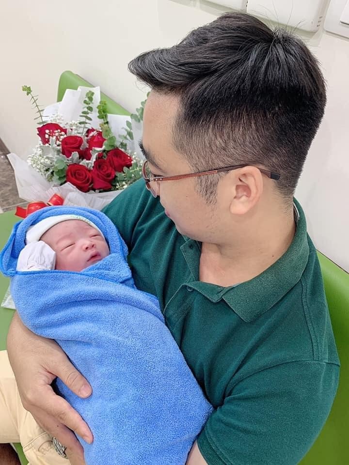 Review lần đầu đi đẻ
Sinh xong 4 ngày mới ngoi lên rw cho các mẹ lần đi sinh của em ở Thu Cúc.
Thai kì của em có khá nhiều vde từ tuần 22, đến tuân 29 thì lại bị tiểu đường thai kì nên thực sự vô cùng lo lắng. Mình mua gói 36w từ tháng 2 nên dc giảm giá 25% trọn gói. 
Khá lo lắng về tdtk nên 38w đi khám đòi các bác sinh mổ luôn vì con lúc ý cũng được khoảng 3kg rồi. ( Tưởng xin mổ dễ như ăn kẹo vậy) thì khi khám bsi Ánh tvan và bsi ko đồng ý vì mình cao và theo kết quả bác tvan hết các lợi ích của việc sinh thường nên cũng giao động và quyết định về đợi chuyển dạ.
Đợi mãi ko thấy lại lo, đến tuân 39 đến khám bsi Sáu và 1 lần nữa đòi mổ. Bsi lại tvan các lơi ích của sinh thường và tin mình hoàn toàn có thể sinh được. Nên các mẹ hoàn toàn yên tâm ko lo về việc vào Thu Cúc là sẽ chuyển mổ dễ dàng đâu.
Và lại về và đợi....
Đợi đến 39w6d thì mình và chồng lại lên viện, khi siêu âm thì bsi siêu âm( ko nhớ tên bác nữa) bác bảo con mình khá to, đo chặt tay lắm cũng 3,6kg và  mình còn bị dư ối nữa, nhưng bác vẫn nói mình sinh thường được vì mình khá cao. Nhưng thực sự lúc ý mình không đợi được nữa nên về gặp bsi Hiếu và xin bsi cho mổ và được bác đồng ý vì cũng khá lo về cân nặng của bé thêm phần đầu bé nằm rất cao. Mình được hẹn 40w ( ngày hôm sau) xếp lịch mổ. Bsi cũng rât tâm lý, vì mình có BHBL nên bác sẽ ghi để mình được hưởng bhiem
Đi sinh chỉ có 2 vc vì 2 bên ôba đều ơ xa nhưng thực chất mình ko hề sợ chút nào vì cảm thấy hoàn toàn yên tâm sau vài lần đến khám. Mình được chỉ định luôn bsi Hiếu là người mổ. 
2 vc có mặt đúng trc 2h theo hướng dẫn. Phải nói là ai cũng vô cùng nhiệt tình và niềm nở. Đứng lóng ngóng ngó ngang ngó là có người ra hỏi luôn. 
Đi vào phòng mổ vẫn anh dũng như 1 vị thần :)) trong khi chồng thi run bắn người. 
Các bác gây tê nhẹ nhàng tình cảm, ekip nhiệt tình, mổ lúc nào ko biết lúc các cô báo con ra mà nước mắt trào ra 😭😭😭
Nghĩ lại may mà mình sinh mổ vì bé được 3.7kg. Đầu nằm cao các bác phải ấn mãi mới xuống. 
Tvia từ lúc sinh xong các cô yta chăm sóc nhiệt tình, các bsi hỏi han liên tục nên ăn uống, ngủ nghỉ tốt, sinh mổ mà ngày thứ 2 đã bế con, đi lại. Ngày thứ 3 đã vắt sữa cho con ti. Các bác hướng dẫn các cho ti vs gọi sữa. 
Chuẩn bị ra viện mà đã cgiac thấy nhớ viện ghê, vì được chiều quen rồi. Chưa phải thay bỉm cho con, sữa có người pha 3p có luôn 😅😅
Với chi phí em thấy rất hợp lý, vì Thu Cúc có km liên tục. E thấy tâm 30% la các mẹ nên đki. Mình ko biết nên ham hố đặt ngay lúc có 25%. 
Lần 2, 3 vẫn cứ đẻ Thu Cúc mặc dù nhà các viện gần 20km :)))))

Nguồn: Lê Hải Yến