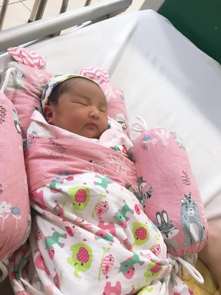 E vừa sinh mổ ở bạch mai hôm 28/5. E mổ bsi bắc, phải nói là a ý mổ quá mát tay và ekip mổ hôm đấy cũng quá nhẹ nhàng, gây tê quá siêu luôn ý ah. Ko đau tí nào mà xong 1 cái là kb gì luôn, biết hết nhưng ko đau tí nào ah. Vừa mổ vừa buôn chuyện với a bắc vui lắm luôn ý ạ :)). E mổ xong lúc 12h kém trưa, nằm hậu phẫu 3r chiều được về phòng, chắc do hôm đấy nhiều ca mổ cấp cứu quá nên e đc ra sớm. Về phòng thì e có nhờ a bắc đki cho phòng 4 giường, rộng rãi thoáng mát như bệnh viện tư. Nhưng bh trong viện chỉ cho 1 người ở lại trông thôi nhé ah, cũng ko có đki cơm trong viện đâu ah. Thường thì đến tối thỉnh thoảng bảo vệ sẽ vào ktra giấy tờ của ng nhà. Sáng sau mổ hôm đầu thì có điều dưỡng tháo ông thông tiểu sau đó vệ sinh âm đạo cho mình bằng nước chè tươi. Tầm 1 tiếng sau sẽ được vệ sinh và thay băng vết mổ, rồi tiêm thuốc. Mỗi người đều được phát 1 lọ vitamin. Các cô hộ lý sẽ đón bé đi tầm tầm 7r sáng nhé ạ. Ở đây sạch sẽ vô cùng mỗi tội có 1 số cô lao công hơi khó tính 😂😂. Nhưng mà đáng để nói ở đây đó là viện phí, e cọc 6tr. Hnay thanh toán ở 4 ngày cộng thêm cả tiền thuốc hết tổng có 2150k, cảm ơn bsi 4tr. Thế là tổng đi đẻ hết có 6tr150k. E mổ lần 2, nếu có lần 3 nữa chắc vẫn quay lại đây vì vừa sạch sẽ, bsi chuyên môn cao và viện phí hợp lý.

Nguồn: Vũ Trà My