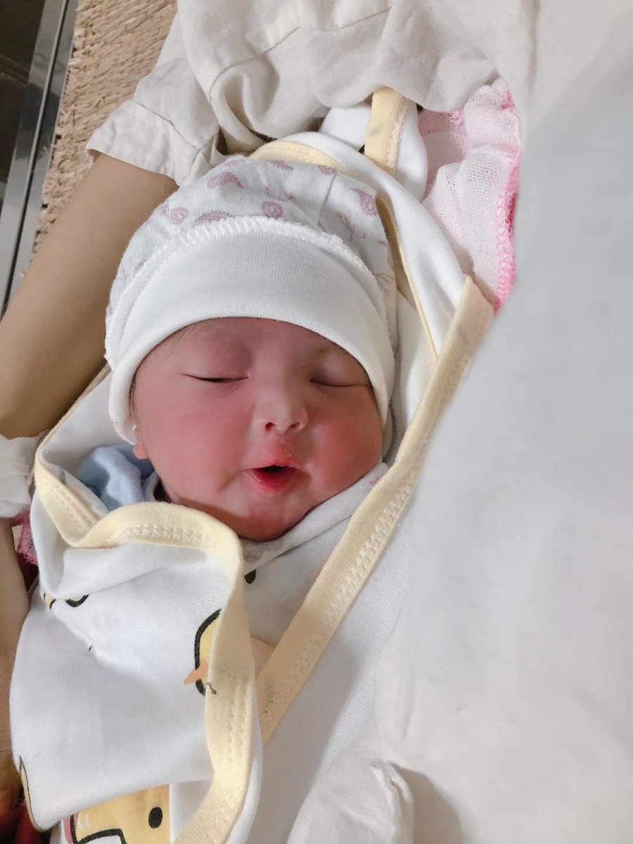 Chào các cô các bác, con tên Nấm, con sinh vào 17:55p tối qua, sinh sớm hơn 10 ngày nên được có 2.7kg. Mẹ con đau từ 4:30, vào phòng sinh nửa tiếng là tòi ra con rồi!! Con là chuột zai nhé!!!!!!!!