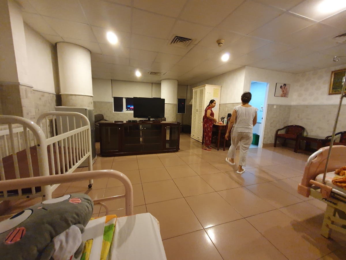 Em đã nhập viện ở SIH rồi đây
Phòng rất ok
Cả nhà 5 ng vô hết nha
Đồ ăn thì rất ngon
Nói chung là đi đẻ mà rất thoải mái
Bác sĩ y tá đều nhiệt tình
Mình có bh vbi nữa nên đc bảo lãnh ko phải đóng viện phí trước. 
Chuẩn bị mai đẻ thôi nào. ☺☺☺