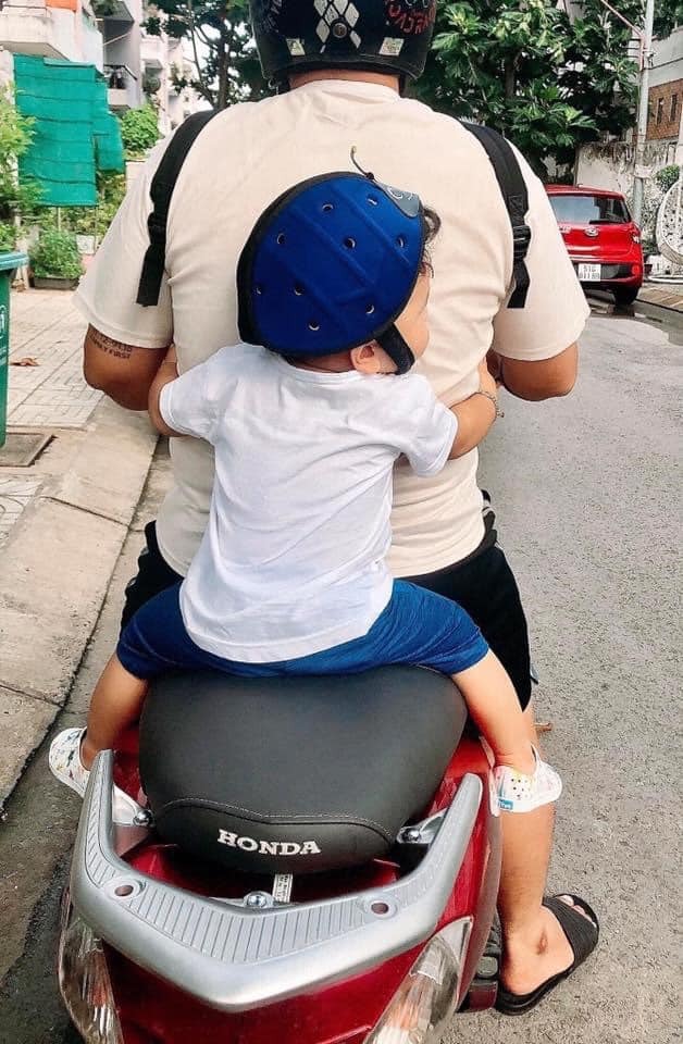 < Góc ba bự quá ba ơi >

Ngày xưa bà kể con nghe về gốc cây đa làng bà ôm mãi không hết...
Ngày nay con kể bà nghe bụng ba con ôm mãi không xong   =))))

Ảnh: mẹ Nguyễn Minh Phương