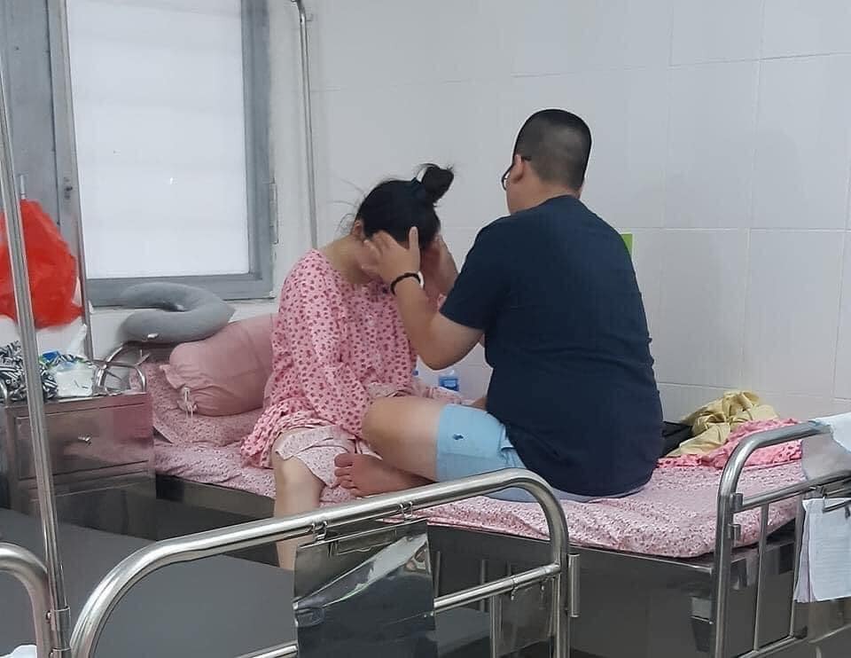 HẠNH PHÚC LÀ GÌ ???

"Chả là mình gặp hai anh chị này ở viện sản, nhìn cách chăm sóc mà ấm lòng thay, chị được đà nhiều lúc nhõng nhẽo nữa nhưng anh luôn cười và vuốt ve, yêu thương đúng nghĩa luôn.

Em chẳng cần xa hoa, chỉ mong khi em cần anh nhất, anh sẽ bên cạnh em. Quá khứ của anh thế nào em không biết, nhưng tương lai em thật sự muốn được hạnh phúc bên anh ❤..."

Muốn biết người chồng có tốt hay ko, hãy nhìn vào cách anh ấy chăm sóc vợ ở khoa sản là có thật :3 :3 :3 Các anh nhìn mà học tập nhé, những lúc ốm đau cần nhất người mình yêu thương bên cạnh đó ❤

Nguồn: Tổ Lái