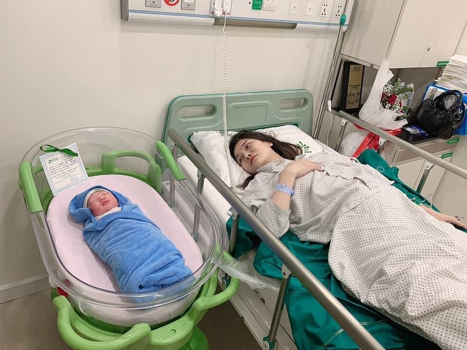 Review lần đầu đi đẻ
Sinh xong 4 ngày mới ngoi lên rw cho các mẹ lần đi sinh của em ở Thu Cúc.
Thai kì của em có khá nhiều vde từ tuần 22, đến tuân 29 thì lại bị tiểu đường thai kì nên thực sự vô cùng lo lắng. Mình mua gói 36w từ tháng 2 nên dc giảm giá 25% trọn gói. 
Khá lo lắng về tdtk nên 38w đi khám đòi các bác sinh mổ luôn vì con lúc ý cũng được khoảng 3kg rồi. ( Tưởng xin mổ dễ như ăn kẹo vậy) thì khi khám bsi Ánh tvan và bsi ko đồng ý vì mình cao và theo kết quả bác tvan hết các lợi ích của việc sinh thường nên cũng giao động và quyết định về đợi chuyển dạ.
Đợi mãi ko thấy lại lo, đến tuân 39 đến khám bsi Sáu và 1 lần nữa đòi mổ. Bsi lại tvan các lơi ích của sinh thường và tin mình hoàn toàn có thể sinh được. Nên các mẹ hoàn toàn yên tâm ko lo về việc vào Thu Cúc là sẽ chuyển mổ dễ dàng đâu.
Và lại về và đợi....
Đợi đến 39w6d thì mình và chồng lại lên viện, khi siêu âm thì bsi siêu âm( ko nhớ tên bác nữa) bác bảo con mình khá to, đo chặt tay lắm cũng 3,6kg và  mình còn bị dư ối nữa, nhưng bác vẫn nói mình sinh thường được vì mình khá cao. Nhưng thực sự lúc ý mình không đợi được nữa nên về gặp bsi Hiếu và xin bsi cho mổ và được bác đồng ý vì cũng khá lo về cân nặng của bé thêm phần đầu bé nằm rất cao. Mình được hẹn 40w ( ngày hôm sau) xếp lịch mổ. Bsi cũng rât tâm lý, vì mình có BHBL nên bác sẽ ghi để mình được hưởng bhiem
Đi sinh chỉ có 2 vc vì 2 bên ôba đều ơ xa nhưng thực chất mình ko hề sợ chút nào vì cảm thấy hoàn toàn yên tâm sau vài lần đến khám. Mình được chỉ định luôn bsi Hiếu là người mổ. 
2 vc có mặt đúng trc 2h theo hướng dẫn. Phải nói là ai cũng vô cùng nhiệt tình và niềm nở. Đứng lóng ngóng ngó ngang ngó là có người ra hỏi luôn. 
Đi vào phòng mổ vẫn anh dũng như 1 vị thần :)) trong khi chồng thi run bắn người. 
Các bác gây tê nhẹ nhàng tình cảm, ekip nhiệt tình, mổ lúc nào ko biết lúc các cô báo con ra mà nước mắt trào ra 😭😭😭
Nghĩ lại may mà mình sinh mổ vì bé được 3.7kg. Đầu nằm cao các bác phải ấn mãi mới xuống. 
Tvia từ lúc sinh xong các cô yta chăm sóc nhiệt tình, các bsi hỏi han liên tục nên ăn uống, ngủ nghỉ tốt, sinh mổ mà ngày thứ 2 đã bế con, đi lại. Ngày thứ 3 đã vắt sữa cho con ti. Các bác hướng dẫn các cho ti vs gọi sữa. 
Chuẩn bị ra viện mà đã cgiac thấy nhớ viện ghê, vì được chiều quen rồi. Chưa phải thay bỉm cho con, sữa có người pha 3p có luôn 😅😅
Với chi phí em thấy rất hợp lý, vì Thu Cúc có km liên tục. E thấy tâm 30% la các mẹ nên đki. Mình ko biết nên ham hố đặt ngay lúc có 25%. 
Lần 2, 3 vẫn cứ đẻ Thu Cúc mặc dù nhà các viện gần 20km :)))))

Nguồn: Lê Hải Yến