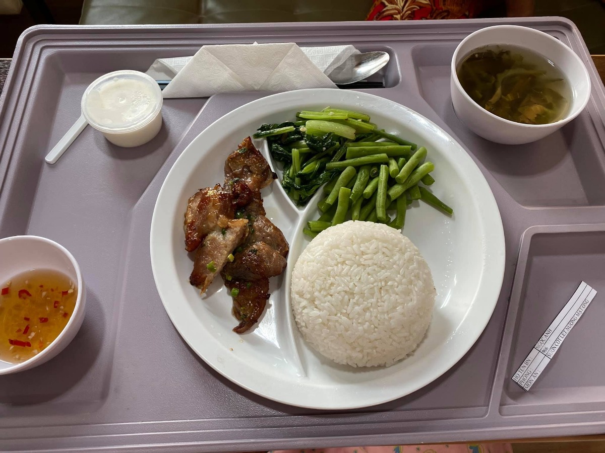 REVIEW SINH TẠI QUỐC TẾ CITY

Dạo này thấy có nhiều mom hỏi Cih nên mình cũng xin phép được review sơ sơ chuyến đi đẻ của mình.
Mình khám thai định kỳ ở Sih và tính sinh ở Sih luôn (m đã có 1 bài review khá dài về khám thai ở Sih), nhưng vì một số lý do mà vào phút gần chót 2vc quyết lại sẽ chọn Cih để đẻ.
38w mình khám thử tại Cih thì được hỏi luôn có sinh ở đây không để họ làm hồ sơ sinh, chi phí khám và siêu âm tầm 1tr + làm các xét nghiệm trước sinh hơn 4tr, tổng thiệt hại hơn 5tr.
39w mình tái khám theo lịch và hẹn bác sĩ ngày giờ mổ, được nhiều người mách bác Xuyến trưởng khoa nên m cũng theo bác. Bác rất nhẹ nhàng, dễ thương, nhiệt tình lắm ạ. M muốn mổ vào 15h bác ok ngay và dặn dò m sáng 7h ăn sáng, 8h nhập viện từ đó không được ăn uống gì.
39w4d mình vào viện làm các thủ tục, phòng ở đây tính tiền từ 12h trưa nhưng bv cho m nhận phòng luôn không phải đợi tới 12h, làm thủ tục nhập viện xong m được điều dưỡng cho đo tim thai rồi dẫn lên nhận phòng tầm 9h hơn. Sau đó các cô hộ lý vào phát đồ, hướng dẫn sử dụng phòng ốc, cần gì bấm chuông gọi, trong toilet cũng có chuông nếu chóng mặt chỉ cần bấm là có người vô đỡ. Bv có cho 1 bịch bỉm nhỏ Bobby, 1 bịch bvs Mama, 1 túi quần lót giấy, mấy mom có thể chuẩn bị thêm nếu sợ thiếu nhất là bỉm không đủ đâu nhé! Có bình thuỷ đựng nước nóng để cho mẹ uống, mỗi ngày phát 1c nước khoáng 1L nếu uống không đủ có chỗ hứng nước thêm vô. Đặc biệt cho đăng ký được 2 người ở lại dù mình đẻ phải mùa dịch cao điểm các bv khác đều được chỉ 1 người chăm mà mình có mẹ và bà vú. Phòng m đăng ký là phòng đơn tiêu chuẩn giá 2tr6/ngày (nếu ai không ăn là 2tr3). Bình sữa của bé thì phải gửi ở phòng các cô điều dưỡng tiệt trùng và pha chứ họ không cho m pha ạ. Nên đem theo vài cái bình để phòng các cô chưa tiệt trùng kịp mà em bé đòi ăn thì còn có mà pha ngay. Như bé nhà mình đẻ ra đã háu ăn, chưa có sữa kịp là nó gào lên rất kinh.
Kể tiếp chuyện đi đẻ, sau khi được phát đồ, hướng dẫn phòng ốc...thì m được kêu đi tắm được cạo vùng kín rồi đặt đường truyền nước, đo cơn gò tim thai em bé và nằm chờ tới 14h30 sẽ được đẩy đi mổ.
Ở Cih mổ được cho người nhà vào nhưng chồng mình sợ cảnh mổ xẻ không dám vào 🤣. 
14h30 mình được đẩy đi, xà quần tới 15h17 mới chính thức vô phòng mổ, lúc này bác Xuyến chưa tới, ekip mổ chuẩn bị mọi thứ sẵn sàng, rất đông các bạn trẻ trẻ không à, nam nữ có đủ, có 1 bạn phụ trách nhiệm vụ giải thích hay sao á lúc nào cũng đứng trước đầu mình giải thích các bước nói chuyện rất nhẹ nhàng dễ thương, là 1 bạn nam. 
Tới khúc gây tê cũng không đáng sợ mấy, như tiêm ngừa bình thường thôi, tiêm xong tê tê khá là nhanh, cái màn che căng lên, ở dưới mần gì không biết luôn 🤣, hai tay dạng ra 2 bên, thuốc tê càng ngấm m bị tác dụng phụ là run, không lạnh lắm mà run cầm cập luôn các mom à, các bạn ekip cứ hỏi m có lạnh không, có máy sưởi thổi vô trong lúc mổ nhưng m chỉ thấy run, bạn nam đứng trên đầu mình kêu mình hít sâu thở đều, hỏi hang m liên tục. 
Tiêm được chút xíu bác Xuyến vô mổ cho m, chỉ thấy cái bụng bị lắc qua lắc lại, không cảm nhận được gì, bạn ekip nam đứng trên đầu vẫn liên tục trấn an, giải thích, hướng dẫn hít thở thấy cưng lắm. 
Được chút xíu xiu nghe bác sĩ nói ra rồi ra rồi m mới biết là mổ rồi chứ trong lúc mổ chỉ thấy bụng bị lắc qua lại. Em bé ra mà chưa nghe khóc luôn, m mới hỏi "sao chưa nghe em bé khóc", bác sĩ kêu "khóc không nên lời luôn", rồi nghe bác sĩ nói thêm "khóc đi, khóc đi", sau đó là tiếng oe oe của con vang lên, nước mắt mình cũng chảy theo, bạn ekip nam trên đầu m lại tiếp tục động viên, kêu m không được khóc, nói chuyện nhẹ nhàng dễ thương lắm luôn. (M không biết mấy bạn trong ekip mổ phụ bác sĩ gọi bằng danh xưng gì nên tạm gọi vậy nha)
Em bé bắt ra xong được kề da với mẹ, ẻm khóc oe oe mà đặt lên người mẹ cái nằm im ru, cảm xúc thiên liêng lắm luôn chắc mấy mom trải qua rồi ai cũng hiểu. 
Kề da được chừng 5-10ph gì à, em bé được mang đi, lúc này thì mẹ được khâu vết mổ, chuyện em bé nghe ba nó kể tiếp. Ẻm được đem ra người nhà chỉ được cho ba đi theo xem, ẻm được đo nhịp tim rồi để vô cái máy làm ấm... nghe ba ẻm kể sơ sơ vậy thôi, xong kiểm tra một lúc thì em bé đưa về phòng trước trong khi mẹ nằm hồi sức. 
Quay lại kể chiện mẹ nằm hồi sức, khâu và lau chùi xong xui người ta mới bỏ cái màn che ra thành thử từ lúc gây tê xong ai mần gì mần mẹ không hay biết chi tới lúc xong hết. Mẹ được đẩy ra bên ngoài nằm hồi sức theo dõi tầm 2 tiếng. Tác dụng phụ của thuốc gây tê vẫn làm mình run cầm cập mà cơ địa m không bị lạnh nha, rồi đột nhiên cơn buồn nôn ập tới, sau khi nôn mấy phát không ra được gì thì hết run cũng hết buồn nôn luôn, lúc nôn có người cầm thau kê vô kế bên cho m nôn ạ. Thuốc tê dần dần tan, người m cũng càng lúc càng nóng lên, m phải đẩy mền xuống một nửa chỉ đắp cái áo bệnh viện, m còn nói nóng quá mấy bạn điều dưỡng phải giải thích máy lạnh trung tâm hông chỉnh cho m mát thêm được 🤣. Cái này là do cơ địa nha vì m nằm được lúc có một mom khác cũng mổ ra nằm hồi sức kế bên lạnh cầm cập phải chạy máy sưởi. 
Xong 2 tiếng m được đẩy về phòng với em bé, không được nằm cao đầu tới sáng nên hơi khó chịu tí, vết mổ đau nhưng vẫn trong sức chịu đựng của m được, ráng nằm nghiêng qua cho em bé bú sữa non đầu đời. Nghe nói ẻm khóc nãy giờ đòi bú, bú được tí sữa non ẻm phê phê im ru, may sao ở đây mổ hồi sức có 2 tiếng à, chứ bên Sih tư vấn m hồi sức 6 tiếng lận nè.
Tối đó đau vết mổ nhưng m vẫn nghiêng qua lại cho bé bú mỗi lần bé e e lên. Sáng hôm sau m được rút ống thông tiểu và được dặn dò tập đi, mọi thứ thấy cũng trong sức chịu đựng được, không đau thấu trời xanh như nhiều mom diễn tả đẻ mổ, với thuốc giảm đau nhét ngày 2v nên thấy cũng êm ái ạ. 
Nằm viện 4 ngày mỗi ngày đều có bác sĩ sản vào thăm khám mẹ và vết mổ, bác sĩ nhi thăm khám bé, điều dưỡng đo huyết áp, phát thuốc, đặt thuốc, đo nhiệt độ mẹ, bé... Mỗi sáng em bé được đẩy đi tắm. Ga giường thay mỗi ngày, dọn rác 2 lần/ngày, mẹ được phát 1 nắp thảo dược người Dao đỏ để pha lau mình. Vết mổ ở đây dán keo sinh học, thẩm mĩ, sạch sẽ, đẹp đẽ luôn ạ.
Sáng hôm xuất viện mẹ đi siêu âm lại có hộ lý đẩy từ phòng bệnh lầu 9 tới phòng siêu âm lầu 2. Xuất viện có xe chất hành lý, mẹ cũng được hộ lý đẩy xe đi từ phòng bệnh ra tới cổng xe đón, còn hướng dẫn người nào phụ trách bồng em bé lên xe, hộ lý chuyển em bé cho, mẹ và bé lên xe hết mới hết nhiệm vụ. 
Lúc gần xuất viện có nhân viên quản lý vào hỏi ý kiến chất lượng, góp ý, rồi hỏi có ai thái độ hay có ý muốn bồi dưỡng không. 
Tổng thiệt hại chuyến đi đẻ phòng đơn tiêu chuẩn 2tr6 thêm 2 người ở lại của mình hết 43tr + 5tr xét nghiệm trước sinh. Mình không lấy thuốc bổ sau sinh của bệnh viện và bé mình ổn nên không phát sinh thêm nhiều chi phí như nằm lồng kính hay chiếu đèn vàng da...
Điểm trừ nhẹ là thủ tục xuất viện làm hơi lâu, 11h báo m chuẩn bị mà mãi tới 2h chiều mới xong cho m, với cơm không ngon lắm. Còn lại mọi thứ đều hài lòng. Đời có mấy lần đẻ nên ráng đi đẻ thoải mái tí ạ chứ m sợ cảnh y tá nạt nộ sản phụ lắm!
Tóm lại đẻ mổ với mình không đáng sợ như nhiều mom nói đâu ạ! 
Mom nào còn thắc mắc gì m chia sẽ được thì cmt hoặc inbox cho m nhé!
Edit: thêm 1 điểm trừ nhẹ là bv không có danh sách đồ mang theo cho mẹ và bé như bên sih có in ra danh sách tư vấn kĩ lắm nè, bên này nói miệng sơ sơ à làm ox m ngày nào cũng phải tiếp tế đồ linh tinh, mấy bạn ở tỉnh ở xa sẽ hơi bất tiện nhưng bù lại đối diện là Aeon mall to đùng, qua mua đồ cũng đỡ.
Ví dụ như phát 1 nắp thuốc người Dao đỏ để lau người mà không có cái thau để pha mẹ m phải chạy qua siêu thị để mua nè.
Rồi m có chuẩn bị khăn tắm to để lau người và quấn bé với khăn sữa nhỏ để tắm mà mấy cô tắm đòi tắm khăn trung nên mẹ m phải qua siêu thị mua nữa.
Mấy này đáng ra phải có danh sách để chuẩn bị trước chứ.
Nên đem theo vài cái móc để đôi khi cần phơi khăn sữa, khăn tắm bé nhất là đẻ mổ nằm viện lâu như m.

Nguồn: Từ Ngọc Ánh