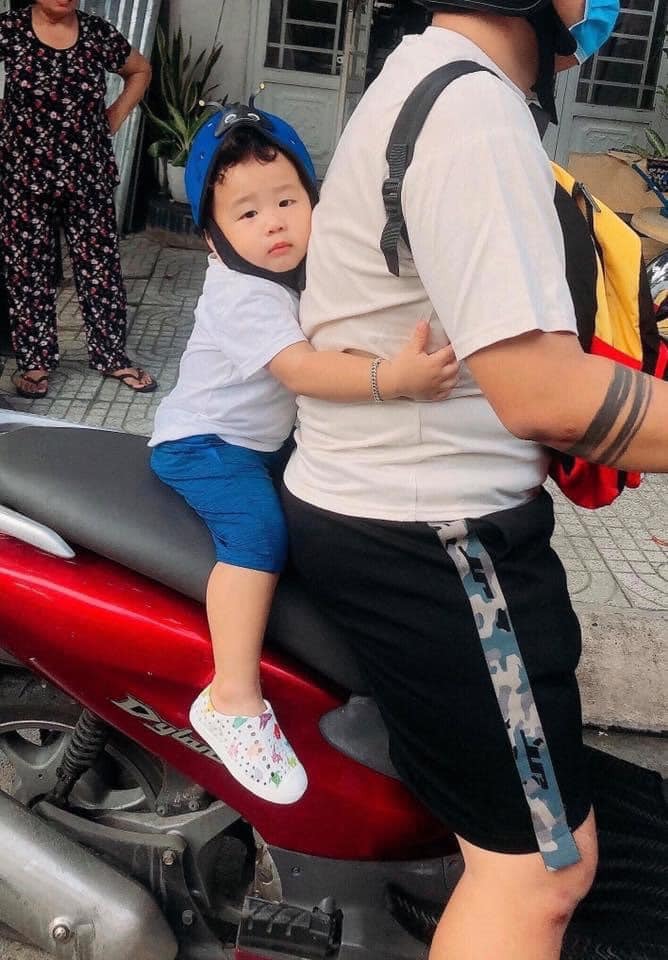 < Góc ba bự quá ba ơi >

Ngày xưa bà kể con nghe về gốc cây đa làng bà ôm mãi không hết...
Ngày nay con kể bà nghe bụng ba con ôm mãi không xong   =))))

Ảnh: mẹ Nguyễn Minh Phương