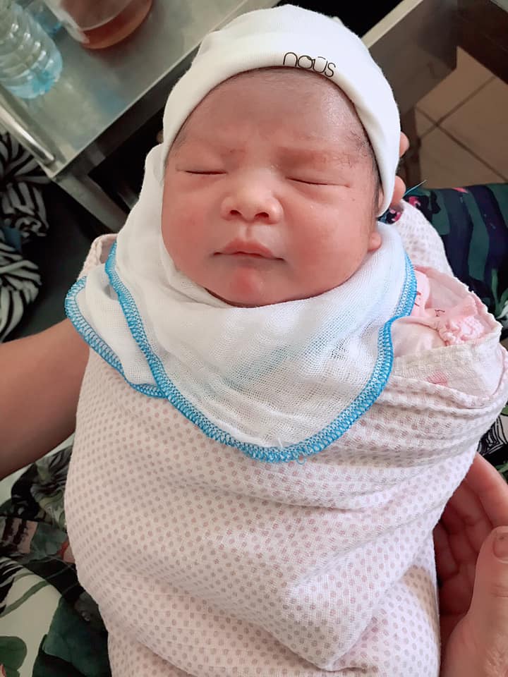 ✅ Tiếp thêm động lực cho các mẹ ở xa muốn sinh thường sau mổ (vbac) 💪💪
2 mẹ con em vừa Vbac thành công tại bệnh viện 198. 
✅ Lý do sinh mổ tập 1: 
Cả thai kỳ 2 mẹ con vô cùng khoẻ mạnh, nhưng gần ngày sinh đo monitor tim thai em bé ko ổn định, 1v quấn cổ, ngôi cao => chuyển mổ 😭😭. Em Mổ tháng 9/2017, đến khi sinh bé t2 là gần 3 năm. 
Em ở Sơn La, bắt đầu biết đến Vbac từ khoảng gần 37w, tương đối muộn nên ko có time tìm hiểu nhiều cũng như kiểm soát cân nặng. Tuy nhiên, sau khi gọi điện cho bs Huệ, anh vẫn nhận theo dõi ca của em vì dù cân nặng bé hơi vượt nhưng em cao (trên m6) nên tiên lượng khả năng thành công vẫn cao. 
39w 2 mẹ con em cùng chồng và bà ngoại khăn gói quả mướp xuống hn đợi đẻ. May cho e là sáng bdau đi thì em bong nút nhầy, có cơn gò nhẹ. 5h chiều đến hn, đi khám a Huệ, em bé 3,3kg, 1v dây quấn cổ, anh bảo về cứ cbi tinh thần, nay mai là sinh vì có cơn co tử cung rồi. Ơn giời ko phải chờ đợi lâu la. Cảm thấy may mắn 1 chút rồi. 
Đến 9h tối cùng ngày, em bắt đầu cảm nhận các cơn co vs tần suất dày hơn. Bắt đầu là 30p/cơn, rồi 10p/cơn. Đến khi đc 5p/cơn thì gọi bà ngoại vs chồng vào viện. Vào đến nơi khám trong mới mở 2p. Từ lúc mở 2p đến lúc mở đc 8p, rồi 9p em mất khoảng 8 tiếng. Khám trong, đo tim thai liên tục. Cảm giác vật vã, đau kinh khủng. Tưởng đến 9p là xong rồi, đc đẻ đến nơi rồi, thì bsi bấm ối xong ctc nó lại co vào còn 6p (đấy là em nghe các chị ấy nc vs nhau thế). Thế là lại về phòng, lại nằm đập bàn đập ghế, hét ầm lên vì đau. Khoảng 2 tiếng sau, thấy đau lắm rồi, đau ko chịu đc rồi lại vào phòng, đầu vẫn cao, vẫn chưa xuống, đc tiêm cho 1 mũi làm mềm ctc, đau, buốt thấu tận trời xanh, rồi bắt đầu rặn, ấn bụng, rặn. Em ko nhớ nổi mất bao lâu, và mất mấy hơi để rặn ra em bé, chỉ biết lúc a Huệ bảo thôi đc rồi, tai mình như kiểu nghe nhầm, ù hết cả đi. Ko tin mình làm đc các mẹ ạ. 
Hday em vào a Huệ k trực, trc đấy anh có dặn em là vào viện thì gọi nhưng xong anh í lại bảo anh bận nên nhờ kíp khác đỡ cho em. May mắn cho em là em gặp kip bs Thuỷ vs 2 chị nữ hộ sinh rất nhiệt tình, nhẹ nhàng. Mãi sau thấy em hơi khó đẻ, các chị ấy chủ động gọi cho bs Huệ, thế là anh ấy vào, hôm đấy em đc hẳn 2bsi đỡ các chị ạ. Từ lúc a Huệ vào hỗ trợ thêm, mọi chuyện diễn ra thuận lợi hơn. Và thế là em thành công. Em bé 3,3kg đúng như siêu âm, đc da tiếp da với mẹ, kẹp rốn chậm, về giường bs Thuỷ đến tận giường hướng dẫn mẹ cho ti sữa non. Thế là em bé đc tráng ruột luôn bằng sữa non của mẹ, đến hnay bú khoẻ, tvia lắm ạ. 
Nói chung nhà e đc 1 phen hú hồn vì bắt đi ký cam kết liên tục, phần ở xa, lo lắng, phần tâm lý sợ hãi nữa. Đến tận khi bắt đầu rặn em vẫn còn rón rén sợ bục tử cung 😭😭 bà ngoại nghe cháu khóc còn ko tin vào tai mình cơ ạ. 
Công nhận đau đẻ là cgiac đau vãi “đái” 😂😂 vs e thì vô cùng khủng khiếp, đau 16 tiếng liên tục. Dã man. N đẻ xong ng nhẹ bẫng, mẹ khoẻ re, hơi đau vết rạch 1  chút nhưng nếu đã trải qua cơn đau đẻ thì đau vết rạch chỉ là cảm giác hơi đau đít thôi 😂😂
Ai cũng bảo em liều vì con chưa tròn 3 tuổi đã dám đi Hà nội chỉ vì mong đc đẻ thường. Thậm chí chị nữ hộ sinh cùng ca hday cũng bảo em là em liều thật. Kể cả mổ lần 2 vẫn đc chứ sao. Nhưng xong xuôi các chị í còn khen, công nhận em can đảm thật, đau lâu, tưởng như thất bại đến nơi rồi nhưng vẫn cố chịu. 
Em chia sẻ niềm vui cũng như tiếp thêm động lực cho các mẹ mong muốn vbac như em. Chỉ có 1 lời khuyên duy nhất là nếu xdinh vbac hãy chú ý đến vết mổ, cảm nhận sức khoẻ của mình và phải thật quyết tâm. Nhưng nếu ko cố gắng đc thì hãy làm sao để đảm bảo tốt nhất sức khoẻ của cả mẹ cả con. Em vẫn tin là dù đẻ thường hay mổ thì tất cả những ng mẹ đều là những ng vô cùng phi thường. 
Chúc các mẹ cbi sinh trong hội đc mẹ tròn con vuông nhé!!! 
P/s: có gì các mẹ cứ hỏi thêm ở cmt ạ. Em viết vội nên chắc còn khuyết nhiều thông tin 💪💪💪