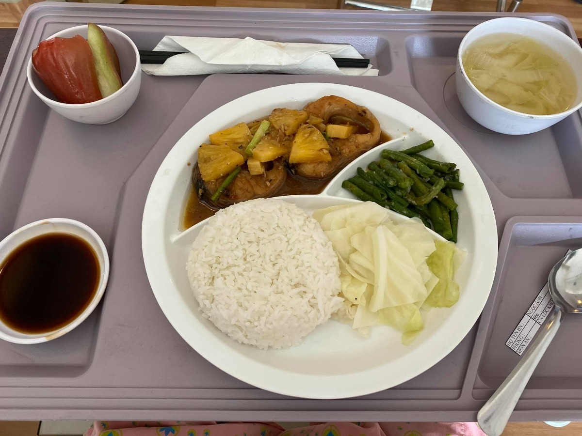 REVIEW SINH TẠI QUỐC TẾ CITY

Dạo này thấy có nhiều mom hỏi Cih nên mình cũng xin phép được review sơ sơ chuyến đi đẻ của mình.
Mình khám thai định kỳ ở Sih và tính sinh ở Sih luôn (m đã có 1 bài review khá dài về khám thai ở Sih), nhưng vì một số lý do mà vào phút gần chót 2vc quyết lại sẽ chọn Cih để đẻ.
38w mình khám thử tại Cih thì được hỏi luôn có sinh ở đây không để họ làm hồ sơ sinh, chi phí khám và siêu âm tầm 1tr + làm các xét nghiệm trước sinh hơn 4tr, tổng thiệt hại hơn 5tr.
39w mình tái khám theo lịch và hẹn bác sĩ ngày giờ mổ, được nhiều người mách bác Xuyến trưởng khoa nên m cũng theo bác. Bác rất nhẹ nhàng, dễ thương, nhiệt tình lắm ạ. M muốn mổ vào 15h bác ok ngay và dặn dò m sáng 7h ăn sáng, 8h nhập viện từ đó không được ăn uống gì.
39w4d mình vào viện làm các thủ tục, phòng ở đây tính tiền từ 12h trưa nhưng bv cho m nhận phòng luôn không phải đợi tới 12h, làm thủ tục nhập viện xong m được điều dưỡng cho đo tim thai rồi dẫn lên nhận phòng tầm 9h hơn. Sau đó các cô hộ lý vào phát đồ, hướng dẫn sử dụng phòng ốc, cần gì bấm chuông gọi, trong toilet cũng có chuông nếu chóng mặt chỉ cần bấm là có người vô đỡ. Bv có cho 1 bịch bỉm nhỏ Bobby, 1 bịch bvs Mama, 1 túi quần lót giấy, mấy mom có thể chuẩn bị thêm nếu sợ thiếu nhất là bỉm không đủ đâu nhé! Có bình thuỷ đựng nước nóng để cho mẹ uống, mỗi ngày phát 1c nước khoáng 1L nếu uống không đủ có chỗ hứng nước thêm vô. Đặc biệt cho đăng ký được 2 người ở lại dù mình đẻ phải mùa dịch cao điểm các bv khác đều được chỉ 1 người chăm mà mình có mẹ và bà vú. Phòng m đăng ký là phòng đơn tiêu chuẩn giá 2tr6/ngày (nếu ai không ăn là 2tr3). Bình sữa của bé thì phải gửi ở phòng các cô điều dưỡng tiệt trùng và pha chứ họ không cho m pha ạ. Nên đem theo vài cái bình để phòng các cô chưa tiệt trùng kịp mà em bé đòi ăn thì còn có mà pha ngay. Như bé nhà mình đẻ ra đã háu ăn, chưa có sữa kịp là nó gào lên rất kinh.
Kể tiếp chuyện đi đẻ, sau khi được phát đồ, hướng dẫn phòng ốc...thì m được kêu đi tắm được cạo vùng kín rồi đặt đường truyền nước, đo cơn gò tim thai em bé và nằm chờ tới 14h30 sẽ được đẩy đi mổ.
Ở Cih mổ được cho người nhà vào nhưng chồng mình sợ cảnh mổ xẻ không dám vào 🤣. 
14h30 mình được đẩy đi, xà quần tới 15h17 mới chính thức vô phòng mổ, lúc này bác Xuyến chưa tới, ekip mổ chuẩn bị mọi thứ sẵn sàng, rất đông các bạn trẻ trẻ không à, nam nữ có đủ, có 1 bạn phụ trách nhiệm vụ giải thích hay sao á lúc nào cũng đứng trước đầu mình giải thích các bước nói chuyện rất nhẹ nhàng dễ thương, là 1 bạn nam. 
Tới khúc gây tê cũng không đáng sợ mấy, như tiêm ngừa bình thường thôi, tiêm xong tê tê khá là nhanh, cái màn che căng lên, ở dưới mần gì không biết luôn 🤣, hai tay dạng ra 2 bên, thuốc tê càng ngấm m bị tác dụng phụ là run, không lạnh lắm mà run cầm cập luôn các mom à, các bạn ekip cứ hỏi m có lạnh không, có máy sưởi thổi vô trong lúc mổ nhưng m chỉ thấy run, bạn nam đứng trên đầu mình kêu mình hít sâu thở đều, hỏi hang m liên tục. 
Tiêm được chút xíu bác Xuyến vô mổ cho m, chỉ thấy cái bụng bị lắc qua lắc lại, không cảm nhận được gì, bạn ekip nam đứng trên đầu vẫn liên tục trấn an, giải thích, hướng dẫn hít thở thấy cưng lắm. 
Được chút xíu xiu nghe bác sĩ nói ra rồi ra rồi m mới biết là mổ rồi chứ trong lúc mổ chỉ thấy bụng bị lắc qua lại. Em bé ra mà chưa nghe khóc luôn, m mới hỏi "sao chưa nghe em bé khóc", bác sĩ kêu "khóc không nên lời luôn", rồi nghe bác sĩ nói thêm "khóc đi, khóc đi", sau đó là tiếng oe oe của con vang lên, nước mắt mình cũng chảy theo, bạn ekip nam trên đầu m lại tiếp tục động viên, kêu m không được khóc, nói chuyện nhẹ nhàng dễ thương lắm luôn. (M không biết mấy bạn trong ekip mổ phụ bác sĩ gọi bằng danh xưng gì nên tạm gọi vậy nha)
Em bé bắt ra xong được kề da với mẹ, ẻm khóc oe oe mà đặt lên người mẹ cái nằm im ru, cảm xúc thiên liêng lắm luôn chắc mấy mom trải qua rồi ai cũng hiểu. 
Kề da được chừng 5-10ph gì à, em bé được mang đi, lúc này thì mẹ được khâu vết mổ, chuyện em bé nghe ba nó kể tiếp. Ẻm được đem ra người nhà chỉ được cho ba đi theo xem, ẻm được đo nhịp tim rồi để vô cái máy làm ấm... nghe ba ẻm kể sơ sơ vậy thôi, xong kiểm tra một lúc thì em bé đưa về phòng trước trong khi mẹ nằm hồi sức. 
Quay lại kể chiện mẹ nằm hồi sức, khâu và lau chùi xong xui người ta mới bỏ cái màn che ra thành thử từ lúc gây tê xong ai mần gì mần mẹ không hay biết chi tới lúc xong hết. Mẹ được đẩy ra bên ngoài nằm hồi sức theo dõi tầm 2 tiếng. Tác dụng phụ của thuốc gây tê vẫn làm mình run cầm cập mà cơ địa m không bị lạnh nha, rồi đột nhiên cơn buồn nôn ập tới, sau khi nôn mấy phát không ra được gì thì hết run cũng hết buồn nôn luôn, lúc nôn có người cầm thau kê vô kế bên cho m nôn ạ. Thuốc tê dần dần tan, người m cũng càng lúc càng nóng lên, m phải đẩy mền xuống một nửa chỉ đắp cái áo bệnh viện, m còn nói nóng quá mấy bạn điều dưỡng phải giải thích máy lạnh trung tâm hông chỉnh cho m mát thêm được 🤣. Cái này là do cơ địa nha vì m nằm được lúc có một mom khác cũng mổ ra nằm hồi sức kế bên lạnh cầm cập phải chạy máy sưởi. 
Xong 2 tiếng m được đẩy về phòng với em bé, không được nằm cao đầu tới sáng nên hơi khó chịu tí, vết mổ đau nhưng vẫn trong sức chịu đựng của m được, ráng nằm nghiêng qua cho em bé bú sữa non đầu đời. Nghe nói ẻm khóc nãy giờ đòi bú, bú được tí sữa non ẻm phê phê im ru, may sao ở đây mổ hồi sức có 2 tiếng à, chứ bên Sih tư vấn m hồi sức 6 tiếng lận nè.
Tối đó đau vết mổ nhưng m vẫn nghiêng qua lại cho bé bú mỗi lần bé e e lên. Sáng hôm sau m được rút ống thông tiểu và được dặn dò tập đi, mọi thứ thấy cũng trong sức chịu đựng được, không đau thấu trời xanh như nhiều mom diễn tả đẻ mổ, với thuốc giảm đau nhét ngày 2v nên thấy cũng êm ái ạ. 
Nằm viện 4 ngày mỗi ngày đều có bác sĩ sản vào thăm khám mẹ và vết mổ, bác sĩ nhi thăm khám bé, điều dưỡng đo huyết áp, phát thuốc, đặt thuốc, đo nhiệt độ mẹ, bé... Mỗi sáng em bé được đẩy đi tắm. Ga giường thay mỗi ngày, dọn rác 2 lần/ngày, mẹ được phát 1 nắp thảo dược người Dao đỏ để pha lau mình. Vết mổ ở đây dán keo sinh học, thẩm mĩ, sạch sẽ, đẹp đẽ luôn ạ.
Sáng hôm xuất viện mẹ đi siêu âm lại có hộ lý đẩy từ phòng bệnh lầu 9 tới phòng siêu âm lầu 2. Xuất viện có xe chất hành lý, mẹ cũng được hộ lý đẩy xe đi từ phòng bệnh ra tới cổng xe đón, còn hướng dẫn người nào phụ trách bồng em bé lên xe, hộ lý chuyển em bé cho, mẹ và bé lên xe hết mới hết nhiệm vụ. 
Lúc gần xuất viện có nhân viên quản lý vào hỏi ý kiến chất lượng, góp ý, rồi hỏi có ai thái độ hay có ý muốn bồi dưỡng không. 
Tổng thiệt hại chuyến đi đẻ phòng đơn tiêu chuẩn 2tr6 thêm 2 người ở lại của mình hết 43tr + 5tr xét nghiệm trước sinh. Mình không lấy thuốc bổ sau sinh của bệnh viện và bé mình ổn nên không phát sinh thêm nhiều chi phí như nằm lồng kính hay chiếu đèn vàng da...
Điểm trừ nhẹ là thủ tục xuất viện làm hơi lâu, 11h báo m chuẩn bị mà mãi tới 2h chiều mới xong cho m, với cơm không ngon lắm. Còn lại mọi thứ đều hài lòng. Đời có mấy lần đẻ nên ráng đi đẻ thoải mái tí ạ chứ m sợ cảnh y tá nạt nộ sản phụ lắm!
Tóm lại đẻ mổ với mình không đáng sợ như nhiều mom nói đâu ạ! 
Mom nào còn thắc mắc gì m chia sẽ được thì cmt hoặc inbox cho m nhé!
Edit: thêm 1 điểm trừ nhẹ là bv không có danh sách đồ mang theo cho mẹ và bé như bên sih có in ra danh sách tư vấn kĩ lắm nè, bên này nói miệng sơ sơ à làm ox m ngày nào cũng phải tiếp tế đồ linh tinh, mấy bạn ở tỉnh ở xa sẽ hơi bất tiện nhưng bù lại đối diện là Aeon mall to đùng, qua mua đồ cũng đỡ.
Ví dụ như phát 1 nắp thuốc người Dao đỏ để lau người mà không có cái thau để pha mẹ m phải chạy qua siêu thị để mua nè.
Rồi m có chuẩn bị khăn tắm to để lau người và quấn bé với khăn sữa nhỏ để tắm mà mấy cô tắm đòi tắm khăn trung nên mẹ m phải qua siêu thị mua nữa.
Mấy này đáng ra phải có danh sách để chuẩn bị trước chứ.
Nên đem theo vài cái móc để đôi khi cần phơi khăn sữa, khăn tắm bé nhất là đẻ mổ nằm viện lâu như m.

Nguồn: Từ Ngọc Ánh