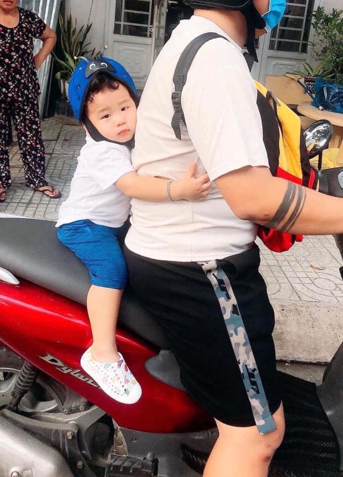 < Góc ba bự quá ba ơi >

Ngày xưa bà kể con nghe về gốc cây đa làng bà ôm mãi không hết...
Ngày nay con kể bà nghe bụng ba con ôm mãi không xong   =))))

Ảnh: mẹ Nguyễn Minh Phương