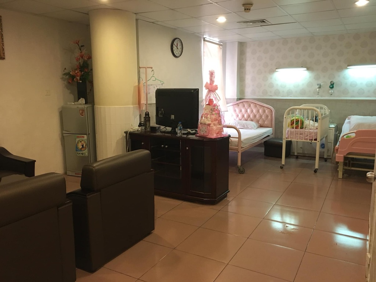 Review bv Quốc tế Sài gòn SIH - #reviewSIH
Chào các mẹ, hnay mình review về gói sinh mổ tại SIH cho các mẹ nào cần qtam nha. 
- Mình theo bs Nga, tới 39w2d thì nhập viện (khuya 8/2/2020), tới sáng 9/2 thì bs hội chẩn bảo bé to phải sinh mổ (mặc dù hôm trước tái khám bs ko báo j 😂). Dạo này bác Nga hot quá hay sao mà ngay lúc mình sinh thì bác cũng có 2 ca yêu cầu đỡ đẻ, làm mình nằm trên bàn mổ đợi bác tới 2 tiếng (rất là lạnh 😰). Trộm vía e nhà mình dc 3.7kg (luc siêu âm có 3.4kg à), y tá sẽ hỏi mình có muốn kề da e bé ko thì cho mình kề da ngay lúc đó. Quy trình mổ thì rất nhanh, gây tê tuỷ sống cũng nhẹ lắm. Chỉ lúc vào phòng hồi sức (nằm 6 tiếng)rất là lạnh nha do tác dụng of thuoc gây tê (mặc dù đc chiếu đèn sưởi, đắp mền). 2 tiếng sau thuốc tê tan dần thì bắt đầu đau vết mổ (đau lắm lun đó 🤢).  Sau đó chuyển về phòng, mình đau vết mổ cả đêm ko làm j dc nên mình fai gửi e bé phòng dưỡng nhi nửa ngày, sáng hôm sau mình mới tập đi dc. Ai nói đẻ mổ ko đau chứ mình đau mất 3-4 ngày (kinh khủng 🤮🤮). Trong gói dc chiếu plasma lành vết mổ 3 lần, dc khám sau sinh cho bé, tiêm ngừa lao, siêu vi B, sàng lọc sau sinh,.... tái khám mẹ & bé sau 1 tháng.
- Về dịch vụ: Mình thấy rất ok, thái độ - cử chỉ của tất cả nv từ bs tới nữ hộ sinh, tạp vụ,bve... rất nhẹ nhàng, ân cần. Thăm khám thường xuyên sau sinh, mỗi ngày: dc lam vệ sinh 3l, bsi  khám 1 lần, đo huyet áp,đặt thuốc giảm đau, rồi y tá thường xuyên vào hỏi thăm, dặn dò mình đi vệ sinh, đi tiểu dc chưa, tắm bé, chỉ cách cho bé bú, .... rất chu đáo & ân cần. 
- Về chi phí: Mình chọn gói sinh thường , sau đó chuyển sang gói sinh mổ 24,5trieu. Ban đầu mình đổi phòng VIP1- 2,2tr nhưng do hết phòng nên chuyển sang VIP2 giá 2.6tr/ngày (bù thêm 1.6tr/ngày) . Phòng to, sạch sẽ, có giường riêng cho người nhà, có khu tiếp khách, đặc biệt phần cơm ở đây rất ngon & nhiều (2 người ăn mới hết). Mình ăn rất ngon miệng trong 5 ngày ở đây. Tổng chi phí là hơn 38 triệu (bao gồm cả 2.5tr yêu cầu bsi, xét nghiệm trước khi sinh 3,2tr, đổi phòng VIP, thuốc sau xuất viện,...). Mình có bảo hiểm nên dc claim lại 33tr 🙂
- 1 vài chiếc ảnh cho các mẹ tham khảo nhé 😀