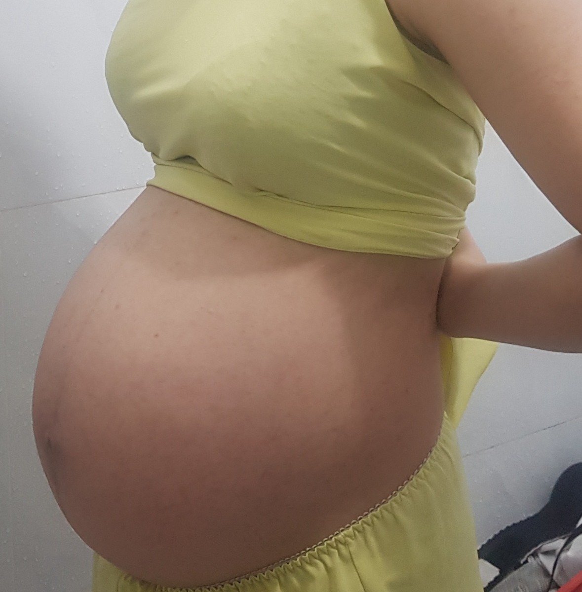 Mấy mon ơi cho e hỏi bụng như này là tụt chưa ạ. E nghe nói bụng tụt là con sắp đòi ra rùi