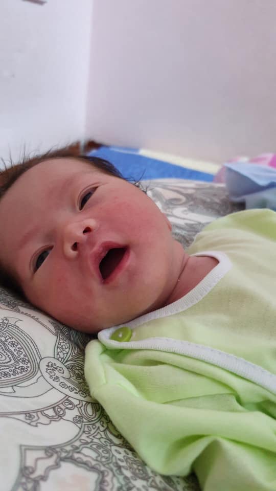 Chào các mẹ! Mình đã sinh bé tại Bảo Sơn được 2 tuần rồi, nghĩ lại vẫn như mơ vì cảm giác hạnh phúc sau hành trình vất vả tìm con! Mình đã khá nhiều tuổi nên luôn muốn có lựa chọn an toàn khi sinh đó là các bệnh viện công lớn như sản Hà Nội hay sản C, nhưng do nhà neo người không có ai trông nên mình đã rất băn khoăn trăn trở và tìm đến các bệnh viện tư mong có sự hỗ trợ khi vượt cạn. Đến với Bảo Sơn quả không làm mình thất vọng, mình được hỗ trợ chu đáo của bạn tư vấn viên rồi bác sĩ Đoàn Thị Lan đã rất quan tâm tận tình giúp mình hiểu và điều chỉnh bữa ăn khi mình đang rất căng thẳng và lo lắng vì tiểu đường thai kỳ. Mình đã rất kiên trì làm theo hướng dẫn của Bs Lan và cũng lắng nghe cơ thể của mình tự điều chỉnh thực đơn hàng ngày hàng tuần, mình đã thành công trong việc kiểm soát đường 😍😍😍. Mình quyết định sinh bé khi bé 39 tuần tuổi. Mình đã đến viện trước 1 ngày sinh bé nghe dặn dò trước sinh của Bs Cốc, đó là ngày chủ nhật Bs Cốc trực, bác rất quan tâm và thân thiện trao đổi với mình. Mình cảm thấy an tâm không lo lắng, vì mình đã sẵn sàng rồi. Trời ơi đi sinh được quan tâm động viên không chỉ người nhà mà từ các bác sĩ, y tá, hộ sinh trong viện. Bác sĩ Phê mổ cho mình, bác sĩ Nhân gây tê màng cứng bác sĩ Thanh Bs Nhi khoa và còn rất nhiều rất nhiều các Bs và y tá khác họ luôn hỏi chuyện động viên mình. Con trai ra đời được 3,3kg, hạnh phúc ngập tràn ứa nước mắt vì khi siêu âm con bé hơn vậy rất nhiều, mình có hỏi con cháu thế nào ạ? Nghe được con khỏe bình thường nhé, lòng nhẹ bẫng, làm mẹ chỉ mong có như vậy thôi. Ở viện 3 ngày hai mẹ con được Bs thăm khám hàng ngày, Bs Sản, Bs gây mê, giảm đau, Bs Nhi, các cô y tá hộ lý vệ sinh cho mẹ cẩn thận, hỗ trợ vệ sinh cho con. Thậm chí khi con mình bị nề rốn đã được U Sinh xử lý sạch đẹp an toàn! ❤️❤️❤️Mẹ bị tắc sữa được các u Sinh, U Thắm, U Quế massage, mỗi người bằng cách của mình hỗ trợ cho sản phụ. Thật lòng hai vợ chồng mình vẫn nói chuyện với nhau lựa chọn đi sinh Bảo Sơn là lựa chọn hợp lý! Nếu có sinh lần sau nhất định mình sẽ lại tới đây một lần nữa. Cảm ơn các bác sĩ y tá, hộ sinh đã luôn tận tâm với nghề, mang lại niềm vui,  hạnh phúc, sự an tâm cho các ông bố bà mẹ còn đang lúng túng, đang bỡ ngỡ, đang trên hành trình học làm bố làm mẹ😍☘️💕🌈👏🌱😘😘😘