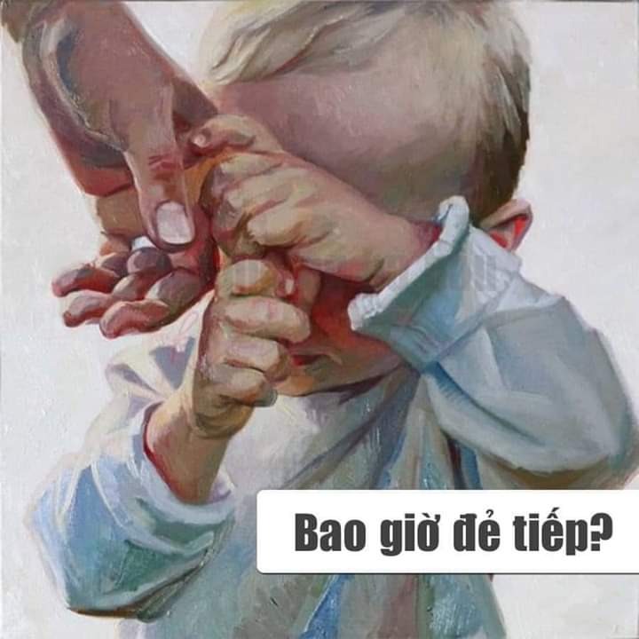 "BAO GIỜ ĐẺ TIẾP???"

Còn nhớ ngay trong sinh nhật 1 tuổi của Tee, mình nhận được câu hỏi: “Thế khi nào thì cho Tee có em?”, rồi trong vài năm sau đó, liên tiếp nhiều người (thân cũng có mà quen làng nhàng cũng có) giục giã. Nhã nhặn thì “đẻ đi khi ông bà còn có sức mà giúp đỡ", đôm đốp thì “không đẻ mau, để lâu tịt đấy"... Ngay cả ông bà ngoại Tee, cũng có đôi lần hỏi mình đã định “làm đứa nữa" hay chưa.

Sinh một đứa con, với mình chưa bao giờ là Dễ Dàng và Đơn giản. Không đơn giản chỉ muốn bầu là bầu, đẻ là đẻ, mình có ti tỉ kế hoạch tỉ mỉ đến từng chi tiết cho thai kì và đứa con. Là tiêm phòng cúm trước khi bầu, là uống vitamin khi dự định, là thai giáo từ ngày đầu tiên. Là rèn nếp ngủ khi vừa chào đời. Là giáo dục sớm khi vài ngày tuổi… Không kể đến vấn đề tài chính (dù kinh tế không vững sẽ không thể làm được những điều mình đã kể trên hoặc làm không thể tới nơi tới chốn), nhưng một đứa bé muốn được nuôi dưỡng một cách bài bản như vậy, sẽ mất ít nhất 2-3 năm đầu đời. Mình không dành 2-3 năm đó để nuôi hai (hoặc một vài) đứa trẻ.

Đứa trẻ được nuôi dưỡng đầy đủ cả về tính cách lẫn tâm hồn, cần lắm Thời Gian của bố mẹ. Chúng cần được chào tạm biệt bố mẹ mỗi sáng, được dùng bữa cùng đầy đủ gia đình, được chơi đùa với bố mẹ mỗi tối và được dành thời gian đọc truyện, thơm chúc ngủ ngon mỗi đêm… Có thêm một thành viên nhí đồng nghĩa với việc quỹ thời gian đó có thể sẽ bị chia làm đôi hoặc thậm chí mất sạch khi con được gửi về với ông bà.

Những đứa trẻ còn chưa cai sữa đã vội vã bị tách khỏi mẹ một cách phũ phàng vì có em mà chẳng hề được người lớn chúng ta chuẩn bị tâm lý. Mẹ có 9 tháng để sẵn sàng cho một em bé chào đời, trong khi con không có nổi một câu được bố mẹ giải thích tại sao từ giờ mẹ không còn cho con đi ngủ mỗi tối. Chúng cần đủ lớn để biết chia sẻ mẹ với em, cần đủ chín chắn để chăm sóc em, và cần đủ trưởng thành để hiểu sẽ có một đứa bé xuất hiện trong cuộc đời chúng từ giờ và mãi mãi.

Kinh tế của chúng ta, cơ thể của chúng ta, con cái của chúng ta, chúng ta là những người hoàn toàn quyết định. Khi bạn còn rùng mình nghĩ tới cảnh vật vã đau đẻ hay vết mổ rạch thịt da; khi bạn còn chảy lệ nhớ lại những đêm thức trắng, con khóc, mẹ đau; khi bạn còn đang loay hoay từng ngày chuyện tiền nong cơm áo; khi cơ thể bạn còn chưa thực sự khỏe mạnh để chào đón một sinh linh… thì bạn hãy cứ đừng vội mang bầu. Không phải vì ông bà còn khỏe; chẳng phải vì ai đó hỏi han, bạn hãy vì bạn và vì con bạn. Vậy thôi.

Nên Tết năm nay đừng ai hỏi “Khi nào đẻ tiếp” nhé, CHÁU SẼ ĐẺ KHI CHÁU VÀ CON CHÁU SẴN SÀNG!