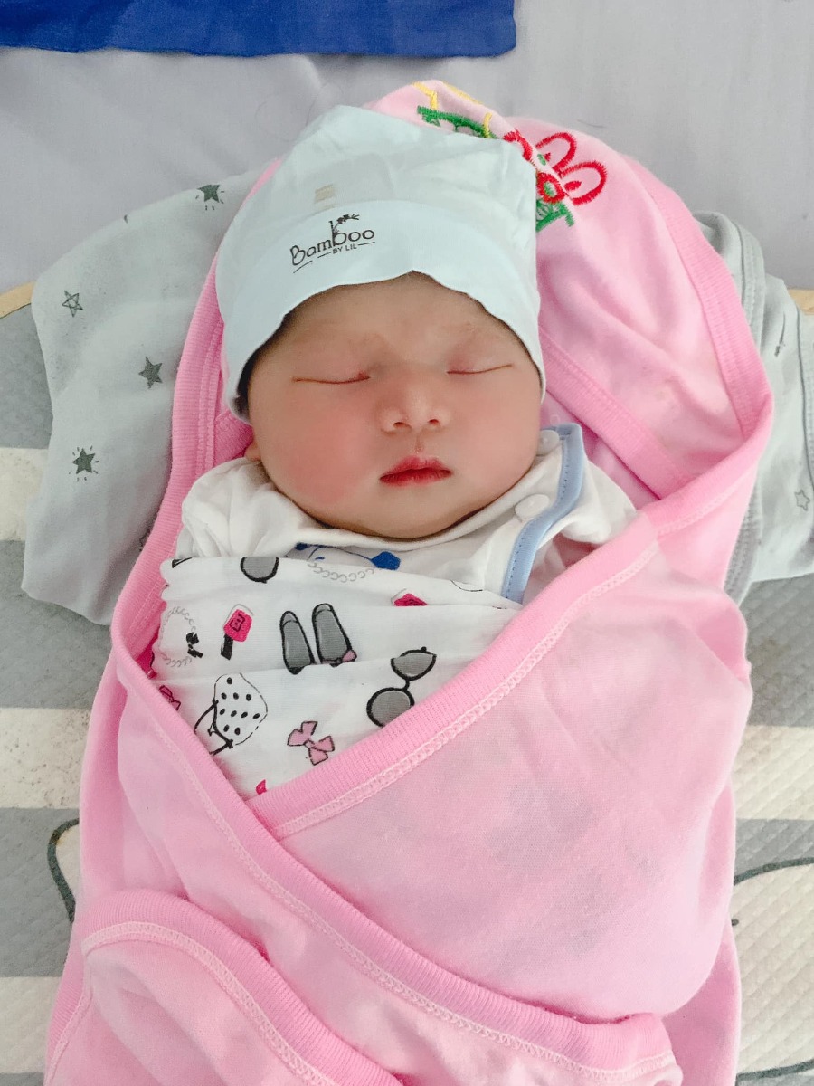 1h sáng đau đẻ 2h xuống đến viện 3h43p đẻ đc e thỏ❤️
Thỏ con 38w chào các bác các cô ạ