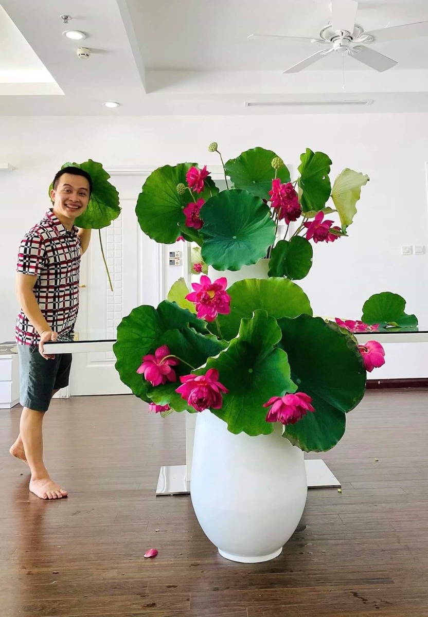 Mẹ nào thích sen ko ạ? Ngày cuối tuần đơn giản chỉ cần xếp lá sen với vài bông hoa thôi đã cảm giác như 1 đầm sen trong nhà😀😀😀