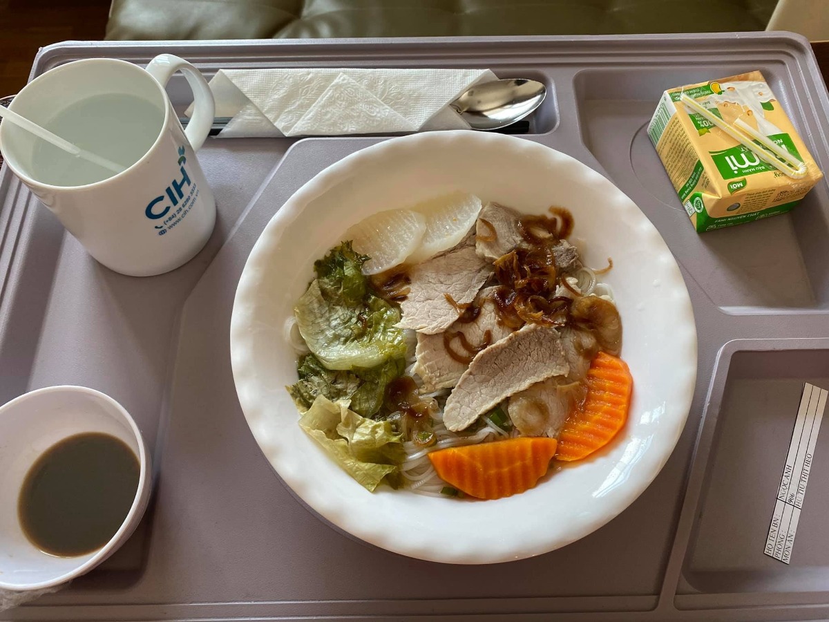 REVIEW SINH TẠI QUỐC TẾ CITY

Dạo này thấy có nhiều mom hỏi Cih nên mình cũng xin phép được review sơ sơ chuyến đi đẻ của mình.
Mình khám thai định kỳ ở Sih và tính sinh ở Sih luôn (m đã có 1 bài review khá dài về khám thai ở Sih), nhưng vì một số lý do mà vào phút gần chót 2vc quyết lại sẽ chọn Cih để đẻ.
38w mình khám thử tại Cih thì được hỏi luôn có sinh ở đây không để họ làm hồ sơ sinh, chi phí khám và siêu âm tầm 1tr + làm các xét nghiệm trước sinh hơn 4tr, tổng thiệt hại hơn 5tr.
39w mình tái khám theo lịch và hẹn bác sĩ ngày giờ mổ, được nhiều người mách bác Xuyến trưởng khoa nên m cũng theo bác. Bác rất nhẹ nhàng, dễ thương, nhiệt tình lắm ạ. M muốn mổ vào 15h bác ok ngay và dặn dò m sáng 7h ăn sáng, 8h nhập viện từ đó không được ăn uống gì.
39w4d mình vào viện làm các thủ tục, phòng ở đây tính tiền từ 12h trưa nhưng bv cho m nhận phòng luôn không phải đợi tới 12h, làm thủ tục nhập viện xong m được điều dưỡng cho đo tim thai rồi dẫn lên nhận phòng tầm 9h hơn. Sau đó các cô hộ lý vào phát đồ, hướng dẫn sử dụng phòng ốc, cần gì bấm chuông gọi, trong toilet cũng có chuông nếu chóng mặt chỉ cần bấm là có người vô đỡ. Bv có cho 1 bịch bỉm nhỏ Bobby, 1 bịch bvs Mama, 1 túi quần lót giấy, mấy mom có thể chuẩn bị thêm nếu sợ thiếu nhất là bỉm không đủ đâu nhé! Có bình thuỷ đựng nước nóng để cho mẹ uống, mỗi ngày phát 1c nước khoáng 1L nếu uống không đủ có chỗ hứng nước thêm vô. Đặc biệt cho đăng ký được 2 người ở lại dù mình đẻ phải mùa dịch cao điểm các bv khác đều được chỉ 1 người chăm mà mình có mẹ và bà vú. Phòng m đăng ký là phòng đơn tiêu chuẩn giá 2tr6/ngày (nếu ai không ăn là 2tr3). Bình sữa của bé thì phải gửi ở phòng các cô điều dưỡng tiệt trùng và pha chứ họ không cho m pha ạ. Nên đem theo vài cái bình để phòng các cô chưa tiệt trùng kịp mà em bé đòi ăn thì còn có mà pha ngay. Như bé nhà mình đẻ ra đã háu ăn, chưa có sữa kịp là nó gào lên rất kinh.
Kể tiếp chuyện đi đẻ, sau khi được phát đồ, hướng dẫn phòng ốc...thì m được kêu đi tắm được cạo vùng kín rồi đặt đường truyền nước, đo cơn gò tim thai em bé và nằm chờ tới 14h30 sẽ được đẩy đi mổ.
Ở Cih mổ được cho người nhà vào nhưng chồng mình sợ cảnh mổ xẻ không dám vào 🤣. 
14h30 mình được đẩy đi, xà quần tới 15h17 mới chính thức vô phòng mổ, lúc này bác Xuyến chưa tới, ekip mổ chuẩn bị mọi thứ sẵn sàng, rất đông các bạn trẻ trẻ không à, nam nữ có đủ, có 1 bạn phụ trách nhiệm vụ giải thích hay sao á lúc nào cũng đứng trước đầu mình giải thích các bước nói chuyện rất nhẹ nhàng dễ thương, là 1 bạn nam. 
Tới khúc gây tê cũng không đáng sợ mấy, như tiêm ngừa bình thường thôi, tiêm xong tê tê khá là nhanh, cái màn che căng lên, ở dưới mần gì không biết luôn 🤣, hai tay dạng ra 2 bên, thuốc tê càng ngấm m bị tác dụng phụ là run, không lạnh lắm mà run cầm cập luôn các mom à, các bạn ekip cứ hỏi m có lạnh không, có máy sưởi thổi vô trong lúc mổ nhưng m chỉ thấy run, bạn nam đứng trên đầu mình kêu mình hít sâu thở đều, hỏi hang m liên tục. 
Tiêm được chút xíu bác Xuyến vô mổ cho m, chỉ thấy cái bụng bị lắc qua lắc lại, không cảm nhận được gì, bạn ekip nam đứng trên đầu vẫn liên tục trấn an, giải thích, hướng dẫn hít thở thấy cưng lắm. 
Được chút xíu xiu nghe bác sĩ nói ra rồi ra rồi m mới biết là mổ rồi chứ trong lúc mổ chỉ thấy bụng bị lắc qua lại. Em bé ra mà chưa nghe khóc luôn, m mới hỏi "sao chưa nghe em bé khóc", bác sĩ kêu "khóc không nên lời luôn", rồi nghe bác sĩ nói thêm "khóc đi, khóc đi", sau đó là tiếng oe oe của con vang lên, nước mắt mình cũng chảy theo, bạn ekip nam trên đầu m lại tiếp tục động viên, kêu m không được khóc, nói chuyện nhẹ nhàng dễ thương lắm luôn. (M không biết mấy bạn trong ekip mổ phụ bác sĩ gọi bằng danh xưng gì nên tạm gọi vậy nha)
Em bé bắt ra xong được kề da với mẹ, ẻm khóc oe oe mà đặt lên người mẹ cái nằm im ru, cảm xúc thiên liêng lắm luôn chắc mấy mom trải qua rồi ai cũng hiểu. 
Kề da được chừng 5-10ph gì à, em bé được mang đi, lúc này thì mẹ được khâu vết mổ, chuyện em bé nghe ba nó kể tiếp. Ẻm được đem ra người nhà chỉ được cho ba đi theo xem, ẻm được đo nhịp tim rồi để vô cái máy làm ấm... nghe ba ẻm kể sơ sơ vậy thôi, xong kiểm tra một lúc thì em bé đưa về phòng trước trong khi mẹ nằm hồi sức. 
Quay lại kể chiện mẹ nằm hồi sức, khâu và lau chùi xong xui người ta mới bỏ cái màn che ra thành thử từ lúc gây tê xong ai mần gì mần mẹ không hay biết chi tới lúc xong hết. Mẹ được đẩy ra bên ngoài nằm hồi sức theo dõi tầm 2 tiếng. Tác dụng phụ của thuốc gây tê vẫn làm mình run cầm cập mà cơ địa m không bị lạnh nha, rồi đột nhiên cơn buồn nôn ập tới, sau khi nôn mấy phát không ra được gì thì hết run cũng hết buồn nôn luôn, lúc nôn có người cầm thau kê vô kế bên cho m nôn ạ. Thuốc tê dần dần tan, người m cũng càng lúc càng nóng lên, m phải đẩy mền xuống một nửa chỉ đắp cái áo bệnh viện, m còn nói nóng quá mấy bạn điều dưỡng phải giải thích máy lạnh trung tâm hông chỉnh cho m mát thêm được 🤣. Cái này là do cơ địa nha vì m nằm được lúc có một mom khác cũng mổ ra nằm hồi sức kế bên lạnh cầm cập phải chạy máy sưởi. 
Xong 2 tiếng m được đẩy về phòng với em bé, không được nằm cao đầu tới sáng nên hơi khó chịu tí, vết mổ đau nhưng vẫn trong sức chịu đựng của m được, ráng nằm nghiêng qua cho em bé bú sữa non đầu đời. Nghe nói ẻm khóc nãy giờ đòi bú, bú được tí sữa non ẻm phê phê im ru, may sao ở đây mổ hồi sức có 2 tiếng à, chứ bên Sih tư vấn m hồi sức 6 tiếng lận nè.
Tối đó đau vết mổ nhưng m vẫn nghiêng qua lại cho bé bú mỗi lần bé e e lên. Sáng hôm sau m được rút ống thông tiểu và được dặn dò tập đi, mọi thứ thấy cũng trong sức chịu đựng được, không đau thấu trời xanh như nhiều mom diễn tả đẻ mổ, với thuốc giảm đau nhét ngày 2v nên thấy cũng êm ái ạ. 
Nằm viện 4 ngày mỗi ngày đều có bác sĩ sản vào thăm khám mẹ và vết mổ, bác sĩ nhi thăm khám bé, điều dưỡng đo huyết áp, phát thuốc, đặt thuốc, đo nhiệt độ mẹ, bé... Mỗi sáng em bé được đẩy đi tắm. Ga giường thay mỗi ngày, dọn rác 2 lần/ngày, mẹ được phát 1 nắp thảo dược người Dao đỏ để pha lau mình. Vết mổ ở đây dán keo sinh học, thẩm mĩ, sạch sẽ, đẹp đẽ luôn ạ.
Sáng hôm xuất viện mẹ đi siêu âm lại có hộ lý đẩy từ phòng bệnh lầu 9 tới phòng siêu âm lầu 2. Xuất viện có xe chất hành lý, mẹ cũng được hộ lý đẩy xe đi từ phòng bệnh ra tới cổng xe đón, còn hướng dẫn người nào phụ trách bồng em bé lên xe, hộ lý chuyển em bé cho, mẹ và bé lên xe hết mới hết nhiệm vụ. 
Lúc gần xuất viện có nhân viên quản lý vào hỏi ý kiến chất lượng, góp ý, rồi hỏi có ai thái độ hay có ý muốn bồi dưỡng không. 
Tổng thiệt hại chuyến đi đẻ phòng đơn tiêu chuẩn 2tr6 thêm 2 người ở lại của mình hết 43tr + 5tr xét nghiệm trước sinh. Mình không lấy thuốc bổ sau sinh của bệnh viện và bé mình ổn nên không phát sinh thêm nhiều chi phí như nằm lồng kính hay chiếu đèn vàng da...
Điểm trừ nhẹ là thủ tục xuất viện làm hơi lâu, 11h báo m chuẩn bị mà mãi tới 2h chiều mới xong cho m, với cơm không ngon lắm. Còn lại mọi thứ đều hài lòng. Đời có mấy lần đẻ nên ráng đi đẻ thoải mái tí ạ chứ m sợ cảnh y tá nạt nộ sản phụ lắm!
Tóm lại đẻ mổ với mình không đáng sợ như nhiều mom nói đâu ạ! 
Mom nào còn thắc mắc gì m chia sẽ được thì cmt hoặc inbox cho m nhé!
Edit: thêm 1 điểm trừ nhẹ là bv không có danh sách đồ mang theo cho mẹ và bé như bên sih có in ra danh sách tư vấn kĩ lắm nè, bên này nói miệng sơ sơ à làm ox m ngày nào cũng phải tiếp tế đồ linh tinh, mấy bạn ở tỉnh ở xa sẽ hơi bất tiện nhưng bù lại đối diện là Aeon mall to đùng, qua mua đồ cũng đỡ.
Ví dụ như phát 1 nắp thuốc người Dao đỏ để lau người mà không có cái thau để pha mẹ m phải chạy qua siêu thị để mua nè.
Rồi m có chuẩn bị khăn tắm to để lau người và quấn bé với khăn sữa nhỏ để tắm mà mấy cô tắm đòi tắm khăn trung nên mẹ m phải qua siêu thị mua nữa.
Mấy này đáng ra phải có danh sách để chuẩn bị trước chứ.
Nên đem theo vài cái móc để đôi khi cần phơi khăn sữa, khăn tắm bé nhất là đẻ mổ nằm viện lâu như m.

Nguồn: Từ Ngọc Ánh