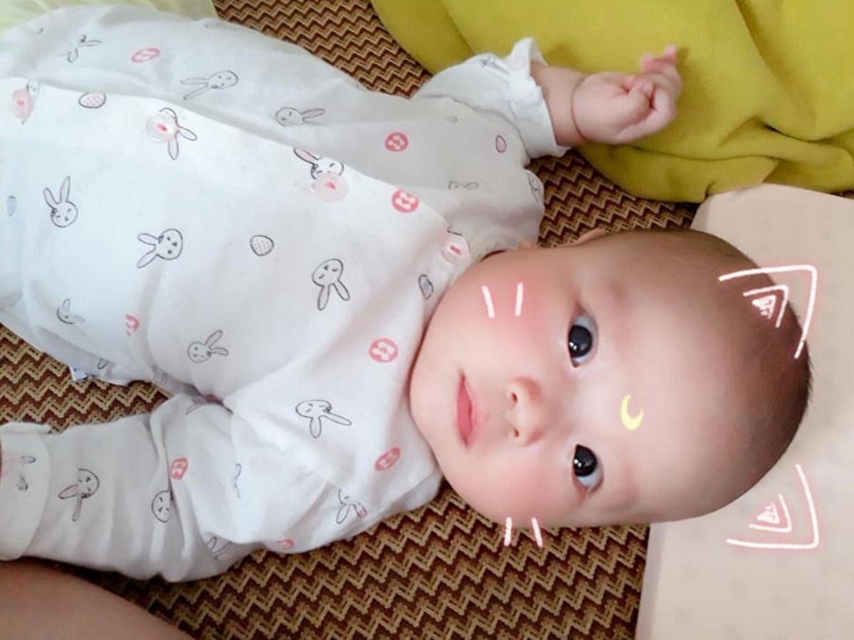 KỂ CÁC MOM NGHE CHUYỆN EM THAI GIÁO

Làm mẹ, ai chẳng mong ngóng con và muốn dành cho con những điều tốt đẹp nhất phải ko các chị? Em cũng mầy mò tìm hiểu về thai giáo để mong con thông minh khỏe mạnh, dễ nuôi 🥰🥰

Lúc đó mấy chị bầu ở cơ quan, chị thì bảo "Con còn chưa biết đạp, hiểu gì đâu mà thai giáo cho mất công", chị thì bận rộn, ngày nào cũng quên thai giáo; có chị tìm hiểu xong... hết muốn thai giáo luôn vì phức tạp, vì... chán 😂😂

Thấy các chị thai giáo vất vả quá, em viết vài dòng kể về quá trình em dùng app Mamibabi này để giúp các chị tiết kiệm thời gian và quan trọng hơn là có thể yên tâm thai giáo, cho con sinh ra kháu khỉnh, vui vẻ, hoạt bát.

Những ngày đầu mày mò về Thai giáo, em không biết phải bắt đầu như thế nào. Chỉ biết mở nhạc, đọc truyện cho con nghe, thi thoảng cùng chồng thủ thỉ tâm sự cùng con dù biết có thể con không hiểu. Ngày nào cũng lặp đi lặp lại như vậy chắc chắn sẽ rất nhàm chán và nhanh nản trí nên em google tìm hết trang này đến trang kia để tìm hiểu thêm nhưng ko nơi nào nói cho em biết ngày hôm nay em nên áp dụng cách thai giáo nào, ngày mai thì sao, hôm sau nữa thì như thế nào,...

Chưa kể em còn mua thử mấy khóa học trên mạng về để học, học xong thì đúng là hết muốn thai giáo thật vì... chán, ko thể kiên trì xem hết các video các "chuyên gia" nói. Xem xong cũng quên vì quá lý thuyết, ko có tí thực tế nào. Học xong lại phải lên mạng kiếm truyện, kiếm nhạc, về mở cho con nghe, rồi nhờ chồng copy vào đt... Nói chung bầu bì đã mệt, nghĩ đến ngần ấy công đoạn là đã nản rồi 😭😭

Cho đến khi em biết đến app Mamibabi này các mẹ ạ. Mọi thứ trở nên đơn giản đến lạ. Mỗi tối, đều đặn 9h, mở app, chọn hoạt động mình muốn làm và thực hành. Tất cả đã được sắp xếp sẵn khoa học theo từng ngày mang thai. Hóa ra, thai giáo không chỉ là mở nhạc cho con nghe, là đọc vài mẩu chuyện, là thủ thỉ với con mà còn có tới 2,500+ hoạt động khác nữa 🤣🤣tha hồ cho các mẹ lựa chọn, khỏi lo nhàm chán.

Trộm vía, kể từ khi thai giáo, bé "nhậy" hơn hẳn, biết phản ứng trước các hoạt động bên ngoài của bố mẹ. Lúc kể chuyện, nghe nhạc, xoa bụng, bé đều máy, đều đạp. Bố cháu thấy cháu đạp là yên tâm lắm, còn khen mẹ thai giáo khéo, nuôi con khéo. Bố có biết bí quyết của mẹ là ở trong cái app nhỏ xinh này đâu. Với cái app này thì mẹ nào cũng thành chuyên gia thai giáo dc hết á 😁😁

Trên app ngoài thai giáo thì cũng có phần nuôi dạy con, tìm hiểu dần đến lúc sinh là vừa các mẹ ạ, khỏi mất công tìm kiếm trên mạng. Phần này app thiết kế rất hay, chia thành từng bài học nhỏ, mỗi bài được thiết kế đẹp mắt, sinh động. Học ko có buồn ngủ. Chưa kể, hôm nào mệt mệt em lại mở bài thiền lên nghe, ngủ sâu cả mẹ lẫn con luôn ạ 😆

Nói cũng dài rồi, bài này e share lên app, đọc tới đây thì em tin các mẹ cũng đã có cho mình một lựa chọn đúng đắn về thai giáo giữa 1 rừng các khóa học ngoài kia. Chúc các mẹ sẽ có một thai kỳ khỏe mạnh và sớm gặp đc bé cưng của mình nhé.

P/s: ảnh chống trôi bài 😅😅