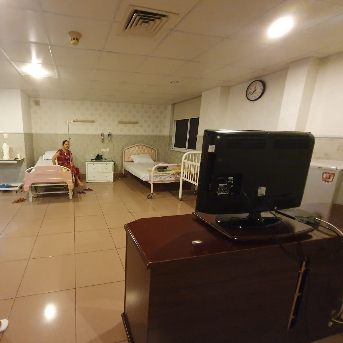 Em đã nhập viện ở SIH rồi đây
Phòng rất ok
Cả nhà 5 ng vô hết nha
Đồ ăn thì rất ngon
Nói chung là đi đẻ mà rất thoải mái
Bác sĩ y tá đều nhiệt tình
Mình có bh vbi nữa nên đc bảo lãnh ko phải đóng viện phí trước. 
Chuẩn bị mai đẻ thôi nào. ☺☺☺