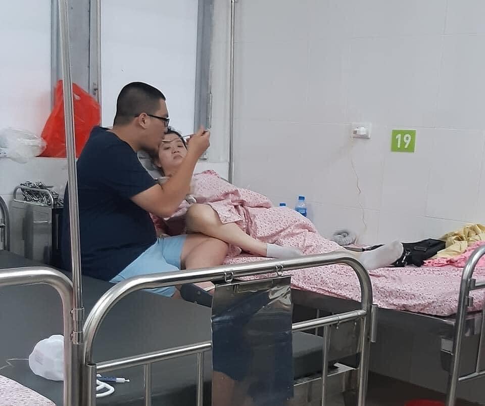 HẠNH PHÚC LÀ GÌ ???

"Chả là mình gặp hai anh chị này ở viện sản, nhìn cách chăm sóc mà ấm lòng thay, chị được đà nhiều lúc nhõng nhẽo nữa nhưng anh luôn cười và vuốt ve, yêu thương đúng nghĩa luôn.

Em chẳng cần xa hoa, chỉ mong khi em cần anh nhất, anh sẽ bên cạnh em. Quá khứ của anh thế nào em không biết, nhưng tương lai em thật sự muốn được hạnh phúc bên anh ❤..."

Muốn biết người chồng có tốt hay ko, hãy nhìn vào cách anh ấy chăm sóc vợ ở khoa sản là có thật :3 :3 :3 Các anh nhìn mà học tập nhé, những lúc ốm đau cần nhất người mình yêu thương bên cạnh đó ❤

Nguồn: Tổ Lái