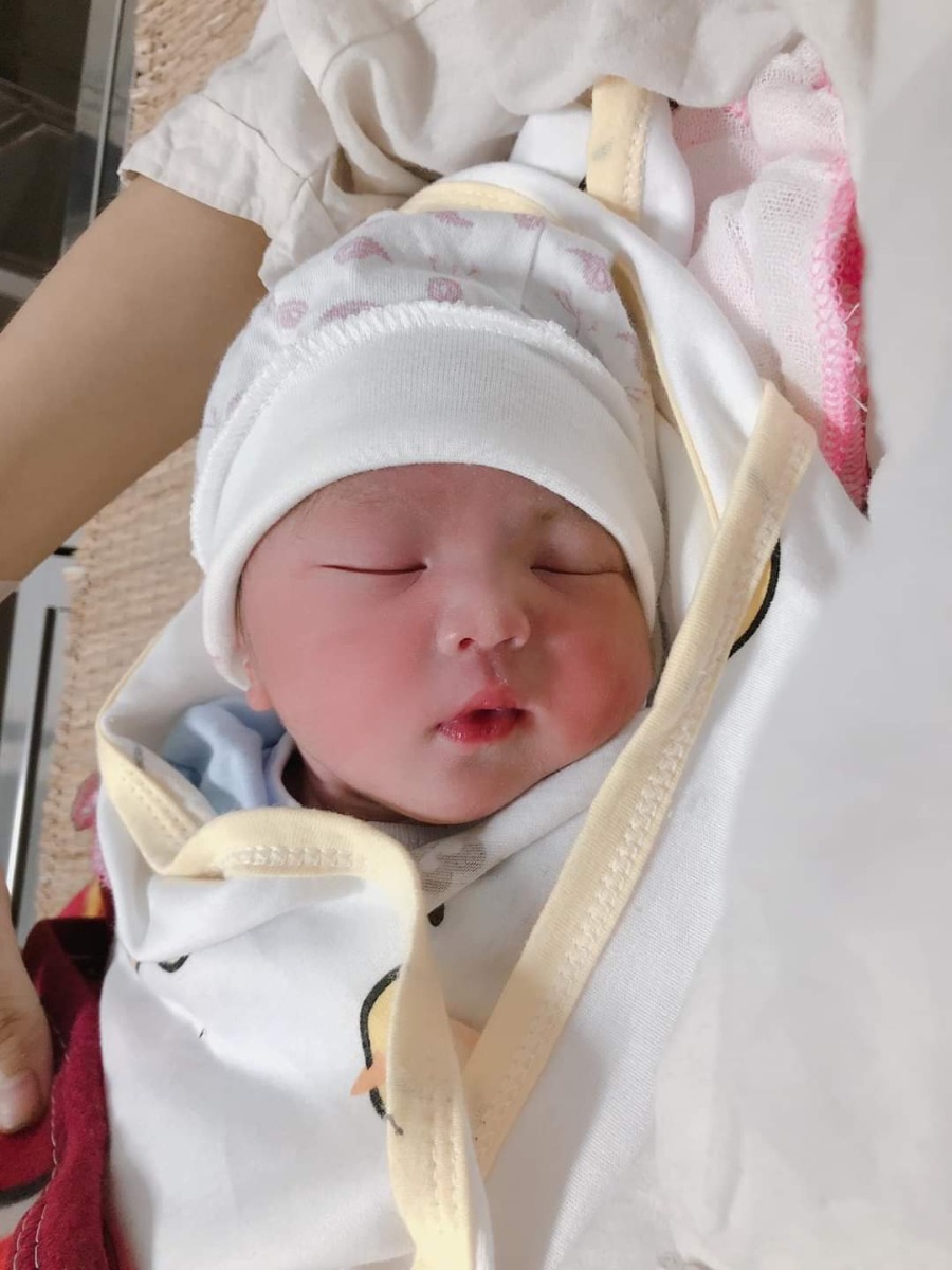 Chào các cô các bác, con tên Nấm, con sinh vào 17:55p tối qua, sinh sớm hơn 10 ngày nên được có 2.7kg. Mẹ con đau từ 4:30, vào phòng sinh nửa tiếng là tòi ra con rồi!! Con là chuột zai nhé!!!!!!!!