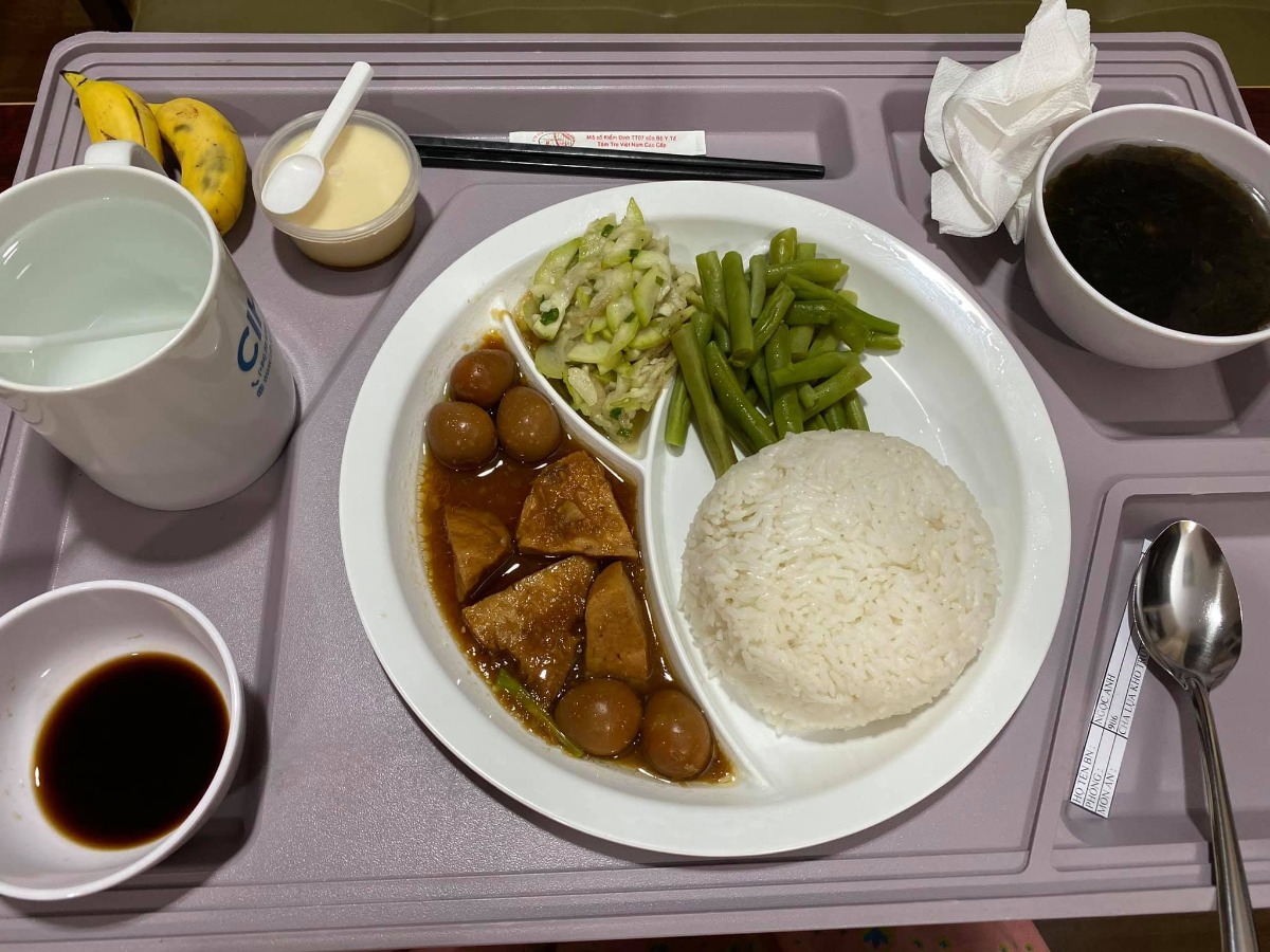 REVIEW SINH TẠI QUỐC TẾ CITY

Dạo này thấy có nhiều mom hỏi Cih nên mình cũng xin phép được review sơ sơ chuyến đi đẻ của mình.
Mình khám thai định kỳ ở Sih và tính sinh ở Sih luôn (m đã có 1 bài review khá dài về khám thai ở Sih), nhưng vì một số lý do mà vào phút gần chót 2vc quyết lại sẽ chọn Cih để đẻ.
38w mình khám thử tại Cih thì được hỏi luôn có sinh ở đây không để họ làm hồ sơ sinh, chi phí khám và siêu âm tầm 1tr + làm các xét nghiệm trước sinh hơn 4tr, tổng thiệt hại hơn 5tr.
39w mình tái khám theo lịch và hẹn bác sĩ ngày giờ mổ, được nhiều người mách bác Xuyến trưởng khoa nên m cũng theo bác. Bác rất nhẹ nhàng, dễ thương, nhiệt tình lắm ạ. M muốn mổ vào 15h bác ok ngay và dặn dò m sáng 7h ăn sáng, 8h nhập viện từ đó không được ăn uống gì.
39w4d mình vào viện làm các thủ tục, phòng ở đây tính tiền từ 12h trưa nhưng bv cho m nhận phòng luôn không phải đợi tới 12h, làm thủ tục nhập viện xong m được điều dưỡng cho đo tim thai rồi dẫn lên nhận phòng tầm 9h hơn. Sau đó các cô hộ lý vào phát đồ, hướng dẫn sử dụng phòng ốc, cần gì bấm chuông gọi, trong toilet cũng có chuông nếu chóng mặt chỉ cần bấm là có người vô đỡ. Bv có cho 1 bịch bỉm nhỏ Bobby, 1 bịch bvs Mama, 1 túi quần lót giấy, mấy mom có thể chuẩn bị thêm nếu sợ thiếu nhất là bỉm không đủ đâu nhé! Có bình thuỷ đựng nước nóng để cho mẹ uống, mỗi ngày phát 1c nước khoáng 1L nếu uống không đủ có chỗ hứng nước thêm vô. Đặc biệt cho đăng ký được 2 người ở lại dù mình đẻ phải mùa dịch cao điểm các bv khác đều được chỉ 1 người chăm mà mình có mẹ và bà vú. Phòng m đăng ký là phòng đơn tiêu chuẩn giá 2tr6/ngày (nếu ai không ăn là 2tr3). Bình sữa của bé thì phải gửi ở phòng các cô điều dưỡng tiệt trùng và pha chứ họ không cho m pha ạ. Nên đem theo vài cái bình để phòng các cô chưa tiệt trùng kịp mà em bé đòi ăn thì còn có mà pha ngay. Như bé nhà mình đẻ ra đã háu ăn, chưa có sữa kịp là nó gào lên rất kinh.
Kể tiếp chuyện đi đẻ, sau khi được phát đồ, hướng dẫn phòng ốc...thì m được kêu đi tắm được cạo vùng kín rồi đặt đường truyền nước, đo cơn gò tim thai em bé và nằm chờ tới 14h30 sẽ được đẩy đi mổ.
Ở Cih mổ được cho người nhà vào nhưng chồng mình sợ cảnh mổ xẻ không dám vào 🤣. 
14h30 mình được đẩy đi, xà quần tới 15h17 mới chính thức vô phòng mổ, lúc này bác Xuyến chưa tới, ekip mổ chuẩn bị mọi thứ sẵn sàng, rất đông các bạn trẻ trẻ không à, nam nữ có đủ, có 1 bạn phụ trách nhiệm vụ giải thích hay sao á lúc nào cũng đứng trước đầu mình giải thích các bước nói chuyện rất nhẹ nhàng dễ thương, là 1 bạn nam. 
Tới khúc gây tê cũng không đáng sợ mấy, như tiêm ngừa bình thường thôi, tiêm xong tê tê khá là nhanh, cái màn che căng lên, ở dưới mần gì không biết luôn 🤣, hai tay dạng ra 2 bên, thuốc tê càng ngấm m bị tác dụng phụ là run, không lạnh lắm mà run cầm cập luôn các mom à, các bạn ekip cứ hỏi m có lạnh không, có máy sưởi thổi vô trong lúc mổ nhưng m chỉ thấy run, bạn nam đứng trên đầu mình kêu mình hít sâu thở đều, hỏi hang m liên tục. 
Tiêm được chút xíu bác Xuyến vô mổ cho m, chỉ thấy cái bụng bị lắc qua lắc lại, không cảm nhận được gì, bạn ekip nam đứng trên đầu vẫn liên tục trấn an, giải thích, hướng dẫn hít thở thấy cưng lắm. 
Được chút xíu xiu nghe bác sĩ nói ra rồi ra rồi m mới biết là mổ rồi chứ trong lúc mổ chỉ thấy bụng bị lắc qua lại. Em bé ra mà chưa nghe khóc luôn, m mới hỏi "sao chưa nghe em bé khóc", bác sĩ kêu "khóc không nên lời luôn", rồi nghe bác sĩ nói thêm "khóc đi, khóc đi", sau đó là tiếng oe oe của con vang lên, nước mắt mình cũng chảy theo, bạn ekip nam trên đầu m lại tiếp tục động viên, kêu m không được khóc, nói chuyện nhẹ nhàng dễ thương lắm luôn. (M không biết mấy bạn trong ekip mổ phụ bác sĩ gọi bằng danh xưng gì nên tạm gọi vậy nha)
Em bé bắt ra xong được kề da với mẹ, ẻm khóc oe oe mà đặt lên người mẹ cái nằm im ru, cảm xúc thiên liêng lắm luôn chắc mấy mom trải qua rồi ai cũng hiểu. 
Kề da được chừng 5-10ph gì à, em bé được mang đi, lúc này thì mẹ được khâu vết mổ, chuyện em bé nghe ba nó kể tiếp. Ẻm được đem ra người nhà chỉ được cho ba đi theo xem, ẻm được đo nhịp tim rồi để vô cái máy làm ấm... nghe ba ẻm kể sơ sơ vậy thôi, xong kiểm tra một lúc thì em bé đưa về phòng trước trong khi mẹ nằm hồi sức. 
Quay lại kể chiện mẹ nằm hồi sức, khâu và lau chùi xong xui người ta mới bỏ cái màn che ra thành thử từ lúc gây tê xong ai mần gì mần mẹ không hay biết chi tới lúc xong hết. Mẹ được đẩy ra bên ngoài nằm hồi sức theo dõi tầm 2 tiếng. Tác dụng phụ của thuốc gây tê vẫn làm mình run cầm cập mà cơ địa m không bị lạnh nha, rồi đột nhiên cơn buồn nôn ập tới, sau khi nôn mấy phát không ra được gì thì hết run cũng hết buồn nôn luôn, lúc nôn có người cầm thau kê vô kế bên cho m nôn ạ. Thuốc tê dần dần tan, người m cũng càng lúc càng nóng lên, m phải đẩy mền xuống một nửa chỉ đắp cái áo bệnh viện, m còn nói nóng quá mấy bạn điều dưỡng phải giải thích máy lạnh trung tâm hông chỉnh cho m mát thêm được 🤣. Cái này là do cơ địa nha vì m nằm được lúc có một mom khác cũng mổ ra nằm hồi sức kế bên lạnh cầm cập phải chạy máy sưởi. 
Xong 2 tiếng m được đẩy về phòng với em bé, không được nằm cao đầu tới sáng nên hơi khó chịu tí, vết mổ đau nhưng vẫn trong sức chịu đựng của m được, ráng nằm nghiêng qua cho em bé bú sữa non đầu đời. Nghe nói ẻm khóc nãy giờ đòi bú, bú được tí sữa non ẻm phê phê im ru, may sao ở đây mổ hồi sức có 2 tiếng à, chứ bên Sih tư vấn m hồi sức 6 tiếng lận nè.
Tối đó đau vết mổ nhưng m vẫn nghiêng qua lại cho bé bú mỗi lần bé e e lên. Sáng hôm sau m được rút ống thông tiểu và được dặn dò tập đi, mọi thứ thấy cũng trong sức chịu đựng được, không đau thấu trời xanh như nhiều mom diễn tả đẻ mổ, với thuốc giảm đau nhét ngày 2v nên thấy cũng êm ái ạ. 
Nằm viện 4 ngày mỗi ngày đều có bác sĩ sản vào thăm khám mẹ và vết mổ, bác sĩ nhi thăm khám bé, điều dưỡng đo huyết áp, phát thuốc, đặt thuốc, đo nhiệt độ mẹ, bé... Mỗi sáng em bé được đẩy đi tắm. Ga giường thay mỗi ngày, dọn rác 2 lần/ngày, mẹ được phát 1 nắp thảo dược người Dao đỏ để pha lau mình. Vết mổ ở đây dán keo sinh học, thẩm mĩ, sạch sẽ, đẹp đẽ luôn ạ.
Sáng hôm xuất viện mẹ đi siêu âm lại có hộ lý đẩy từ phòng bệnh lầu 9 tới phòng siêu âm lầu 2. Xuất viện có xe chất hành lý, mẹ cũng được hộ lý đẩy xe đi từ phòng bệnh ra tới cổng xe đón, còn hướng dẫn người nào phụ trách bồng em bé lên xe, hộ lý chuyển em bé cho, mẹ và bé lên xe hết mới hết nhiệm vụ. 
Lúc gần xuất viện có nhân viên quản lý vào hỏi ý kiến chất lượng, góp ý, rồi hỏi có ai thái độ hay có ý muốn bồi dưỡng không. 
Tổng thiệt hại chuyến đi đẻ phòng đơn tiêu chuẩn 2tr6 thêm 2 người ở lại của mình hết 43tr + 5tr xét nghiệm trước sinh. Mình không lấy thuốc bổ sau sinh của bệnh viện và bé mình ổn nên không phát sinh thêm nhiều chi phí như nằm lồng kính hay chiếu đèn vàng da...
Điểm trừ nhẹ là thủ tục xuất viện làm hơi lâu, 11h báo m chuẩn bị mà mãi tới 2h chiều mới xong cho m, với cơm không ngon lắm. Còn lại mọi thứ đều hài lòng. Đời có mấy lần đẻ nên ráng đi đẻ thoải mái tí ạ chứ m sợ cảnh y tá nạt nộ sản phụ lắm!
Tóm lại đẻ mổ với mình không đáng sợ như nhiều mom nói đâu ạ! 
Mom nào còn thắc mắc gì m chia sẽ được thì cmt hoặc inbox cho m nhé!
Edit: thêm 1 điểm trừ nhẹ là bv không có danh sách đồ mang theo cho mẹ và bé như bên sih có in ra danh sách tư vấn kĩ lắm nè, bên này nói miệng sơ sơ à làm ox m ngày nào cũng phải tiếp tế đồ linh tinh, mấy bạn ở tỉnh ở xa sẽ hơi bất tiện nhưng bù lại đối diện là Aeon mall to đùng, qua mua đồ cũng đỡ.
Ví dụ như phát 1 nắp thuốc người Dao đỏ để lau người mà không có cái thau để pha mẹ m phải chạy qua siêu thị để mua nè.
Rồi m có chuẩn bị khăn tắm to để lau người và quấn bé với khăn sữa nhỏ để tắm mà mấy cô tắm đòi tắm khăn trung nên mẹ m phải qua siêu thị mua nữa.
Mấy này đáng ra phải có danh sách để chuẩn bị trước chứ.
Nên đem theo vài cái móc để đôi khi cần phơi khăn sữa, khăn tắm bé nhất là đẻ mổ nằm viện lâu như m.

Nguồn: Từ Ngọc Ánh