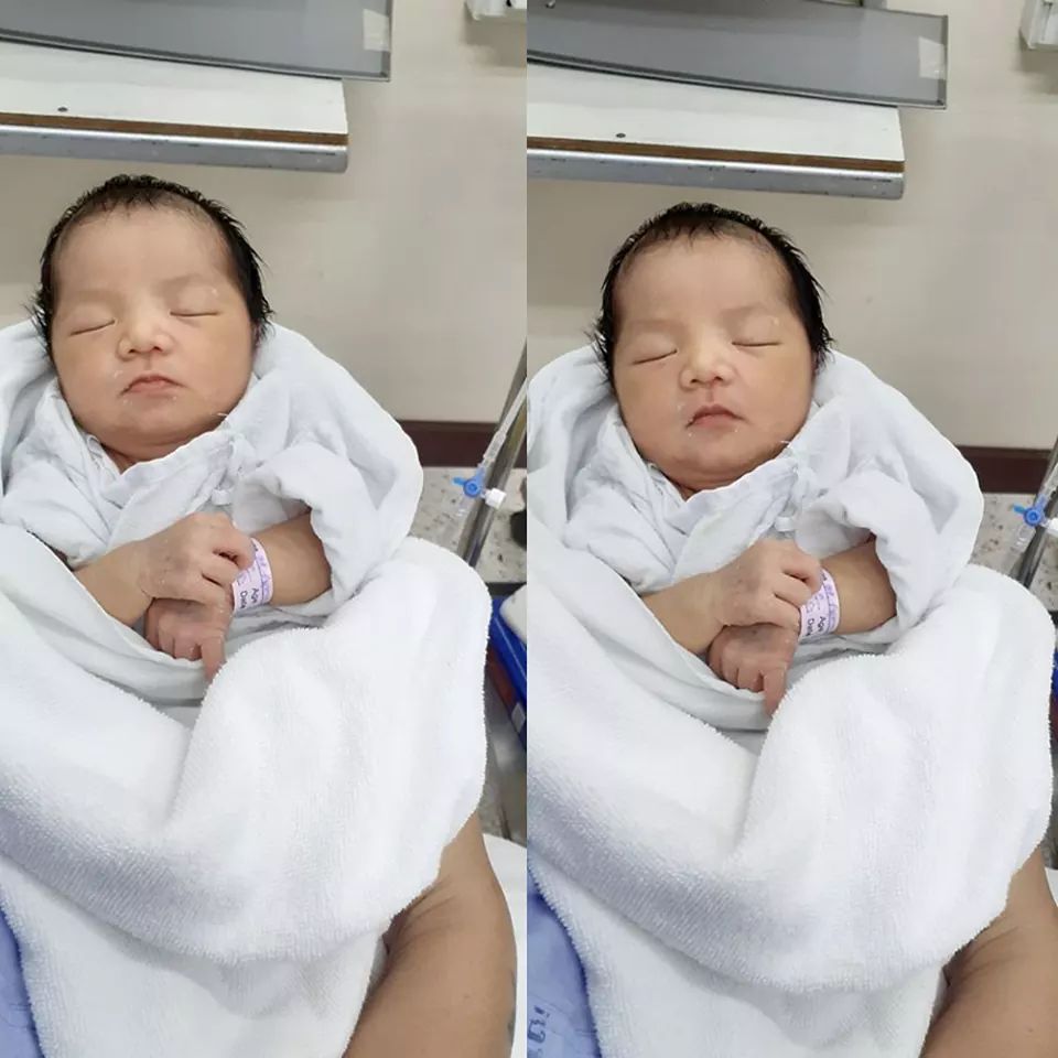 Kể từ giây phút đầu tiên được bế con trên tay, cuộc sống của bạn sẽ không bao giờ quay lại như xưa được nữa. Bạn có thể sẽ rất nhớ, thậm chí tiếc nuối con người trước đây, cuộc sống trước đây. Khi mà bạn có thời gian, có tự do và chẳng có gì đặc biệt phải lo lắng.
⁣⁣
Bạn sẽ hiểu thế nào là sự mệt mỏi mà bạn chưa từng trải qua hay từng tưởng tượng, rồi ngày trôi qua dường như giống hệt nhau theo cách: cho con bú, vỗ ợ, thay bỉm, dỗ khóc, chiến đấu với những cơn gắt ngủ, thức dậy rồi cho con ngủ - những chu kỳ có vẻ như không bao giờ kết thúc.

Nhưng đừng quên rằng: khi thời gian qua đi, mọi thứ bạn làm và bạn trải qua có thể sẽ trở thành lần cuối cùng.

Đó là lần cuối cùng bạn cho con bú. Là lần cuối cùng bạn có thể ôm con ngủ xuyên đêm cho tới khi nó muốn ngủ ở phòng riêng.

Một ngày nào đó bạn bế con bên hông và đặt con ngồi vào ghế, rồi không bao giờ ẵm con lên được theo cách đó thêm lần nào nữa.

Bạn dạy con cách mặc quần áo, và từ ngày đó con thích tự mặc cho riêng mình.

Đôi bàn tay nhỏ xíu từng bám chặt lấy tay mẹ giờ đã buông dần ra.

Con sẽ ôm bạn và đòi âu yếm giữa đêm, biết đâu đó là lần cuối cùng bạn phải thức dậy để dỗ dành.

Một buổi chiều bạn hát cho con nghe khi đẩy xe nôi đi dạo, làm đủ thứ để con ngừng khóc, rồi sau đó không bao giờ hát những bài hát đó nữa.

Con sẽ hôn tạm biệt mẹ ở cổng trường, thậm chí khóc khi bố mẹ rời đi. Và ngày hôm sau con mải chạy chơi quên lời tạm biệt, thậm chí tự đi bộ tới trường.

Còn nhiều khoảnh khắc cuối cùng nữa, như là câu chuyện cuối cùng còn được đọc trước khi đi ngủ, như là lần cuối lau khuôn mặt lem nhem của con sau giờ ăn, hay là lần cuối con chạy tới và đòi bố mẹ bế bồng lên cao.
⁣⁣
Chỉ đến khi nó qua rồi, chúng ta mới nhận ra.

Khi con không còn bé nữa, chúng ta mới khao khát giá như có thêm một ngày nữa. Giá như, còn có thêm một hay nhiều hơn một những “lần cuối cùng” như thế.

Làm cha mẹ là vậy, đôi khi chúng ta bị mắc kẹt giữa cảm giác rằng ước gì những ngày tháng này qua thật mau, mà rồi có lúc lại muốn thời gian ngưng đọng lại.

Nhân một ngày bế em bé nhỏ, tự dưng nhận ra mình không thể nào nhấc bổng em bé lớn lên được nữa rồi.

Cre: Linh Phan