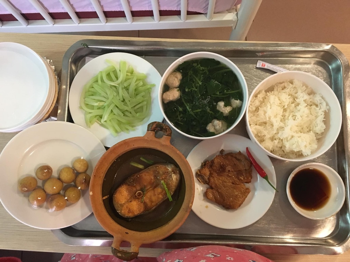 Review bv Quốc tế Sài gòn SIH - #reviewSIH
Chào các mẹ, hnay mình review về gói sinh mổ tại SIH cho các mẹ nào cần qtam nha. 
- Mình theo bs Nga, tới 39w2d thì nhập viện (khuya 8/2/2020), tới sáng 9/2 thì bs hội chẩn bảo bé to phải sinh mổ (mặc dù hôm trước tái khám bs ko báo j 😂). Dạo này bác Nga hot quá hay sao mà ngay lúc mình sinh thì bác cũng có 2 ca yêu cầu đỡ đẻ, làm mình nằm trên bàn mổ đợi bác tới 2 tiếng (rất là lạnh 😰). Trộm vía e nhà mình dc 3.7kg (luc siêu âm có 3.4kg à), y tá sẽ hỏi mình có muốn kề da e bé ko thì cho mình kề da ngay lúc đó. Quy trình mổ thì rất nhanh, gây tê tuỷ sống cũng nhẹ lắm. Chỉ lúc vào phòng hồi sức (nằm 6 tiếng)rất là lạnh nha do tác dụng of thuoc gây tê (mặc dù đc chiếu đèn sưởi, đắp mền). 2 tiếng sau thuốc tê tan dần thì bắt đầu đau vết mổ (đau lắm lun đó 🤢).  Sau đó chuyển về phòng, mình đau vết mổ cả đêm ko làm j dc nên mình fai gửi e bé phòng dưỡng nhi nửa ngày, sáng hôm sau mình mới tập đi dc. Ai nói đẻ mổ ko đau chứ mình đau mất 3-4 ngày (kinh khủng 🤮🤮). Trong gói dc chiếu plasma lành vết mổ 3 lần, dc khám sau sinh cho bé, tiêm ngừa lao, siêu vi B, sàng lọc sau sinh,.... tái khám mẹ & bé sau 1 tháng.
- Về dịch vụ: Mình thấy rất ok, thái độ - cử chỉ của tất cả nv từ bs tới nữ hộ sinh, tạp vụ,bve... rất nhẹ nhàng, ân cần. Thăm khám thường xuyên sau sinh, mỗi ngày: dc lam vệ sinh 3l, bsi  khám 1 lần, đo huyet áp,đặt thuốc giảm đau, rồi y tá thường xuyên vào hỏi thăm, dặn dò mình đi vệ sinh, đi tiểu dc chưa, tắm bé, chỉ cách cho bé bú, .... rất chu đáo & ân cần. 
- Về chi phí: Mình chọn gói sinh thường , sau đó chuyển sang gói sinh mổ 24,5trieu. Ban đầu mình đổi phòng VIP1- 2,2tr nhưng do hết phòng nên chuyển sang VIP2 giá 2.6tr/ngày (bù thêm 1.6tr/ngày) . Phòng to, sạch sẽ, có giường riêng cho người nhà, có khu tiếp khách, đặc biệt phần cơm ở đây rất ngon & nhiều (2 người ăn mới hết). Mình ăn rất ngon miệng trong 5 ngày ở đây. Tổng chi phí là hơn 38 triệu (bao gồm cả 2.5tr yêu cầu bsi, xét nghiệm trước khi sinh 3,2tr, đổi phòng VIP, thuốc sau xuất viện,...). Mình có bảo hiểm nên dc claim lại 33tr 🙂
- 1 vài chiếc ảnh cho các mẹ tham khảo nhé 😀