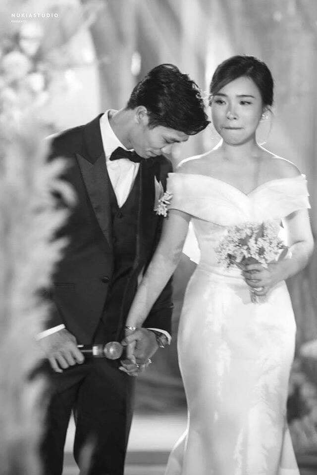Tự nhiên muốn viết vài dòng cho chàng trai này. Chàng trai đã chịu quá nhiều sức ép, quá nhiều bất công. Tung hô có, chửi rủa có. Cho tới tận khi cả đất nước Việt Nam tung hô chiến tích U23 Thường Châu, thì Phượng vẫn lủi thủi và lầm lũi 1 góc. 

Áp lực truyền thông, áp lực phải lớn phải trưởng thành quá lớn khi mà BĐVN đang trải qua giai đoạn quá thành công, quá nhanh chóng. 

Người ta đã thở phào khi Phượng đã vượt qua số phận. Mới hôm nào người ta còn giễu cợt Phượng bằng cái tên cô ca sĩ xinh đẹp nào đó, bằng cuộc tình trên mặt báo. Tới mức cậu trai trẻ phải xin phép hãy xem em là cầu thủ bóng đá, hãy nhìn em trên sân bóng. Em cũng là con người. 

Giờ đây cậu ghi bàn thắng để đời, 1 bàn thắng quan trọng hơn cả bàn thắng tuyệt vời vào lưới U19 Úc. Tuyệt vời hơn những gì người ta nói về cậu. Lần này không cần phải ồn ào, không cần ầm ĩ nữa rồi đúng chứ chàng trai. 

Một ngày hạnh phúc Phượng nhỉ? Chúc mừng Công Phượng, anh chàng giờ đã lớn. Đã biết khóc cho khoảnh khắc quan trọng nhất, màu hồng đẹp nhất trong đời. 

Share: Minh Tuấn