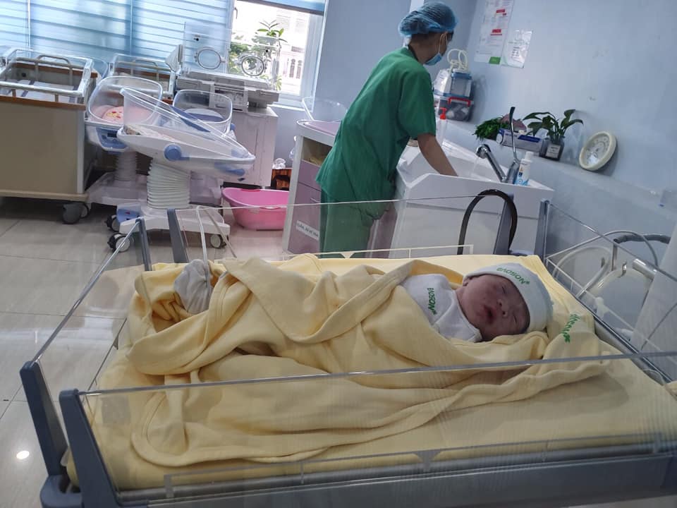 Chào các mẹ! Mình đã sinh bé tại Bảo Sơn được 2 tuần rồi, nghĩ lại vẫn như mơ vì cảm giác hạnh phúc sau hành trình vất vả tìm con! Mình đã khá nhiều tuổi nên luôn muốn có lựa chọn an toàn khi sinh đó là các bệnh viện công lớn như sản Hà Nội hay sản C, nhưng do nhà neo người không có ai trông nên mình đã rất băn khoăn trăn trở và tìm đến các bệnh viện tư mong có sự hỗ trợ khi vượt cạn. Đến với Bảo Sơn quả không làm mình thất vọng, mình được hỗ trợ chu đáo của bạn tư vấn viên rồi bác sĩ Đoàn Thị Lan đã rất quan tâm tận tình giúp mình hiểu và điều chỉnh bữa ăn khi mình đang rất căng thẳng và lo lắng vì tiểu đường thai kỳ. Mình đã rất kiên trì làm theo hướng dẫn của Bs Lan và cũng lắng nghe cơ thể của mình tự điều chỉnh thực đơn hàng ngày hàng tuần, mình đã thành công trong việc kiểm soát đường 😍😍😍. Mình quyết định sinh bé khi bé 39 tuần tuổi. Mình đã đến viện trước 1 ngày sinh bé nghe dặn dò trước sinh của Bs Cốc, đó là ngày chủ nhật Bs Cốc trực, bác rất quan tâm và thân thiện trao đổi với mình. Mình cảm thấy an tâm không lo lắng, vì mình đã sẵn sàng rồi. Trời ơi đi sinh được quan tâm động viên không chỉ người nhà mà từ các bác sĩ, y tá, hộ sinh trong viện. Bác sĩ Phê mổ cho mình, bác sĩ Nhân gây tê màng cứng bác sĩ Thanh Bs Nhi khoa và còn rất nhiều rất nhiều các Bs và y tá khác họ luôn hỏi chuyện động viên mình. Con trai ra đời được 3,3kg, hạnh phúc ngập tràn ứa nước mắt vì khi siêu âm con bé hơn vậy rất nhiều, mình có hỏi con cháu thế nào ạ? Nghe được con khỏe bình thường nhé, lòng nhẹ bẫng, làm mẹ chỉ mong có như vậy thôi. Ở viện 3 ngày hai mẹ con được Bs thăm khám hàng ngày, Bs Sản, Bs gây mê, giảm đau, Bs Nhi, các cô y tá hộ lý vệ sinh cho mẹ cẩn thận, hỗ trợ vệ sinh cho con. Thậm chí khi con mình bị nề rốn đã được U Sinh xử lý sạch đẹp an toàn! ❤️❤️❤️Mẹ bị tắc sữa được các u Sinh, U Thắm, U Quế massage, mỗi người bằng cách của mình hỗ trợ cho sản phụ. Thật lòng hai vợ chồng mình vẫn nói chuyện với nhau lựa chọn đi sinh Bảo Sơn là lựa chọn hợp lý! Nếu có sinh lần sau nhất định mình sẽ lại tới đây một lần nữa. Cảm ơn các bác sĩ y tá, hộ sinh đã luôn tận tâm với nghề, mang lại niềm vui,  hạnh phúc, sự an tâm cho các ông bố bà mẹ còn đang lúng túng, đang bỡ ngỡ, đang trên hành trình học làm bố làm mẹ😍☘️💕🌈👏🌱😘😘😘