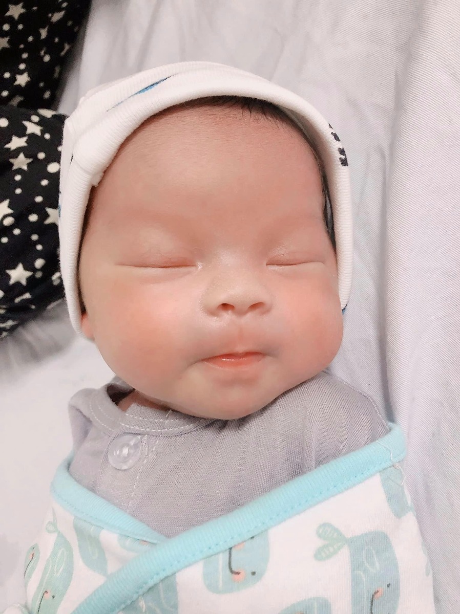 Review đi đẻ tại sản1 BV Thanh Nhàn🎉
Xin chào cả nhà! Con là Quang Đăng sinh lúc 13h5’ ngày 11/6/2020🤗
Trước tiên e xin cảm ơn đến c Trà, c Ngân , c Hường...đã theo dõi thai sản cho e từ lúc e đăng kí sinh ạ. Thai của mình dây rốn bám mép nên bác sĩ chỉ định nên mổ chủ động sẽ tốt cho thai. Nên mình quyết định mổ lúc thai đc 38w. Thật sự e cảm ơn BS Thắng, Bs Trung và toàn thể ekip mổ ngày hôm ý đã thực hiện ca mổ cho e, lúc mổ bs còn nchuyen cùng làm e thấy rất yên tâm, k lo sợ j cả. E bé thì đc c Vân, c Thư, c Hằng đón tay nên trộm vía ăn ngoan ngủ ngoan ạ❤️ Và vết mổ thì như 1 sợi chỉ chồng e nhìn k ra 🤣. Nchung là lựa chọn sinh ở sản 1 là điều đúng đắn nhất vs e. Tất cả các c hộ sinh, điều dưỡng hàng ngày làm thuốc thay băng đều rất thân thiện vui tính. Một lần nữa e xin cảm ơn khoa Sản1 BV Thanh Nhàn đã giúp mẹ con e mẹ tròn con vuông ạ 🥰