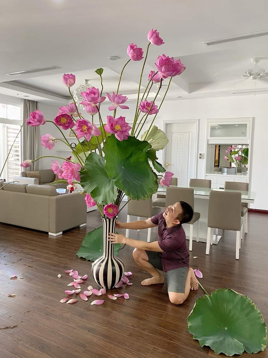 Mẹ nào thích cắm sen ko ạ? Chân dài miên man đầy cảm xúc , hương thơm ngao ngạt trong và ngoài hành lang căn hộ .
 Ps : Chia sẻ thêm mình nhờ chị đặt hoa ở đầm sen Hô Tây nhờ người hái chịu khó ra giữ hồ rât sâu và cắt sát gốc thì chân mới dài tầm 2.1-2,3 mét như vậy và hoa rất khoẻ ko phải dưỡng nữa về hôm sau nở căng